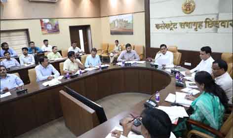 डॉक्टर जिला अस्पताल में समय पर उपस्थित रहे कलेक्टर श्री सिंह ने ली समय सीमा प्रकरणों की समीक्षा बैठक छिन्दवाड़ा यशो:- कलेक्टर शीलेन्द्र सिंह ने सोमवार को कलेक्टर कार्यालय के सभाकक्ष में समय सीमा प्रकरणों की समीक्षा बैठक ली। इस बैठक में विभिन्न विभागों से जुड़े लंबित प्रकरणों की गहन समीक्षा की गई। उन्होंने विभागवार विस्तृत चर्चा करते हुए समय सीमा में लंबित मामलों पर तुरंत कार्यवाही करने के निर्देश दिए। बैठक में सीएम हेल्पलाइन, जनसुनवाई, सीएम कार्यालय, सीएम हाउस, विभिन्न आयोगों, वरिष्ठ कार्यालयों एवं न्यायालयों से जुड़े लंबित प्रकरणों का विश्लेषण किया गया। कलेक्टर श्री सिंह ने इन सभी प्रकरणों के शीघ्र निराकरण के लिए अधिकारियों को निर्देशित किया ताकि समय सीमा के भीतर सभी शिकायतों और मामलों का निपटारा हो सके। उन्होंने यह भी सुनिश्चित किया कि सभी संबंधित विभाग समय-सीमा में अपेक्षित कार्यवाही करते हुए रिपोर्ट प्रस्तुत करें। मातृवंदना योजना की समीक्षा- कलेक्टर श्री सिंह ने मातृवंदना योजना में निरंतर प्रगति के लिए निर्देश दिए। इस योजना के अंतर्गत लक्षित लाभार्थियों को समय पर लाभ प्रदान करने का प्रयास सुनिश्चित करने के लिए अधिकारियों को नियमित निरीक्षण करने को कहा। डॉक्टरों की उपस्थिति पर निर्देश- कलेक्टर श्री सिंह ने निर्देश दिए कि जो डॉक्टर अपनी निर्धारित ओपीडी में अनुपस्थित पाए जा रहे हैं, उनके खिलाफ कार्यवाही की जाए। इस कदम का उद्देश्य स्वास्थ्य सेवाओं की गुणवत्ता में सुधार करना है ताकि मरीजों को नियमित और समुचित चिकित्सा सुविधा मिल सके। लोक सेवा अधिनियम पर कार्यवाही- बैठक में लोक सेवा अधिनियम के तहत आने वाले सभी आवेदनों पर तत्काल कार्यवाही करने का निर्देश दिये गए। सार्वजनिक समस्याओं के समाधान पर जोर- कलेक्टर श्री सिंह ने अधिकारियों को यह निर्देश दिए कि वे जनता की समस्याओं को कम करने के उद्देश्य से काम करें, न कि उनकी समस्याओं को बढ़ाएं। उन्होंने अधिकारियों को क्षेत्र में जाकर समस्याओं को समझने और उनका समाधान कराने के लिए कहा। वन पट्टा धारकों के लिए केसीसी और पीएम किसान योजनाएं- कलेक्टर श्री सिंह ने वनाधिकार पट्टा धारकों के लिए किसान क्रेडिट कार्ड और पीएम किसान योजनाओं का शत-प्रतिशत क्रियान्वयन एक सप्ताह के भीतर सुनिश्चित करने के निर्देश दिए। उन्होंने कहा कि अगर समयसीमा के भीतर क्रियान्वयन नहीं किया गया, तो संबंधित अधिकारियों पर कार्रवाई की जाएगी। बैठक में सीईओ जिला पंचायत अग्रिम कुमार, अपर कलेक्टर के.सी.बोपचे, एसडीएम श्री सुधीर कुमार जैन, नगरनिगम आयुक्त सी.पी.राय, संयुक्त कलेक्टर श्रीमती ज्योति ठाकुर, अतिरिक्त सीईओ जिला पंचायत पी.राजोदिया, अतिरिक्त क्षेत्रीय परिवहन अधिकारी मनोज तेहनगुरिया, उप संचालक कृषि जितेन्द्र कुमार सिंह, उप संचालक पशु पालन एवं डेयरी विभाग डॉ.एच.जी.एस.पक्षवार सहित सभी विभागों के जिला अधिकारी एवं जिला मुख्यालय के अधिकारी कलेक्टर कार्यालय के सभाकक्ष में उपस्थित थे, जबकि अन्य सभी एसडीएम, तहसीलदार, नायब तहसीलदार, सीईओ जनपद पंचायत, सीएमओ सहित सभी खंड स्तरीय अधिकारी वीसी के माध्यम से बैठक में शामिल हुए।