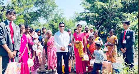 कन्हान क्षेत्र बचाने रोड से कोर्ट तक लड़ेगी कांग्रेस: उईके जुन्नारदेव यशो:- उजड़ते कन्हान क्षेत्र को बचाने के लिए श्रमिक संगठन इण्टुक, एच एम एस, एटक, सीटू, एवं एस सी एस टी काउंसिल ने कॉंग्रेस पार्टी को साथ लेकर महा प्रबंधक कार्यालय डुंगरिया के समक्ष जुन्नारदेव विधायक सुनील उईके के नेतृत्व में जंगी प्रदर्शन कर भाजपा सरकार पर जबरदस्त हमला बोला। विधानसभा एवं लोकसभा चुनाव में सत्तारूढ़ दल एवं उसके तरफ से चुनाव लड़ रहे प्रत्याशियों ने भी वादा किया था कि वे फारेस्ट विभाग की अनापत्ति दिलाकर एवं नई नई कोयला खदान खुलवाकर कन्हान क्षेत्र को बचाएंगे। साथ ही कुछ लोगों ने चुनाव के पहले अलग संगठन बनाकर कन्हान क्षेत्र को बचाने की बात कही थी किन्तु अब जब कन्हान क्षेत्र एकदम समाप्ति की ओर है तब ऐसे संगठन मैदान छोड़ चुके है एवं उनकी चुनाव के पहले की भूमिका को संदिग्ध माना जा रहा है। जिस संगठन या राजनीतिक दलों ने इन श्रमिक संगठनों से कन्हान क्षेत्र को बचाने के लिए आंदोलन में साथ देने के लिए सहयोग मांगा उन्हें इन श्रमिक संगठनों ने अपना पूरा सहयोग भी दिया किन्तु जब क्षेत्र उजाड़ हो रहा है तब इनमें से वे संगठन एवं भाजपा मैदान में कही नजर नही आ रहे है। इसीलिए जुन्नारदेव विधायक के नेतृत्व में काँग्रेस पार्टी को साथ लेते हुए श्रमिक संगठन इंटक, एच एम एस, एटक, सीटू एवं एस सी एस टी काउंसिल के संयुक्त मोर्चा ने आगे की लड़ाई लडऩे का फैसला किया है। धरना प्रदर्शन को संबोधित करते हुए जुन्नारदेव विधायक सुनील उईके ने कहा कि कन्हान क्षेत्र को बचाने के लिए काँग्रेस पार्टी हमारे नेता कमलनाथ एवं नकुलनाथ के निर्देशन में संयुक्त मोर्चा को साथ मे लेकर इस लड़ाई को रोड से लेकर कोर्ट तक लड़ेगी। इसके साथ ही दीवाली के बाद काँग्रेस पार्टी एक बड़ा आंदोलन कर भाजपा सरकार एवं उसके हवाबाज नेताओं का असली चेहरा जनता के सामने उजागर करेगी। इसके लिए हमारे कार्यकर्ता विधानसभा के गाँव एवं शहर के हर गली मोहल्ले में जाकर जन जागरण करेंगे एवं क्षेत्र की आम जनता से कन्हान क्षेत्र को बचाने के लिए आंदोलन से जुडऩे का आव्हान करेंगे। कार्यक्रम को घनश्याम तिवारी, नीटू गाँधी, अरुण साहू, विनोद निरापुरे, सुभाष गुलबाँके, बी एस ठाकुर, छोटू पाठक, आर के बैग, सुखराम सैयाम, भगवानदीन यादव, नियाज़ खान, अमरनाथ सिंह ने भी संबोधित किया। कार्यक्रम का संचालन मनोज ठग एवं रवि पवार ने किया एवं आभार प्रदर्शन दीपक नागले ने किया।