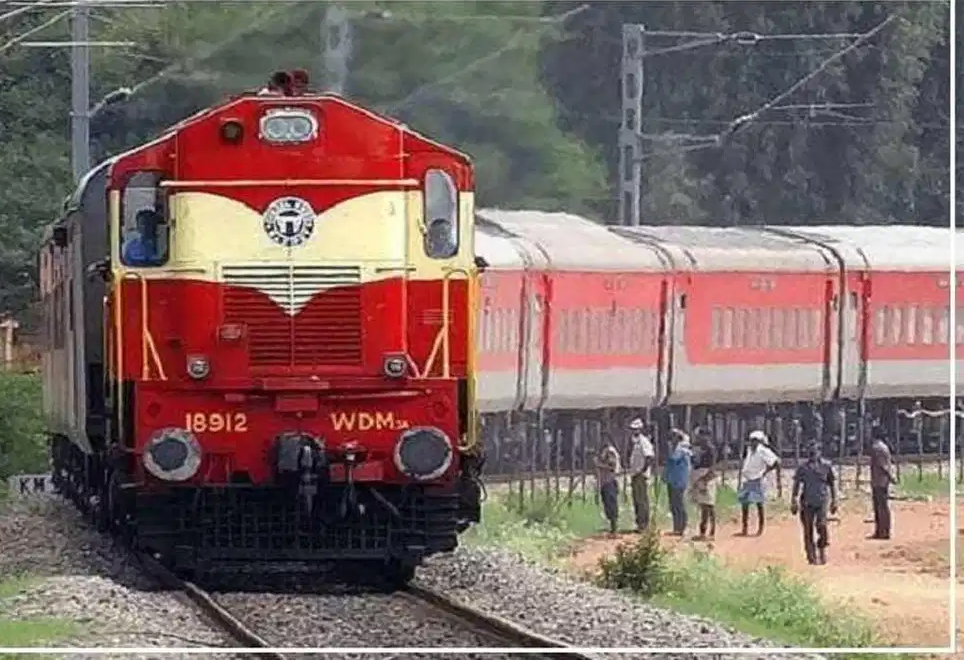 सीनियर सिटीजन को तुरन्त रेल्वे में छूट दी जावे: कुशवाह छिंदवाड़ा यशो:- सेवा निवृत वन विभाग एस.डी.ओ व राष्ट्रीय वृक्ष मित्र पुरूस्कार से सम्मानित रवीन्द्र कुशवाह ने प्रधान मंत्री नरेन्द्र मोदी से मांग की है कि रेल्वे में सीनियर सिटीजन को छूट दी जावे, यह छूट वर्षो से रेल्वे दे रही थी, किन्तु इसे कोरोना काल में बन्द कर दिया गया था जो अभी तक प्रारम्भ नहीं की गई है। श्री कुशवाह ने बताया कि सीनियर सिटीजन को छूट मिलने से वे तीर्थ यात्रा आराम से कर सकेंगे छूट न मिलने के कारण अधिकांश वृद्ध तीर्थ यात्रा नहीं कर पाते। रविन्द्र कुशवाह ने सुझाव दिया है कि छूट में जो राशि दीजा रही है चाहे तो वह राज्य सरकार से वसूल कर सकती है। एक ओर सरकार जहां तीर्थ स्थलों पर सुविधायें बढ़ा रही है उसे सुन्दर बनाया जा रहा है, वहीं पर सरकार छूट नहीं दे रही है इससे वृद्धजन नाराज है। श्री कुशवाह ने आरोप लगाया कि रेल मंत्री एक आई.ए.एस रहे है, उन्हें जनता की भावनायें समक्ष में नहीं आती इसीलिए उन्होने अपना अड़डियल रवैया अपना कर छूट नहीं दी है। वृद्धजनों के रेल छूट नहीं देने का नुकसान भाजपा को लोकसभा चुनाव में हुआ है जहां पर उनकी सीटें कम आई है। सरकार एक ओर जहां अनाज, लाडली बहना, किसानों को छूट जैसी ढेर सारी सुविधायें दे रही है, वैसे यह छूट तत्काल प्रभाव से प्रारम्भ की जानी चाहिये जिससे वृद्धजानों को लाभ मिल सकें। वृद्धों को छूट मिलेगी तो वे मोदी एवं उसकी सरकार को आशीर्वाद देंगे।