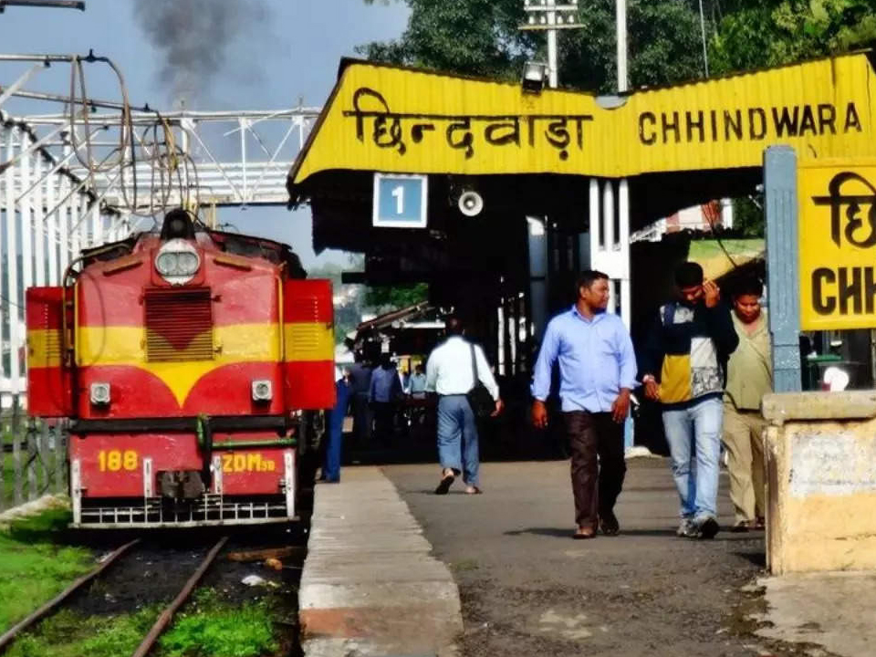 ईतवारी-रीवा छिंदवाड़ा से चले, पुल सुधरने में एक वर्ष लगेगा छिंदवाड़ा यशो:- ईतवारी-रीवा ट्रेन गांडी नंबर 11755 सौंसर से पास पुल में खराबी के कारण लगभग एक वर्ष तक नहीं चल पायेगी। बताया जाता है कि रेल्वे द्वारा पुल का पुर्ननिर्माण प्रारम्भ कर दिया गया है। ईतवारी रीवा ट्रेन 3 दिन छिंदवाड़ा एवं 3 दिन गोंदिया पर चलती है। छिंदवाड़ा पर से जाने वाली ट्रेन बन्द है। रेल्वे को चाहिये कि इस ट्रेन को छिंदवाड़ा से रीवा तक चलाया जाना चाहिये। इस ट्रेन से चलने वाले यात्री को फायदा मिलेगा। पूरी तरह रेल का संचालन बन्द करने से यात्रियों को परेशानी हो रही है। छिंदवाड़ा से चलने से जबलपुर, कटनी एवं रीवा जाने वाले यात्रियों को फायदा होगा। वैसे इस ट्रेन को आयोध्या या बनारस तक बढाया जा सकता है, ट्रेन बन्द होने से इसके रेक (डिब्बे)ईतवारी में खाली खड़े रहते है। यात्री संगठन एवं जनप्रतिनिधी इस ट्रेन को छिंदवाड़ा से चलाने की मांग कर रहे है। किन्तु रेल्वे के नागपुर मंडल के अधिकारियों का कहना है वह उनके अधिकार क्षेत्र में नहीं है। छिंदवाड़ा से प्रारम्भ करने हेतु सांसद बंटी साहू को रेल मंत्री से मिलना पड़ेगा। इस ट्रेन को बनारस तक बढाया जाता है तो जनता को एक ज्योर्तिलिंग के दर्शन आसानी से होंगे इसक अलावा मैहर एवं चित्रकूट रास्ते में पड़ते है। यह धार्मिक पर्यटन की अच्छी ट्रेन होगी। छिंदवाड़ा-उज्जैन हवाई जहाज चले या बन्देभारत ट्रेन चले छिंदवाड़ा से उज्जैन तक हवाई यात्रा एवं बन्दे भारत ट्रेन आसानी से चलाई जा सकती है, जिससे श्रद्धालु महाकल के आसानी से दर्शन कर सके पास में औंकारेश्वर भी है वहा भी आसानी से दर्शन हो सकते, हवाई यात्रा वालों को इन्दौर पास पड़ता है अभी कुछ विशिष्ट लोग इन्दौर से नागपुर आते है फिर छिंदवाड़ा आते है। छिंदवाड़ा शीघ्र हवाई अड्डा बनना चाहिये। छिंदवाड़ा से ईटारसी इन्टरसिटी चलाने की मांग वरिष्ठ नागरिक जय शंकर शुक्ला ने रेल मंत्री से मांग की है छिंदवाड़ा से ईटारसी इन्टरसिटी ट्रेन चलाया जाये जिससे इटारसी से मुम्बई, खण्डवा, पूना, जबलपुर एवं अन्य ट्रेनों में जाने में यात्रियों को फायदा मिलेगा श्री शुक्ला ने बताया कि वे इस संबंध में पोस्ट कार्ड अभियान भी चलाने वाले है।