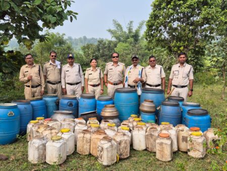 जिला सिवनी में आबकारी विभाग की एक ही दिन में दो बड़ी कार्रवाई सिवनी यशो:- आबकारी आयुक्त मध्यप्रदेश के द्वारा संपूर्ण मध्य प्रदेश राज्य में अवैध शराब के प्रचलन पर रोक लगाए जाने हेतु विशेष अभियान चलाए जाने के निर्देश दिए गए हैं। इस तारतम्य में कलेक्टर सिवनी सुश्री संस्कृति जैन के निर्देशन एवं सहायक आबकारी आयुक्त सिवनी शैलेश जैन के मार्गदर्शन में आबकारी आयुक्त मध्यप्रदेश के द्वारा संपूर्ण मध्य प्रदेश राज्य में अवैध शराब के प्रचलन पर रोक लगाए जाने हेतु विशेष अभियान चलाए जाने के निर्देश दिए गए हैं। इस तारतम्य में कलेक्टर सिवनी सुश्री संस्कृति जैन के निर्देशन एवं सहायक आबकारी आयुक्त सिवनी शैलेश जैन के मार्गदर्शन में आबकारी लखनादौन मंडल की टीम के द्वारा आज दिनांक 9 अक्टूबर 2024 को प्रात: तड़के 03:00 बजे गणेशगंज क्षेत्र की घुनई घाटी में जबलपुर सिवनी हाइवे पर नाकेबंदी करते हुए छापामार कार्यवाही की गई। नाकेबंदी के दौरान एक चार पहिया वाहन बोलेरो क्रमांक रूक्क 50 क्चष्ट 0633 में आरोपी मनीष कतिया तथा मुकेश वरकड़े के द्वारा 05 पेटी देशी मदिरा तथा 02 पेटी अंग्रेजी मदिरा कुल 07 पेटी (63 ड्ढह्वद्यद्म लीटर) का परिवहन करते हुए जप्त किया गया है। जप्त मदिरा का कुल मूल्य 40000/ तथा बोलेरो वाहन का अनुमानित मूल्य लगभग 04 लाख रुपए है। आरोपियों के विरुद्ध मध्य प्रदेश आबकारी अधिनियम,1915 की धारा 34(2) के अंतर्गत आपराधिक प्रकरण कायम किया गया है। आज के विशेष अभियान की छापामार कार्यवाही में आबकारी लखनादौन वृत् के प्रभारी आबकारी उप निरीक्षक रविंद्र लिल्हारे आबकारी आरक्षक वीरेंद्र पटेल और अनिल विश्वकर्मा शामिल रहे। इसी प्रकार दूसरी बड़ी कार्रवाई अंतर्गत आबकारी सिवनी मंडल की टीम के द्वारा आज दिनांक 9 अक्टूबर 2024 को प्रात: 06:00 बजे गोपालगंज क्षेत्र के ग्राम सूखा डोंगरी एवम खापा के जंगल में अवैध शराब के अड्डों पर छापामार कार्यवाही की गई। अत: आज प्रात: आबकारी विभाग की टीम के द्वारा अवैध शराब के अड्डों पर छापामार कार्यवाही कर भारी मात्रा में अवैध शराब बनाए जाने में प्रयुक्त सड़ा हुआ महुआ लाहन बरामद कर नष्ट किया गया है एवं अवैध शराब की भट्टीयों को नष्ट किया गया है। अवैध शराब की भट्टीयों में बनाई जा चुकी अवैध हाथ भट्टी कच्ची शराब भी बरामद कर जप्त की गई है। आबकारी दक्षिण मंडल के प्रभारी सहायक जिला आबकारी अधिकारी प्रणय श्रीवास्तव, वृत्त की प्रभारी अधिकारी सुश्री खुशबू प्रिया मरावी, आबकारी उप निरीक्षक द्वारा अज्ञात व्यक्तियों के विरुद्ध मध्य प्रदेश आबकारी अधिनियम , 1915 के अंतर्गत आपराधिक मामला दर्ज किया गया है। अवैध शराब के अड्डों पर छापे की कार्यवाही के बाद आबकारी विभाग की टीम के द्वारा ग्राम दतनी में छापा मारकर कमला बाई ऊइके पत्नी मंगल सिंह उम्र 42 वर्ष एवम रमेश धुर्वे आत्मज कुंवर सिंह उम्र 34 वर्ष के रिहायशी मकान से अवैध हाथ भट्टी कच्ची शराब बरामद कर जप्त की गई और उनके विरुद्ध मध्य प्रदेश आबकारी अधिनियम,1915 की धारा 34(1) के अंतर्गत आपराधिक प्रकरण कायम किया गया है। लगभग 2200 किलोग्राम महुआ लाहन एवं लगभग 40 लीटर अवैध हाथ भट्टी कच्ची शराब बरामद कर जप्त की गई है। इस प्रकार दोनों कार्रवाइयों में जप्त सामग्रियों की अनुमानित कीमत 6 लाख 70 हजार रुपए है। आज की दोनों छापामार कार्यवाही में आबकारी दक्षिण, उत्तर और लखनादौन वृत्त का समस्त कार्यपालिक स्टॉफ शामिल रहा है।