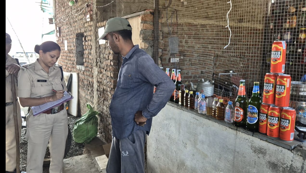 होटल में मिली अवैध शराब संचालक ने आबकारी अमले से की अभद्रता होटल संचालक की हुई एफ आई आर, 07 अनावेदकों पर प्रकरण दर्ज, 120 लीटर शराब जप्त सिवनी यशो:- आबकारी आयुक्त मध्य प्रदेश के द्वारा अवैध शराब के प्रचलन पर रोक लगाए जाने के उद्देश्य से संपूर्ण मध्य प्रदेश राज्य में विशेष अभियान चलाए जाने के निर्देश दिए गए हैं, आदेश के परिपालन में कलेक्टर सिवनी सुश्री संस्कृति जैन के नेतृत्व एवं सहायक आबकारी आयुक्त सिवनी शैलेश जैन के निर्देशन में आबकारी सिवनी मंडल की टीम के द्वारा छापामार कार्रवाई लगातार जारी है। इस क्रम में आबकारी दक्षिण वृत्त तथा उत्तर वृत्त की प्रभारी सुश्री खुशबू प्रिया मरावी आबकारी उप निरीक्षक के द्वारा विगत तीन दिनों में कुल दस आपराधिक प्रकरण कायम किए गए हैं। आबकारी विभाग के दल को प्राप्त सूचना अनुसार बरघाट क्षेत्र के ग्राम मोहगांव, कन्हीवाड़ा क्षेत्र के ग्राम जंगलटोला में अवैध शराब बनाए जाने तथा काफी अधिक मात्रा में अवैध रूप से हाथ भट्टी कच्ची शराब बनाई जाने और उसे आस-पास के बहुत से ग्रामीण क्षेत्रों में सप्लाई किया जाता है, जिससे जनहानि होने की आशंका रहती है। इसीलिए इस पर अंकुश लगाए जाने की आवश्यकता है। प्राप्त सूचना के आधार पर आबकारी विभाग के सिवनी मंडल के वृत्त उत्तर एवं वृत्त दक्षिण की टीम के द्वारा संबंधित क्षेत्रों में छापामार कार्यवाही की गई है। छापे की कार्यवाही में अवैध हाथ भट्टी कच्ची शराब बनाने की भ_ियां और इसे बनाने में प्रयुक्त सड़ा हुआ महुआ लाहन प्लास्टिक के अनेक ड्रमों तथा प्लास्टिक की पन्नियों व बोरियों में रखे पाया गया। जिसे आबकारी विभाग की टीम के द्वारा नष्ट किया गया है। आबकारी टीम के द्वारा ग्राम बाँकी थाना बंडोल स्थित होटल बालाजी सरकार के संचालक संजीव बघेल आत्मज मोहन सिंह बघेल उम्र 37 वर्ष निवासी गंगेरूआ टोला थाना बंडोल के कब्जे से देशी एवं विदेशी शराब बरामद होने पर उसके विरुद्ध मध्य प्रदेश आबकारी अधिनियम 1915 की धारा 34(1) क , 36 तथा 45 के अंतर्गत न्यायालयीन प्रकरण पंजीबद्ध किया गया है। उल्लेखनीय है कि जब आबकारी टीम के द्वारा ग्राम बाँकी में संजीव बघेल के होटल बालाजी सरकार में छापा मारा गया। तब होटल में अवैध शराब बरामद होने पर होटल संचालक संजीव बघेल के द्वारा आबकारी टीम के साथ अभद्रता, गालीगलौच और छिना झपटी करते हुए शासकीय कार्य में बाधा उत्पन्न की गई। जिसके चलते आबकारी विभाग के द्वारा होटल संचालक संजीव बघेल के विरुद्ध थाना बंडोल में एफ. आई. आर. दर्ज कराई गई है। उक्त प्रकरण के अलावा लालसिंह धुर्वे आत्मज अतर लाल उम्र 40 साल निवासी ग्राम रजौला थाना कुरई, अमित वंशकार आत्मज शंकरलाल उम्र 30 साल निवासी गोपालगंज, तार सिंह आत्मज रामलाल मड़ावी उम्र 35 साल निवासी सैला थाना बरघाट, लक्ष्मी काकोडिया पत्नी रामभरोस उम्र 35 साल निवासी भटेखारी, भागवत मर्सकोले आत्मज दूप सिंह उम्र 55 साल निवासी विजयपानी कलां, मीनाबाई पत्नी लखनलाल तुमडाम उम्र 55 वर्ष, धीरन सिंह आत्मज तिलक सिंह मर्सकोले उम्र 60 वर्ष निवासी ग्राम टिकारी के विरुद्ध मध्य प्रदेश आबकारी अधिनियम 1915 की धारा 34(1) के अंतर्गत न्यायालयीन प्रकरण पंजीबद्ध किया गया है। विशेष अभियान के अंतर्गत विगत तीन दिनों की कार्यवाही में लगभग 5100 किलोग्राम सड़ा हुआ महुआ लाहन एवं लगभग 120 लीटर अवैध हाथ भट्टी कच्ची शराब 22 बोतल देशी एवं विदेशी बरामद हुई है, जिसकी अनुमानित कीमत लगभग 5,00,000 रुपए है। उक्तानुसार कार्यवाही में आबकारी सिवनी मंडल के वृत्त उत्तर एवं वृत्त दक्षिण का समस्त कार्यपालिक स्टॉफ शामिल रहा है।