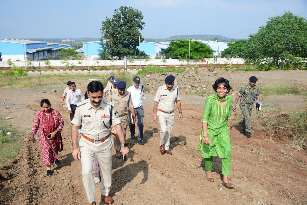 जिलास्तरीय कार्यक्रम की तैयारियां पूर्ण कलेक्टर, एस पी ने किया संयुक्त निरीक्षण सिवनी यशो:- शासकीय चिकित्सा महाविद्यालय सिवनी के लोकार्पण समारोह की संपूर्ण तैयारियां पूरी हो चुकी है। विधायक सिवनी श्री दिनेश राय, कलेक्टर सुश्री संस्कृति जैन एवं पुलिस अधीक्षक श्री सुनील मेहता द्वारा कार्यक्रम स्थल, हैलिपेड, पार्किंग व्यवस्था, भोजन सहित अन्य सभी व्यवस्थाओं का अवलोकन कर अधिकारियों को आवश्यक दिशा-निर्देश दिए गए हैं।