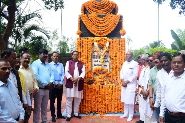 जंगल सत्याग्रह के शहीदों की स्मृति में शहीद मेले का हुआ आयोजन सिवनी यशो:- जंगल सत्याग्रह शहीदों की स्मृति में बुधवार 09 अक्टूबर को कुरई विकासखंड के ग्राम टुरिया में शहीद मेले का आयोजन सांसद एवं पूर्व केन्द्रीय राज्य मंत्री फग्गन सिंह कुलस्ते के मुख्यातिथ्य में संपन्न हुआ। कार्यक्रम की अध्यक्षता विधायक बरघाट कमल मर्सकोले द्वारा की गई। कार्यक्रम में सर्वप्रथम सांसद कुलस्ते सहित अन्य जनप्रतिनिधियों ने जंगल सत्याग्रह में अपने प्राणों की आहुति देने वाले अमर शहीद श्रीमती रेनों बाई, श्रीमती मुड्डे बाई, श्रीमती देभो बाई तथा बिरजू भोई की स्मृति में निर्मित शहीद स्मारक में पूजन-अर्चन कर शहीदों को नमन किया गया। इसके साथ ही शहीदों के परिजनों का साल-श्रीफल से सम्मान किया गया। इस अवसर पर जनपद अध्यक्ष कुरई लोचन सिंह मर्सकोले, जिला पंचायत उपाध्यक्ष राकेश सनोडिया,जनपद उपाध्यक्ष हरदीप सिंह भाटिया सहित अन्य जनप्रतिनिधियों एवं कलेक्टर सुश्री संस्कृति जैन, सीईओ जिला पंचायत नवजीवन विजय, अनुविभागीय अधिकारी कुरई विजय सेन सहित अन्य संबंधित अधिकारियों की उपस्थिति रही।