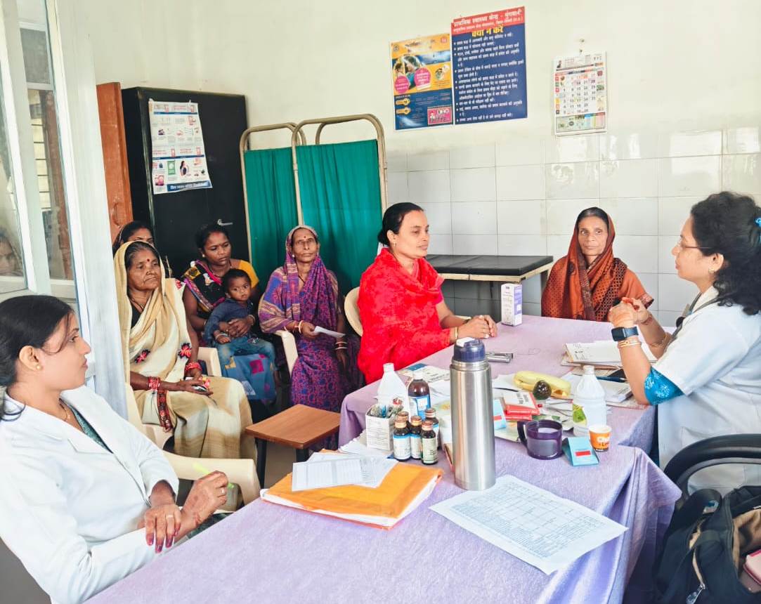 आयुर्वेद नवाचार का प्रसूति महिलाओं को दिया गया लाभ सिवनी यशो:- शनिवार 26 अक्टूबर को संचालनालय आयुष मध्यप्रदेश के आदेशानुसार एवं जिला आयुष अधिकारी सिवनी डॉ. यशवंत कुमार माथुर के मार्गदर्शन में नवम आयुर्वेद दिवस वैश्विक स्वास्थ्य के लिए आयुर्वेद नवाचार के अंतर्गत पी. एच. सी. मुंगवानी में महिलाओं को आयुर्वेद की महत्ता बताते हुए दिनचर्या, रात्रिचर्या एवं ऋतुचर्या के लाभ एवं महिला स्वास्थ्य एवं गर्भावस्था संबंधी समस्याओं के प्रति आयुर्वेद के समग्र द्रष्टिकोण जैसे योगासन, आहार, विहार को समझाया गया तथा जीवन शैली संबंधित दिशा निर्देश देकर आयुर्वेद के माध्यम से महिलाओं के सामान्य स्वास्थ्य संबंधी समस्याओं का समाधान किया गया।