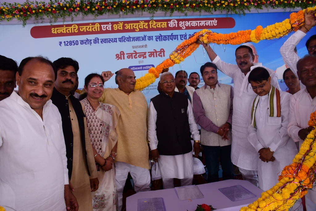 सिवनी मेडिकल कॉलेज सरकार के सबके लिए स्वास्थ्य के लक्ष्य को साकार करेगा- राज्यपाल श्री पटेल शासकीय चिकित्सा महाविद्यालय प्रधानमंत्री नरेन्द्र मोदी ने वर्चुअल भव्य लोकार्पण किया सिवनी यशो:- धन्वन्तरि जयंती एवं 9 वें आयुर्वेद दिवस के अवसर पर प्रधानमंत्री नरेन्द्र मोदी द्वारा 12850 करोड़ रुपये लागत की स्वास्थ्य परियोजनाओ के साथ ही शासकीय चिकित्सा महाविद्यालय सिवनी का वर्चुअल कार्यक्रम के माध्यम से लोकार्पण किया गया। शासकीय चिकित्सा महाविद्यालय सिवनी का जिला स्तरीय लोकार्पण समारोह राज्यपाल मंगुभाई पटेल के मुख्य आतिथ्य में सम्पन्न हुआ। इस अवसर पर प्रदेश शासन के राजस्व मंत्री एवं जिलें के प्रभारी मंत्री करण सिंह वर्मा,लोक स्वास्थ्य एवं चिकित्सा शिक्षा राज्यमंत्री नरेंद्र शिवाजी पटेल, सांसद श्रीमती भारती पारधी, विधायक सिवनी दिनेश राय, विधायक बरघाट कमल मर्सकोले, विधायक केवलारी रजनीश सिंह, जिला पंचायत अध्यक्ष श्रीमती मालती डेहरिया, नगरपालिका अध्यक्ष शफीक खान, भाजपा जिला अध्यक्ष आलोक दुबे, प्रदेश युवा मोर्चा अध्यक्ष वैभव पवार, पूर्व सांसद डॉ ढालसिंह बिसेन, पूर्व सांसद श्रीमती नीता पटेरिया सहित अन्य जनप्रतिनिधियों संभागायुक्त अभय वर्मा, आई जी जबलपुर अनिल सिंह कुशवाहा, कलेक्टर सुश्री संस्कृति जैन, पुलिस अधीक्षक सुनील मेहता, मुख्य कार्यपालन अधिकारी नवजीवन विजय सहित अन्य अधिकारी उपस्थित थे। एवं लगभग 08 से 10 हजार की संख्या में आम नागरिकों की सहभागिता रही। जिलास्तरीय लोकार्पण समारोह को संबोधित करतें हुए राज्यपाल श्री पटेल ने उपस्थित जनों को मेडिकल कॉलेज के रूप में मिली सौगात के लिए शुभकामनाऐं दी। उन्होंने कहा कि प्रधानमंत्री नरेन्द्र मोदी के नेतृत्व में स्वास्थ्य सेवाओं के क्षेत्र विस्तार के अभूतपूर्व प्रयास हुए है। आने वाले समय में गुणवत्तापूर्ण चिकित्सा-सेवा बहुत व्यापक स्तर पर आम जन को सुलभ हो इसके लिए देश में,अनेक नए एम्स,मेडिकल कॉलेज खोलनेके साथ ही एमबीबीएस और पी.जी. की सीटें ब?ायी जा रही हैं। राज्?यपाल श्री पटेल ने कहा कि मेरा ऐसा विश्वास है कि सिवनी मेडिकल कॉलेज वंचितों, गरीबों तक आधुनिक स्वास्थ्य सेवाएं पहुंचा कर सरकार के सबके लिए स्वास्थ्य के लक्ष्य को साकार करेगा। उन्होंने कहा कि मेरा मानना है कि जिनके मन में सेवा भावना होती है, वही डॉक्टर और पैरामेडिकल स्टाफ के रूप में चिकित्सा सेवा को चुनते है। उन्होंने उपस्थित छात्र-छात्राओं को मेडिकल कॉलेज के संस्थापक डॉक्टर, पैरामेडिकल स्टाफ और छात्र के रूप में आप सब को सेवा भावना, संवेदनशीलता, सहानुभूति और रोगी परिजनों के प्रति समानुभूति के भावों और व्यवहार की मजबूत परंपरा को कायम करना होगा। पीडि़त मानवता की सेवा बहुत बड़ी जिम्मेदारी और मानवता का सर्वोच्च धर्म है,इसीलिए हमारे देश में डॉक्टरों को लोग भगवान मानते हैं क्योंकि वे लोगों की स्वास्थ्य-रक्षा तथा प्राण-रक्षा करते हैं। राज्यपाल श्री पटेल ने छात्र-छात्राओं से कहा चिकित्सा सेवा क्षेत्र से जुड़े होने के कारण आपको हमेशा याद रखना है कि आपके द्वारा दी गई दवा या परामर्श के साथ आपके व्यवहार में हीलिंग टच हो। आपको सचेत रहना है कि विषम परिस्थितियों में भी आपकी कार्यशैली में धैर्य, संवेदनशीलता, संवेदना और करुणा जैसे मूल्य बने रहें। उन्होंने जनमानस से कहा कि सभी को यह बात समझनी चाहिए कि डॉक्टर, मरीज की जान बचाने के लिए सारे उपाय करते हैं।फिर भी यदि कोई अप्रिय घटना होती है तो उसके लिए डॉक्टरों या अस्पताल के कर्मचारियों के साथ दुर्व्यवहार नहीं करना चाहिए। मरीजों, उनके परिजनों और आम जनता को यह बात ध्यान में रखनी चाहिए कि जीवन और मृत्यु से जुड़े कारण हमेशा डॉक्टरों की समझ में भी नहीं आ सकते हैं। उन्होंने कहा कोरोना महामारी में हमने देखा कि कैसे देश के डॉक्टरों, नर्सों, एवं मेडिकल क्षेत्र से जुड़े लोगों ने अपनी जान की परवाह किए बिना, समर्पण और निस्वार्थ भाव से जनसेवा के सर्वोच्च मानवीय मूल्यों को दर्शाया है। उनकी आत्मीयता और अपनत्व ने महामारी से लडऩे में जो भूमिका निभायी है, उसके लिए पूरा देश हमेशा उनका ऋणी रहेगा। इस आशा के साथ कि आप सभी ‘स्वस्थ भारत’ और ‘विकसित भारत’ के निर्माण में अपना प्रतिबद्ध योगदान देंगे। मेडिकल कॉलेज सिवनी जिले की जनता के साथ-साथ आस-पास के जिलों के लिए भी लाभदायक-प्रभारी मंत्री कार्यक्रम को संबोधित कर प्रदेश शासन के राजस्व एवं जिले के प्रभारीमंत्री करण सिंह वर्मा ने कहा कि मेडिकल कॉलेज के रूप में मिली यह सौगात निश्चित रूप से सिवनी जिले की जनता के साथ-साथ आस-पास के जिलों के लिए भी लाभदायक होगी। आमजनों को उपचार के लिए अब नागपुर-जबलपुर जैसे महानगरों की ओर नहीं जाना पड़ेगा। प्रभारी मंत्री श्री वर्मा ने कहा कि केन्द्र और राज्य सरकार स्वास्थ्य सुविधाओं के उन्नयन के लिए लगातार कार्य कर रही है। जिसमें आयुष्मान भारत योजना स्वास्थ्य सेवाओं की दिशा में क्रांति है। उन्होंने कहा कि योजना के माध्यम से आमनागरिक को 05 लाख तक के नि:शुल्क उपचार की सुविधा मिलती है। प्रभारी मंत्री श्री वर्मा ने कहा कि किसानों के हित में राज्य सरकार द्वारा सायबर तहसील की सुविधा प्रारंभ की है जिससे किसानों को अब रजिस्ट्री के बाद नामांतरण के लिए तहसील के चक्कर लगाने की आवश्यकता नहीं है। उन्होंने कहा कि नामांतरण के साथ-साथ बटवारा एवं अन्य राजस्व कार्य भी समय-सीमा में पूर्ण हो रहे हैं। प्रभारी मंत्री श्री वर्मा ने किसानों से नरवाई न जलाने की अपील भी की। प्रदेश की स्वास्थ्य सुविधाओं का लगातार हो रहा उन्नयन- राज्य मंत्री पटेल लोक स्वास्थ्य एवं चिकित्सा शिक्षा राज्यमंत्री नरेंद्र शिवाजी पटेल ने कार्यक्रम को संबोधित कर कहा कि धनवंतरि जयंती के शुभ अवसर पर सिवनी मेडिकल कॉलेज का लोकार्पण निश्चित रूप से हर्ष का विषय है। आज के दिन मध्यप्रदेश में सिवनी, मंदसौर तथा नीमच सहित तीन मेडिकल कॉलेज का लोकार्पण होने से 300 नए डॉक्टर मिलने लगेंगे जिससे प्रदेश की स्वास्थ्य सुविधाओं का उन्नयन होगा। इसके अतिरिक्त मेडिकल कॉलेज से आमजनों को भी इसका सीधा लाभ मिलेगा। सांसद श्रीमती भारती पारधी ने कहा कि प्रधानमंत्री नरेन्द्र मादी के नेतृत्व में देश हर क्षेत्र में आगे बढ रहा है। स्वास्थ्य सुविधाओं में उल्लेखनीय उपलब्धि हासिल की है। उन्होंने राज्यपाल श्री पटेल के नेतृत्व में क्रियान्वित सिकल सेल उन्मूलन कार्यक्रम के बारे में भी अपना अनुभव साझा कर उपस्थितजनों को अपनी सिकल सेल की जांच कराने की अपील की सरकार ने जिले के विकास में कोई कसर नहीं छोडी- दिनेश राय मेडिकल कॉलेज के डॉक्टरों की सेवाओं का जिले वासिओं को होगा लाभ विधायक श्री दिनेश राय ने कहा कि प्रदेश सरकार ने सिवनी के विकास में कोई कसर नहीं छोडी है। सरकार की ओर से मेडिकल कॉलेज के रूप में मिली यह सौगात निश्चित रूप से सिवनी जिले के निवासियों के लिए फायदेमंद होगी। अब जिले वासियों को अपने उपचार के? लिए नागपुर-जबलपुर की ओर नहीं जाना पड़ेगा। श्री राय ने कहा कि मेडिकल कॉलेज में इस वर्ष 100 छात्र-छात्राओं को प्रवेश मिला है। इसके साथ ही 76 ऐसे डॉक्टर जो विदेशों से पढक़र आए हैं वे भी इंटरशिप के लिए मेडिकल कॉलेज पहुंचे हैं। जिनकी सेवाओं का लाभ जिले के मरीजों को मिल सकेगा। जो कि निश्चित रूप से हर्ष का विषय है। विधायक श्री राय ने कहा कि सरकार ने सिवनी जिले के विकास में कोई कसर नहीं छोडी है, मेडिकल कॉलेज, पेंच नहर, रेल्वे लाईन तथा फोरलेन जैसी अनेकों सौगात जिले को मिली है। उन्होंने कहा कि पेंच नहर से पानी मिलने से सिवनी जिले का किसान आज पंजाब जैसी उन्नत खेती कर रहा है। शेष छूटे क्षेत्रों में माईक्रों एरिकेशन के माध्यम से पानी पहुंचाया जाएगा। उन्होंने कहा कि शीघ्र ही भुरकलखापा इंडस्ट्रीज क्षेत्र में उन्नत उद्योगों की स्थापना की जाएगी। जिससे जिले में रोजगार के अवसर बढेंगे। कन्या पूजन से हुई कार्यक्रम की शुरूआत शासकीय चिकित्सा महाविद्यालय के लोकार्पण समारोह पर राज्यपाल मंगूभाई पटेल सहित अन्य अतिथियों ने कन्या पूजन कर कार्यक्रम का शुभारंभ किया। इसी तरह कार्यक्रम में अंत में प्रतिकात्मक स्वरूप प्रधानमंत्री जनमन आवास योजना, किसान क्रेडिट कार्ड, प्रधानमंत्री रोजगार सृजन कार्यक्रम सहित अन्य योजनाओं के हितग्राहियों को हितलाभ के वितरण किए गए। लोकार्पण समारोह में सहभागी बने आमजनों के लिए की गई भोजन व्यवस्था को सभी ने सराहा शासकीय चिकित्सा महाविद्यालय के लोकार्पण समारोह के अवसर पर कार्यक्रम के सहभागी बने 08 से 10 हजार जिले वासियों के? लिए कार्यक्रम स्थल पर की गई। भोजन एवं पेयजल व्यवस्थाओं की सभी के द्वारा सराहना की गई। प्रत्येक व्यक्ति को सुविधाजनक रूप से बिना असुविधा के गरम भोजन उपलब्ध हुआ। जिसकी राज्यपाल महोदय सहित अन्य जनप्रतिनधियों एवं सहभागी आमजनों सराहना की गई।