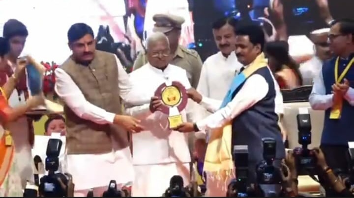 सफलता की कहानी शिक्षक संजय रजक राज्य स्तरीय शिक्षक सम्मान पुरूस्कार से हुए सम्मानित सिवनी यशो:- हमारे जीवन में शिक्षकों का महत्वपूर्ण योगदान होता है। शिक्षक न केवल हमें पढ़ाते हैं, बल्कि हमें जीवन के सही मार्ग पर चलना भी सिखाते हैं। सही और गलत का भेद सिखाते हैं। एक जिम्मेदार नागरिक बनने की दिशा में हमारा मार्गदर्शन करते हैं। एक अच्छा शिक्षक अपने छात्रों में न केवल ज्ञान का बीज बोता है, बल्कि उन्हें जीवन के हर पहलू में सफल बनने के लिए तैयार करता है। एक बेहतर शिक्षक न केवल अपने छात्रों बल्की पूरी समाज के लिए आदर्श होते हैं। ऐसा ही उदाहरण सिवनी जिले के दूरस्थ आदिवासी क्षेत्र घंसौर विकासखण्ड के ग्राम भिरा के शासकीय प्राथमिक शाला में पदस्थ शिक्षक संजय रजक द्वारा प्रस्तुत किया गया है। उन्होंने अपने शिक्षक होने की भूमिका का बेहतर निर्वहन करने के साथ ही बच्चों को शिक्षित कर एक बेहतर नागरिक बनने के प्रयासों एवं नवाचार के लिए प्राथमिक शिक्षक श्री संजय रजक को 25 अक्टूबर को भोपाल में आयोजित कार्यक्रम में राज्यपाल मंगूभाई पटेल एवं मुख्यमंत्री डॉ. मोहन यादव के हस्ते राज्य स्तरीय शिक्षक सम्मान पुरूस्कार से सम्मानित किया गया। शिक्षक संजय रजक को यह पुरूस्कार उनके शैक्षणिक प्रदर्शन, तथा नवाचारों, क्रियात्मक अनुसंधान एवं उनके परिणाम, शासन के विभिन्न कार्यक्रमों में सक्रियता, शिक्षण-प्रशिक्षण में सहभागिता, छात्रों का श्रेष्ठ प्रदर्शन प्रगति शिक्षक के लिखे गए लेख- शिक्षा के क्षेत्र में श्रेष्ठ कार्य करने पर यह पुरस्कार शिक्षकों को 11 आयामों पर आधारित गतिविधियों के आधार पर दिया जाता जा रहा है। जिसमें विगत पांच वर्षों की बोर्ड परीक्षाओं में शत-प्रतिशत परिणाम, शाला में शत-प्रतिशत नामांकन के लिए किए गए प्रयास, शाला एवं कक्षाओं का व्यवस्थित संचालन राष्ट्रीय एकता आलेख या पुस्तक, शिक्षक के किए गए कार्य के लिए प्राप्त पुरस्कार, छात्रों के संस्कार एवं कर्तव्य बोध के लिए किए गए कार्य शामिल हैं।