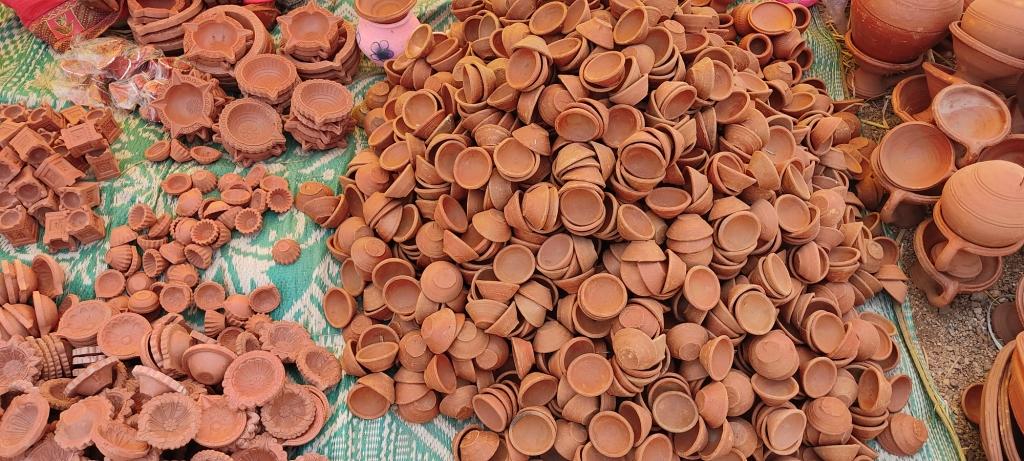 मिट्टी के दिए विक्रेताओं से नही लिया जायेगा कर सिवनी यशो:- कलेक्टर सुश्री संस्कृति जैन ने ग्रामीणों एवं कुम्हारों की सुविधा एवं मिट्टी के दिए के उपयोग को प्रोत्साहित करने की दृष्टि से जिलें के सभी नगर पालिका/नगर पंचायत क्षेत्र में मिट्टी के दिये विक्रेताओं से किसी भी प्रकार की कर वसूली न करने के आदेश जारी किये हैं। साथ ही सम्बंधित अधिकारियों मिट्टी के दिए विक्रेताओं की सुविधाओं का ध्यान रखने के निर्देश दिये हैं।