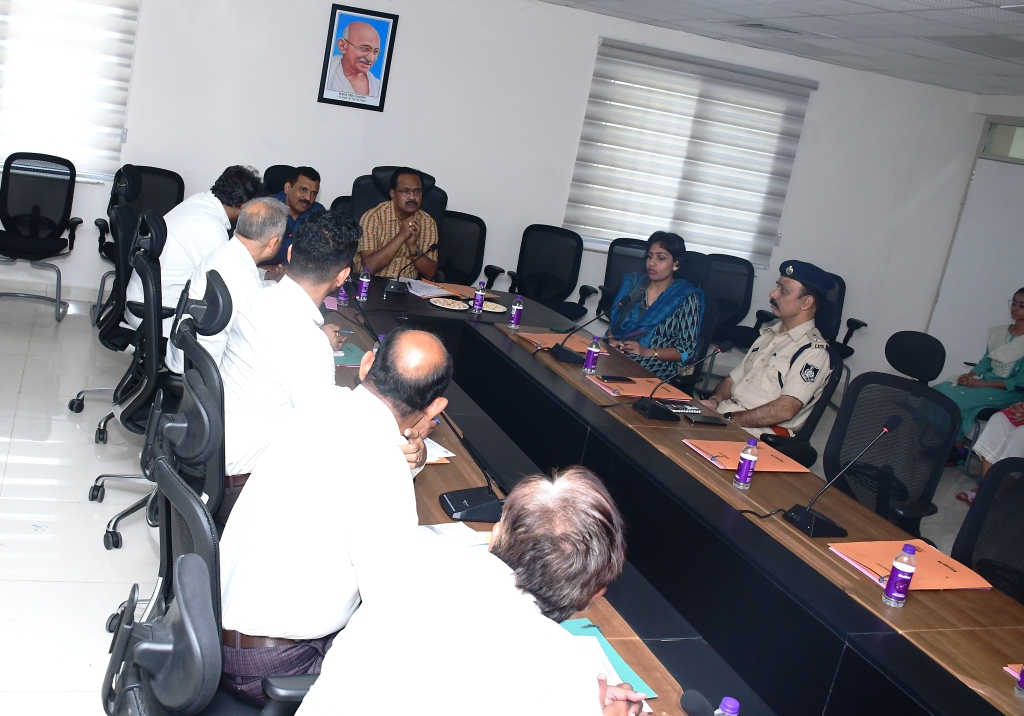 कमिश्नर एवं आईजी की अध्यक्षता में मेडिकल कॉलेज सिवनी की समीक्षा बैठक सम्पन्न सिवनी यशो:- संभागायुक्त अभय वर्मा एवं पुलिस महानिरीक्षक जबलपुर अनिल सिंह कुशवाहा की अध्यक्षता में मेडिकल कॉलेज की व्यवस्थाओं को लेकर बैठक आयोजित मेडिकल कॉलेज सिवनी सभाकक्ष में किया गया। बैठक में मेडिकल कॉलेज के संचालन तथा सुरक्षा व्यवस्था को लेकर संबंधित अधिकारियों से विस्तृत चर्चा कर आवश्यक दिशा निर्देश दिए गए। बैठक में मेडिकल कॉलेज की सुरक्षा व्यवस्था के मद्देनजन अनाधिकृत व्यक्तियों का प्रवेश निषेध करने, अध्यनरत बच्चों एवं स्टॉफ को पहचान पत्र जारी किए जाने, विभिन्न चिन्हांकित स्थानों पर प्रकाश की व्यवस्था तथा सीसी टीव्ही मॉनिटरिंग बढ़ाने संबंधी निर्देश दिए गए। इसके अतिरिक्त मेडिकल कॉलेज में उपलब्ध सुरक्षा कर्मियों की व्यवस्थित ड्यूटी लगाते हुए सम्पूर्ण क्षेत्र की मॉनिटरिंग करने के निर्देश दिए गए। संभागायुक्त श्री वर्मा ने बालक एवं बालिक छात्रावास की वार्डन को बच्चों से सतत सम्पर्क में रहने के निर्देश दिए साथ ही उन्हें दिए जाने वाले भोजन की गुणवत्ता का विशेष ध्यान रखने के निर्देश दिए गए। उन्होंने डीन तथा वार्डन को रात्रिकाल में हॉस्टल का निरीक्षण के लिए निर्देशित किया। बैठक में कलेक्टर सुश्री संस्कृति जैन, पुलिस अधीक्षक सुनील मेहता, अनुविभागीय अधिकारी लखनादौन रवि सिहाग, डीन डॉ परवेज सिद्दीकी सहित अन्य संबंधित अधिकारी उपस्थित थे।