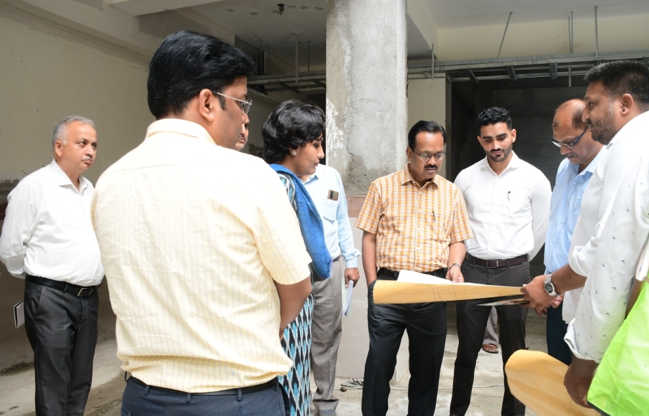 सभांगायुक्त ने किया छात्रावास एवं निर्माणाधीन सीएम राईस स्कूल भवन का निरीक्षण सिवनी यशो:- संभागायुक्त अभय वर्मा ने सिवनी जिले के अपने प्रवास के दौरान लखनादौन तहसील के उत्कृष्ट बालक छात्रावास एवं छपारा के निर्माणाधीन सीएम राईस स्कूल भवन का निरीक्षण किया। उन्होंने छात्रावास का अवलोकन कर निवासरत बच्चों के उपलब्ध सुविधाओं एवं संसाधनों को देखा साथ ही बच्चों से चर्चा की। उन्होंने छात्रावास अधीक्षक को निवासरत बच्चों की सुविधाओं तथा भोजन की गुणवत्ता पर विशेष ध्यान देने के निर्देश दिए। संभागायुक्त श्री वर्मा द्वारा सीएम राईस स्कूल के प्रस्तावित प्लान तथा निर्माण कार्यों की गुणवत्ता का अवलोकन कर निर्माण एजेंसी को समय सीमा में कार्य पूरा करने के लिए संसाधनों की व्यवस्था करने के निर्देश दिए। उन्होंने प्रत्येक कार्यों को पूरी गुणवत्ता के साथ पूरा करने के निर्देश निर्माण एजेंसी एवं ठेकेदार को दिए। निरीक्षण के दौरान कलेक्टर सुश्री संस्कृति जैन, अनुविभागीय अधिकारी लखनादौन रवि सिहाग सहित अन्य संबंधित अधिकारी उपस्थित थे।