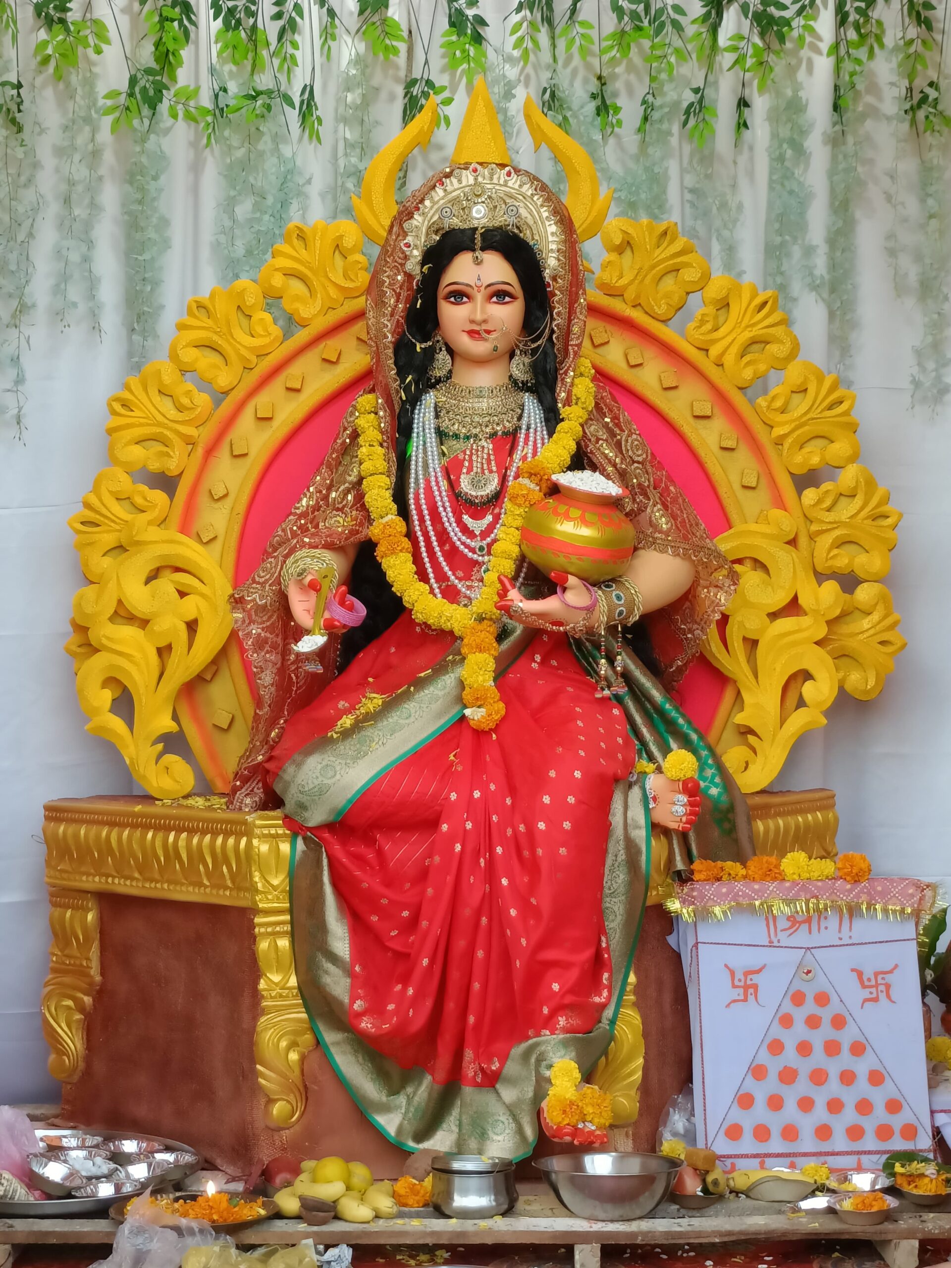 सीलादेही पहाड़ी में विराजित हुई मां अन्नपूर्णा, पूर्णिमा तक चलेगा महोत्सव मां अन्नपूर्णा सिवनी यशो:- जिला मुख्यालय से नागपुर रोड़ में खैरी हाईवे से लगभग दो किलोमीटर दूर सीलादेही पहाड़ी में मां वैष्णो देवी विराजमान है। इस पहाड़ी में स्थापित वैष्णदेवी मंदिर के पास प्रतिवर्ष अनुसार धनतेरस के दिन मां अन्नपूर्णा की प्रतिमा पूर्ण विधि विधान के स्थापित की गई है। 29 अक्टूबर को धनतेरस से प्रारंभ हुआ मां अन्नपूर्णा महोत्सव कार्तिक पूर्णिमा तक चलेगा। मां अन्नपूर्णा का प्रतिदिन विशेष पूजन कर भोग लगाया जा रहा है। आयोजन समिति ने सभी श्रद्धालु भक्तजनों से प्रतिदिन होने वाले कार्यक्रमों में पहुंचकर धर्मलाभ अर्जित करने का आग्रह किया है। आयोजन समिति ने बताया कि पहाड़ी में विराजित मां वैष्णदेवी व मां अन्नपूर्णा के दर्शन करने प्रतिदिन भक्तजन बड़ी संख्या में पहुंच रहे हैं। 10 नंवबर को आंवला नवमीं के पर्व पर मां अन्नपूर्णा का विशेष पूजन होगा। एकादशी के दिन भी प्रकांड पडितों की उपस्थिति में पूजन अर्चन किया जाएगा। सीलादेही मां वैष्णोदेवी समिति के सदस्यों ने बताया कि प्रतिदिन मां अन्नपूर्णा के विशेष पूजन कर 56 भोजन अर्पित करने के इच्छुक श्रद्धालु मंदिर के पूजारी से संपर्क कर पूजन में शामिल हो सकते हैं। पहाड़ी पर पौधरोपण किया समिति द्वारा पहाड़ी पर आंवले के 100 से अधिक पौधे लगाए थे। जो अब वृक्ष के रूप में तब्दील हो गए हैं। इसी कारण यहां आंवला नवमी पर महिलाएं परिवार सहित पूजन अर्चन करने पहुंचती हैं। 15 नवंबर कार्तिक पूर्णिमा के दिन मां अन्नपूर्णा को छप्पन भोग अर्पण के साथ विशाल भंडारे का आयोजन किया जाएगा। समिति ने सभी धर्मप्रेमियों से अनुरोध किया है कि वे आंवला नवमी पर मंदिर परिसर पहुंचकर पूजन-अर्चन कर सकते हैं। इस दौरान सभी आवश्यक व्यवस्थाएं समिति द्वारा की जाएगी।