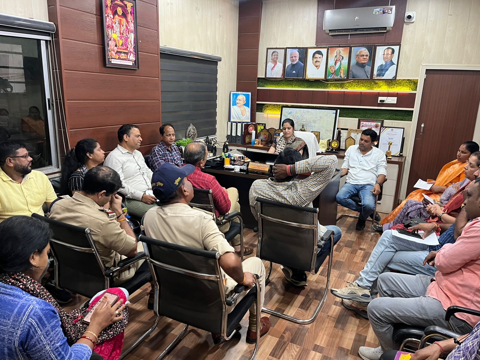 बस स्टैण्ड की अव्यवस्थाओं को दूर करने नपा सक्रिय नपा कार्यालय में हुई परिवहन, पुलिस,यातायात एवं राजस्व विभाग की संयुक्त बैठक बालाघाट यशो:- बस स्टैण्ड का कायाकल्प करने के लिये नगर पालिका द्वारा जिला प्रशासन के साथ प्लान तैयार किया गया है, जिसमें बसों के खड़े रहने मार्किंग एवं पार्किंग स्थल का चिन्हांकन के साथ ही रूट भी तय किये गये है किंतु देखने में आ रहा है कि नियमों का पालन नहीं हो पा रहा है और बस स्टैण्ड परिसर में सुविधाएं देने के बाद भी अव्यवस्थाएं पनप रही है ऐसे में अब सभी पहलूओं पर गौर करते हुए सख्ती से कार्यवाही करने की तैयारी कर ली गई है। 5 नवंबर को नगरपालिका परिषद कार्यालय में अनुविभागीय अधिकारी राजस्व, जिला परिवहन तथा यातायात व पुलिस विभाग के साथ ही नपा राजस्व अमले की संयुक्त बैठक आहूत की गई जिसमें आगामी कार्ययोजना को प्रभावी किये जाने पर विचार-विमर्श किया गया। बस स्टैण्ड को नपा ने किया है व्यवस्थित बैठक में अधिकारियों को बताया गया कि नगर पालिका परिषद द्वारा बस स्टैण्ड में व्यवस्थाएं बनाई गई है जिसका सुचारू ढंग से संचालन बस मालिकों द्वारा नहीं किया जा रहा है। इसमें बसों का रूट निर्धारण, मार्किंग एवं पार्किंग की व्यवस्था की गई है देखने में आ रहा है कि बसों को बेतरतीब ढंग से लगाया जा रहा है वहीं तय समय से अधिक देर तक बसें स्टैंड में ही खड़ी रहती हैं जिससे प्लान के अनुरूप कार्य नहीं हो पा रहा है। नपा इंजीनियर्स ने बताया कि यहां साईन बोर्ड लगाये गये है प्रकाश व्यवस्था दुरूस्त की गई है, क्षतिग्रस्त यात्री प्रतिक्षालय को ठीक किया गया है, पेयजल के साथ ही अन्य पर्याप्त बंदोबस्त किये गये है। बताया गया कि कुछ अस्थाई अतिक्रमण है जिसे हटाने की आवश्यकता है जिससे कि पार्किंग व्यवस्था ठीक हो सके साथ ही अन्य चीजों पर भी नपा कार्य करने जा रही है। एसडीएम ने दिया अतिक्रमण दस्ता बनाने सुझाव बैठक में बालाघाट एसडीएम गोपाल सोनी ने कहा कि नगर पालिका परिषद अधिनियम अपने आप में प्रभावशील होता है तो इसके अनुरूप कार्यवाही होनी चाहिये, साथ ही उन्होंने सुझाव दिया कि नपा बालाघाट द्वारा अतिक्रमण हटाओ दस्ता तैयार किया जाये तो यूनिफार्म में रहे साथ ही जिन स्थलों से अतिक्रमण हटाया जाता है उसकी पर्याप्त निगरानी बरती जाये। इसके साथ ही स्वीमिंग पुल निर्माण भूमि सीमांकन, नेहरा तालाब को संरक्षित करने सहित अन्य महत्वपूर्ण विषयों पर चर्चा की गई। बस मालिकों से की जायेगी चर्चा-आरटीओ बैठक में जिला परिवहन अधिकारी अनिमेष गढ़पाल ने कहा कि बस मालिकों द्वारा नियमों का उल्लंघन किया जा रहा है तो इस संबंध में बस मालिकों पर चर्चा की जायेगी और नपा की योजना अनुरूप कार्य करने को कहा जायेगा। उन्होंने बताया कि नियमानुसार नपा ने जो भी रात्रि विश्राम दरें तय की है उसमें 50 रूपये लिये जाने का उल्लेख है जिसे लेकर भी बस मालिकों को अवगत कराया जायेगा। बैठक में यातायात विभाग द्वारा कहा गया कि नियत स्थान के अतिरिक्त कहीं भी बसें खड़ी नजर आती है तो उनपर चालानी कार्यवाही की जायेगी साथ ही शहर में अव्यवस्थित पार्किंग पर कार्यवाही होगी। व्यवस्थाओं में लापरवाही अब नहीं होगी बर्दाश्त-नपाध्यक्ष नगर पालिका परिषद बालाघाट अध्यक्ष भारती सुरजीतसिंह ठाकुर ने बैठक में कहा कि संयुक्त रूप से हम कार्यवाही करने की कार्ययोजना पर काम करेंगे, जिसमें किसी भी प्रकार की लापरवाही कर्मचारियों द्वारा ना बरती जाये, साथ ही बस स्टैण्ड में निगरानी समिति के द्वारा सुचारू संचालन का काम किया जायेगा और बस मालिकों से भी सहयोग किये जाने की अपेक्षा जताई गई है उन्होंने कहा कि शहर में अतिक्रमण हटाने की कार्यवाही अब तेज की जायेगी, मार्ग में जहां-तहां अतिक्रमण से रास्ते सकरे हो गये है और यातायात समस्या खड़ी हो जाती है। नपाध्यक्ष ने बताया कि बैठक में एसडीएम तथा जिला परिवहन अधिकारी द्वारा दिये गये सुझावों पर तत्काल अमल किया जायेगा जिसमें शहर को सुव्यवस्थित और सुंदर बनाने के लिये हरसंभव प्रयास किये जाएंगे। साथ ही उन्होंने आमजनों से अपील करते हुए कहा कि सरकारी सम्पत्ति हमारी सभी की धरोहर होती है इसिलिये किसी भी सरकारी सम्पत्ति को नुक़सान ना पहुँचायें साथ ही इस तरह की गतिविधियों में कोई भी शामिल हो इसकी जानकारी आप नगर पालिका या पुलिस प्रशासन को दें सख्ती से कार्यवाही की जाएगी किसी को भी बख़्शा नहीं जायेगा । इनकी रही उपस्थिति आयोजित बैठक में नपाध्यक्ष भारती सुरजीतसिंह ठाकुर,एसडीएम बालाघाट गोपाल सोनी, आरटीओ अनिमेष गढ़पाल,, यातायात सहायक उपनिरीक्षक गणेश राऊत, नपा उपाध्यक्ष योगेश बिसेन, सभापति वकील वाधवा, समीर जायसवाल, योगिता बोपचे, संगिता थापा, संगीता कावरे, उज्जवल आमाडारे, नपा इंजीनियर्स, अधिकारी एवं कर्मचारियों की उपस्थिति रही।