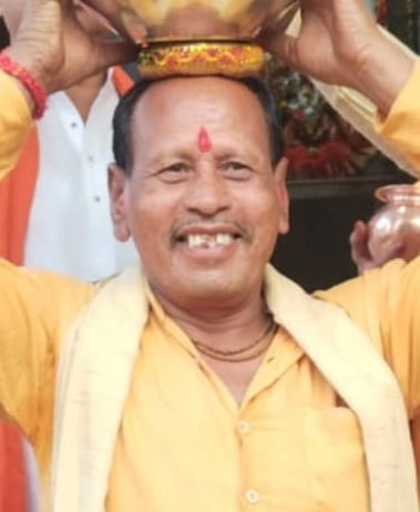 पंडित माखनलाल तिवारी दिवंगत सिवनी यशो:- शहर के शुक्रवारी बाजार के पास स्थित चित्रगुप्त हनुमान मंदिर के पुजारी पंडित माखनलाल तिवारी का 64 वर्ष की आयु में शनिवार को निधन हो गया। गांधी वार्ड सूफी नगर निवासी माखनलाल तिवारी बीते कुछ दिनों से अस्वस्थ थे, जिनका उपचार नागपुर के निजी अस्पताल में चल रहा था। उपचार के दौरान उनका निधन हो गया। 10 नवंबर रविवार को उनकी अंतिम यात्रा निवास गृह से कटंगी रोड मोक्षधाम दोपहर 12 बजे रवाना होगी। वे अपने पीछे एक पुत्र, पुत्री सहित भरा-पूरा परिवार रोता बिलखता छोड़ गए।