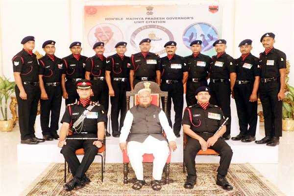 राज्यपाल मंगुभाई पटेल ने सेना को सम्मानित किया राज्यपाल का यूनिट साइटेशन पुरस्कार सेना की 97 फील्ड रेजिमेंट को मिला  Chhindwara 18 November 2024   छिंदवाड़ा यशो:- राज्यपाल श्री मंगुभाई पटेल (Governor Shri Mangubhai Patel) ने मध्यप्रदेश के बाढ़ प्रभावित क्षेत्रों में राहत, बचाव के वीरतापूर्ण साहसी प्रयासों के लिए सेना की 97 फील्ड रेजिमेंट को यूनिट साइटेशन पुरस्कार ( Unit Citation Award to 97 Field Regiment of Army) प्रदान किया। राज्यपाल श्री पटेल ने राजभवन (Raj Bhavan) में आयोजित गरिमामय समारोह (dignified ceremony) में "सेवा परमो धर्म" के आदर्श वाक्य के प्रति सेना की प्रतिबद्धता को स्थापित करने में 97 फील्ड रेजिमेंट (97 Field Regiment) के योगदान की सराहना की। इकाई के कमान अधिकारी कर्नल देवमाल्या मुखर्जी और सूबेदार मेजर देवेन्द्र कुमार को प्रशस्ति-पत्र प्रदान किया। राज्यपाल मंगुभाई पटेल ने 97 फील्ड रेजिमेंट की यूनिट के दतिया और ग्वालियर जिलों में बाढ़ राहत और बचाव कार्यों में उत्कृष्ट प्रदर्शन के लिए राज्यपाल का प्रशस्ति पत्र" प्रदान किया है। उल्लेखनीय है कि प्रदेश के दतिया और ग्वालियर जिलों में बाढ़ राहत कार्यों में 97 फील्ड रेजीमेन्ट ने उत्कृष्ट प्रदर्शन किया था। रेजिमेंट ने नदी की तेज़ धाराओं को पार करते हुए साहसिक रात्रि ऑपरेशन किए। काली सिंध, पार्वती और नौन नदियों में डूबे घरों में फंसे नागरिकों को बचाने के लिए अभियान चलाया। इस दौरान 70 से अधिक नागरिकों को सुरक्षित रूप से बचाया। महिलाओं, बच्चों और बुजुर्गों सहित 100 नागरिकों को स्थानांतरित किया। बचाव दल (rescue team) ने तीन दिनों की अवधि के दौरान, संसाधनों के कुशल आवंटन और अथक कार्यों से नुन्हारी, इंदरगढ़ और पवाया गांवों के ग्रामीणों को बचाने में सफलता प्राप्त की। इसी तरह झील के टूटने और पानी के उफान पर होने के बावजूद, संकट ग्रस्त दतिया की अमन कॉलोनी के निवासियों को सुरक्षित स्थानों पर पहुंचाया। सेना की 97 फील्ड रेजिमेंट यूनिट के जवानों ने लोगों की जान बचाने के साथ ही आपदा से तबाह हुए लोगों में उम्मीद की किरण भी जगाई। यूनिट की सफलता ने आपदा राहत कार्यों में सेना की महत्वपूर्ण भूमिका की एक शक्तिशाली मिसाल बनाई है।