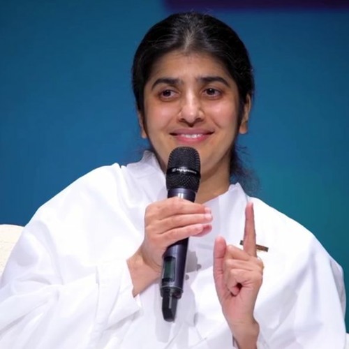 अंतर्राष्ट्रीय प्रेरक वक्ता शिवानी दीदी फरवरी में आयेंगी सिवनी   सिवनी यशो:- अंतर्राष्ट्रीय आध्यात्मिक संस्थान ब्रह्माकुमारीज़ (International Spiritual Institute Brahma Kumaris) से जुड़ी प्रेरक वक्ता और आध्यात्मिक व्यक्तित्व की धनी आदरणीय ब्रह्माकुमारी शिवानी बहन के प्रेरक वचन सुनने का मौका जिलेवासियों को शीघ्र मिलने जा रहा है। जिला संस्थान प्रभारी योग शक्ति ज्योति दीदी ने बताया कि ब्रह्माकुमारीज़ के अवैकनिग चैनल की सुप्रसिध्द प्रेरक वक्ता शिवानी दीदी (Famous motivational speaker Shivani Didi of Awakening Channel) फरवरी माह के प्रथम सप्ताह में मध्य प्रदेश के दौरे पर रहेगी एवं 05 फरवरी 25 को सिवनी आयेगी जहॉ संस्थान से जुड़े सभी भाई बहनों को संबोधित करने के पश्चात शाम 05 से 07 के बीच जन समूह के समक्ष अपना आध्यात्मिक उद्बोधन रखेगी। उनके आगमन को लेकर संस्थान में तैयारियॉ आरम्भ कर दी गई है।  आगे दीदी ने बताया कि शिवानी दीदी 1996 से राजयोग ध्यान की आध्यात्मिक शिक्षिका के रुप में अपनी भूमिका निभा रही है। ब्रह्माकुमारीज़ विश्व आध्यात्मिक संगठन का प्रतिनिधित्व करने वाली वे एक प्रेरक वक्ता और आध्यात्मिक गुरु के रुप में जानी जाती है। आम आदमी के जीवन में होने वाले मानसिक तनाव, अवसाद, व्यसनों, आत्मसम्मान और रिश्तों पर उनके प्रेरणादायी वक्तव्यों से अनकों लोगों का जीवन बदला है। सन् 2017 में उन्हें विश्व मनोरोग संघ द्वारा सद्भावना राजदूत के रुप में नियुक्त किया है। 2019 में मानव व्यवहार को बदलने में उनकी अहम भूमिका के लिए महिलाओं के लिए प्रतिष्ठित सर्वोच्च नागरिक सम्मान '' नारी शक्ति पुरुस्कार ÓÓ से उन्हें सम्मानित किया गया है।