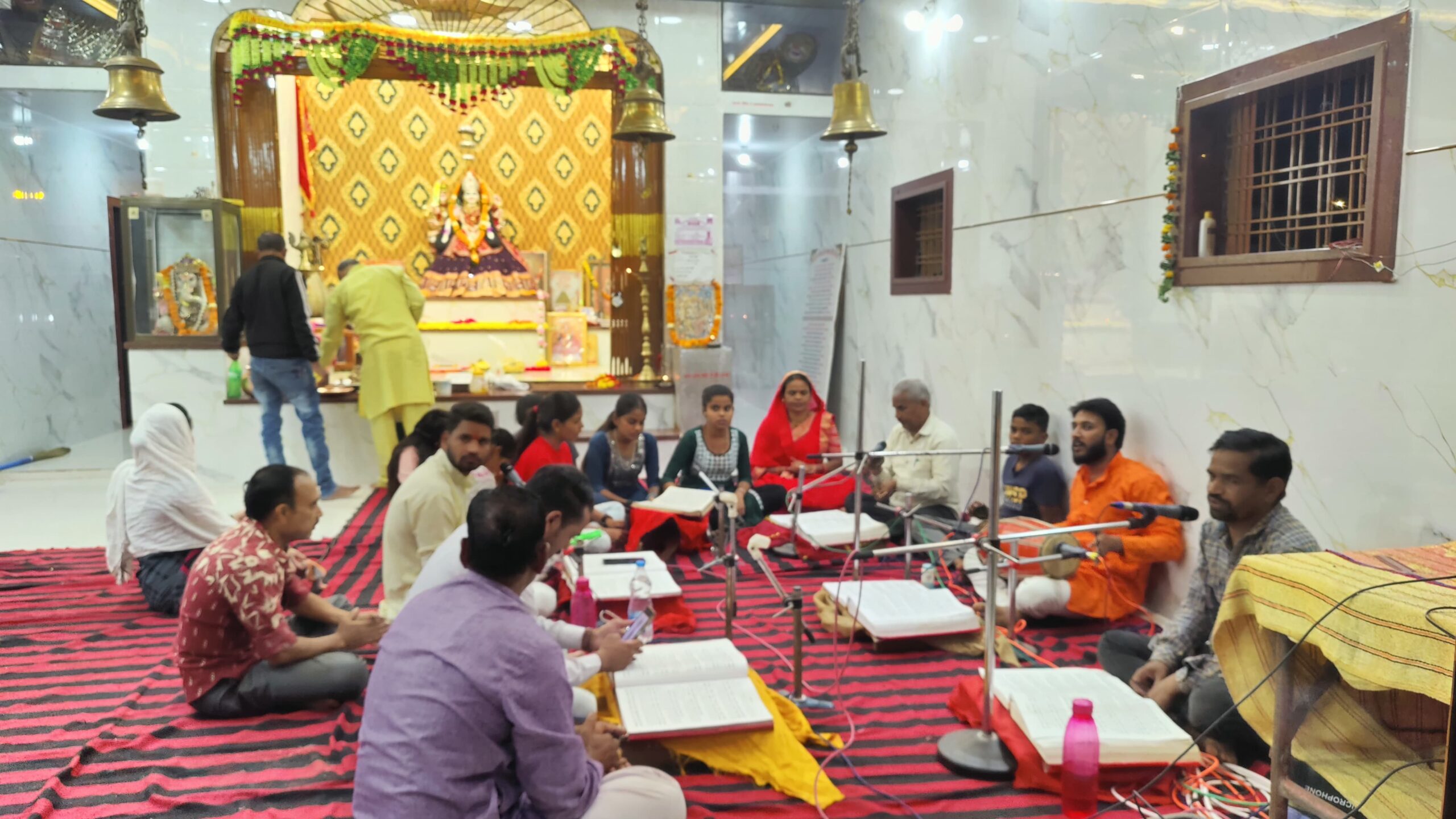 सिद्ध पीठ ज्वाला देवी मंदिर में 61 वें सप्ताह भक्तिभाव से सुंदरकांड एवं हनुमान चालीसा का पाठ संपन्न सिवनी यशो:- भक्ति और जागरूकता का सम्मिलित युवा और मातृशक्ति का कार्यक्रम सुंदरकांड एवं हनुमान चालीसा का पाठ के 61 वें सप्ताह भी सिवनी नगर के उप नगरीय क्षेत्र भैरोगंज परतापुर रोड में स्थित श्री मां आदिशक्ति ज्वाला देवी सिद्ध पीठ मंदिर संपन्न हुआ । दीपोत्वस के साथ संपन्न इस आयोजन में युवाओं एवं मातृशक्ति द्वारा सास्वर भक्तिमय सुंदरकांड एवं हनुमान चालीसा का पाठ बड़ी श्रद्धा और आस्था के साथ किया गया । इस सप्ताह युवाओं एवं मातृशक्ति ने ने संकल्प व्यक्त किया कि इस भक्तिमय आयोजन का विस्तार और हनुमान जी की भक्ति के लिये सभी हर दिन एक एक व्यक्ति को प्रेरित करेंगे । आज के इस वातावरण में हनुमान जी के प्रति आस्था और भक्ति ही ऐसा कारगर उपाय है जो चरित्र निर्माण के लिये रामवाण सिद्ध होगा । एक एक परिवार को भी यदि हर दिन इस बात के लिये प्रेरित करने का क्रम प्रारंभ करेंगे तो यह प्रेरणा असंख्य परिवारों के लिये असरकारी होगी ।    युवाओं को भक्तिभाव एवं आध्यात्मिक चिंतन से जोडऩे का यह जागरण अभियान युवाओं एवं मातृशक्ति के बीच लोकप्रिय हो रहा है । कार्यक्रम की भव्यता और निरंतरता ने इसके प्रति आकर्षण पैदा कर दिया है जिले के साथ ही अन्य जिलों एवं अन्य प्रदेशों से भक्त बड़ी श्रद्धा के साथ कार्यक्रम में पहुँच रहे है ।  मातृ शक्ति एवं युवाओं ने कहा कि हम हमारे संपर्कित परिवारों को सुंदरकांड एवं हनुमान जी की आराधना के लिये अधिक से अधिक संख्या में प्रेरित करें । हमारा यह प्रयास भविष्य में सुंदर और सकारात्मक परिणाम देने में सहायक सिद्ध होगा । हनुमान जी की भक्ति से मन संकल्पवान बनता है, विचारों में पवित्रता का भाव जा$$गृत होता है ।     मंदिर समिति के शुभम राजपूत ने बताया कि माता रानी के दरबार में इस शनिवार को श्रीमती रोशनी अमित शक्रवार चौरई यजमान रहे, जिन्होंने मातरानी के दरबार में भोग अर्पित कर आशीर्वाद प्राप्त किया ।  ।    सिद्ध पीठ ज्वाला देवी मंदिर समिति द्वारा प्रति शनिवार होने वाले सुंदरकांड पाठ में मुख्य रूप से जो भी अपने नाम से पाठ कराना चाहता है, वह यजमान बनने के लिए मंदिर समिति से संपर्क कर सकता है। 