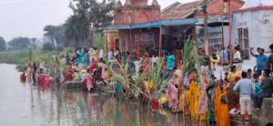बैनगंगा के लखनवाड़ा तट पर बड़ी संख्या में व्रती महिलाओं ने छट की पूजा कर डूबते सूर्य को अर्घ्य दिया। - Seoni News