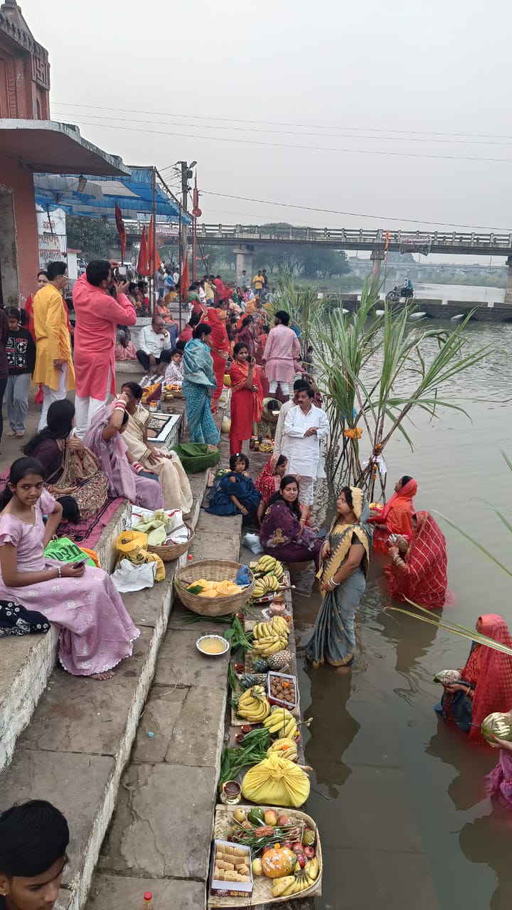 बैनगंगा के लखनवाड़ा तट पर बड़ी संख्या में व्रती महिलाओं ने छट की पूजा कर डूबते सूर्य को अर्घ्य दिया।