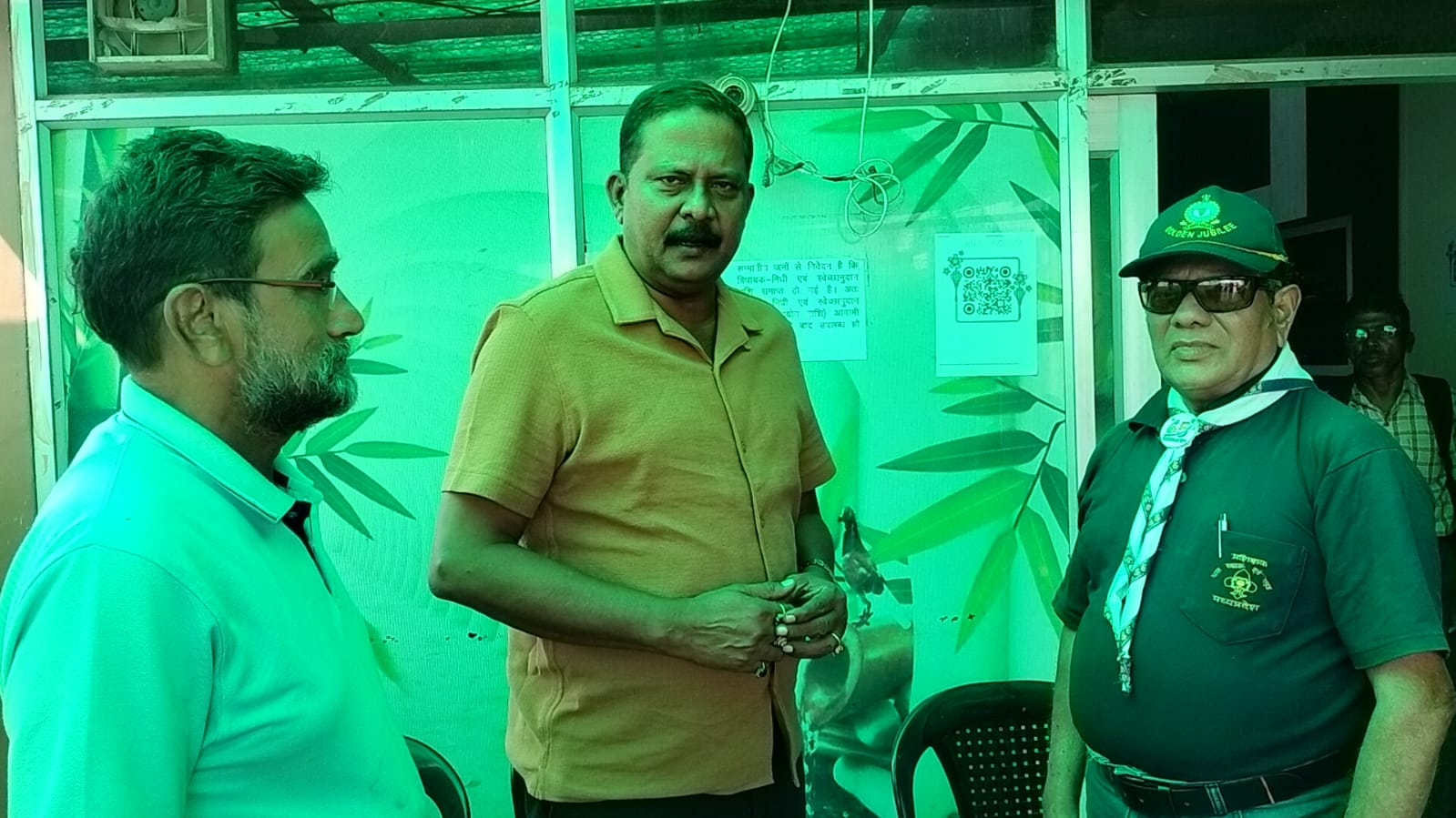 विधायक दिनेश राय मुनमुन ने भारत स्काउट गाइड स्थापना दिवस पर दी शुभकामनाएं भारत स्काउट गाइड के प्रशिक्षण केंद्र मोगली लैंड के विकास के लिये वित्तीय सहायता की घोषणा सिवनी यशो:- आज 07 नवंबर भारत स्काउट गाइड दिवस स्थापना दिवस के अवसर पर भारत स्काउट गाइड जिला संघ सिवनी के चीफ कमिश्नर एवं विधायक दिनेश राय मुनमुन ने सभी जिले, प्रदेश एवं देशवासियों को हार्दिक शुभकामनाएं दी । श्री राय ने स्काउट गाइड प्रशिक्षण केन्द्र के विकास हेतु वित्तीय सहायता दिये जाने की बात कही। विगत वर्षों में सिवनी जिले में स्थित भारत स्काउट गाइड के प्रशिक्षण केंद्र मोगली लैंड महाकालेश्वर बोरदई को अंतर्राष्ट्रीय प्रशिक्षण केंद्र घोषित किए जाने के पश्चात इस प्रशिक्षण केन्द्र के अंदर की भौतिक सुविधाएं तथा इस प्रशिक्षण केंद्र में राष्ट्रीय तथा अंतरराष्ट्रीय स्तर के शिविर आयोजित करने हेतु राष्ट्रीय मुख्यालय तथा राज्य मुख्यालय से अनुरोध किया है। इस प्रशिक्षण केंद्र में यदि उक्त प्रशिक्षण आयोजित किए जाएंगे तो अंतर्राष्ट्रीय मोगली प्रशिक्षण केंद्र को अंतरराष्ट्रीय स्तर पर ख्याति प्राप्त होगी। इस अवसर पर जिला प्रशिक्षण आयुक्त आर पी कोहरू तथा प्रभारी जिला संगठन आयुक्त विजय शुक्ला द्वारा चीफ कमिश्नर दिनेश राय मुनमुन के निवास पर पहुंचकर हार्दिक शुभकामनाएं दी तथा प्रशिक्षण केंद्र के विकास एवं नियमित गतिविधियों के आयोजन हेतु चीफ कमिश्नर श्री राय से जिला प्रशासन को पत्र प्रेषित कर उच्च अधिकारियों को निमित्त गतिविधि आयोजित कराये जाने हेतु अनुरोध किया गया। इसके साथ ही स्काउट चीफ कमिश्नर श्री राय द्वारा प्रशिक्षण केंद्र के विकास हेतु और भी वित्तीय सहायता की प्रदान करने की बात कही है।