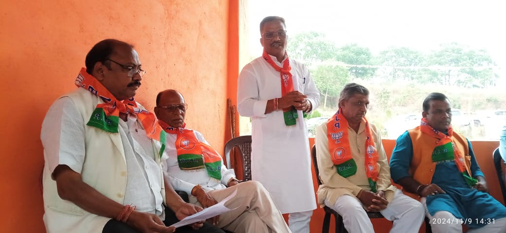 संगठन पर्व से संबंधित लखनवाड़ा मंडल की कार्यशाला संपन्न सिवनी यशो:- शनिवार 9 नवंबर को ग्राम - सीलादेहीं वैष्णो देवी मंदिर में भाजपा संगठन पर्व से संबंधित कार्यशाला की बैठक रखी गई, बैठक के मुख्य रूप से मंडल चुनाव प्रभारी नरेश बरकड़े , भाजपा जिला उपाध्यक्ष मंडल प्रभारी संतोष अग्रवाल एवं पार्टी के अन्य जेष्ट - श्रेष्ट कार्यकर्ताओं एव पदाधिकारियों की उपस्थित रही, बैठक में चुनाव प्रभारी श्री बरकड़े ने कहा कि संगठनात्मक सदस्यता एवं चुनाव संबंधी आवश्यक दिशा निर्देश दिए गए। भाजपा जिला उपाध्यक्ष एवं मंडल प्रभारी संतोष अग्रवाल ने कहा कि भाजपा कार्यकत्र्ता आधारित संगठन है और यहाँ कार्यकत्र्ता ही सबसे अधिक महत्व है तथा पार्टी में आंतरिक लोकतंत्र सर्वाेपरी है इसी के तहत संगठन पर्व के अंतर्गत प्राथमिक सदस्यता और फिर सक्रिय सदस्यता और उसके बाद संगठन चुनाव भारतीय जनता पार्टी करने जा रही है। संगठन चुनाव पार्टी की मजबूती और ऊर्जावान,निष्ठावान कार्यकर्ताओं की टोली खड़ी करना है। संपन्न बैठक में प्रहलाद पटेल ,परसराम सनोडिया, अनिल बघेल मंडल अध्यक्ष ,नितेंद्र बघेल,बेनीराम चंद्रवंशी,विनोद यादव, मनीष बघेल ,हेमंत सनोडिया,शिव सनोडिय़ा,महेंद्र सनोडिया, गेंदलाल सनोडिया,श्रीमती रुक्मणी सनोडिया, श्रीमती शारदा कश्यप, कन्हैया, संदीप सनोदिया कन्हैया सनोडिया, विनायक बघेल,परशुराम सनोडिय़ा हितेश सूर्यवंशी ,शरद सूर्यवंशी, दुर्गेश चक्रवर्ती की युवा मंडल अध्यक्ष राजकुमार बामनिया, विजेंद्र बघेल, राजा सनोडिय़ा,राज सनोडिय़ा,राजेश सनोडिय़ा महामंत्री युवा मोर्चा,नितेश कुमार सनोडिय़ा,संजू कुमार सनोडिय़ा,पदम सनोडिय़ा युवा मोर्चा उपाध्यक्ष, लकी शर्मा युवा मोर्चा उपाध्यक्ष, चंद्रप्रकाश बघेल, वि_ल भाई पटेल, प्रकाश सनोडिय़ा,लेखराम सनोडिय़ा,सुरेंद्र बघेल प्राकश सनोडिय़ा, मिडिया प्राभरी चेतराम सनोडिय़ा सहित बैठक में अन्य उपस्थित कार्यकर्ताओं में पदाधिकारीकी उपस्थित रही ।