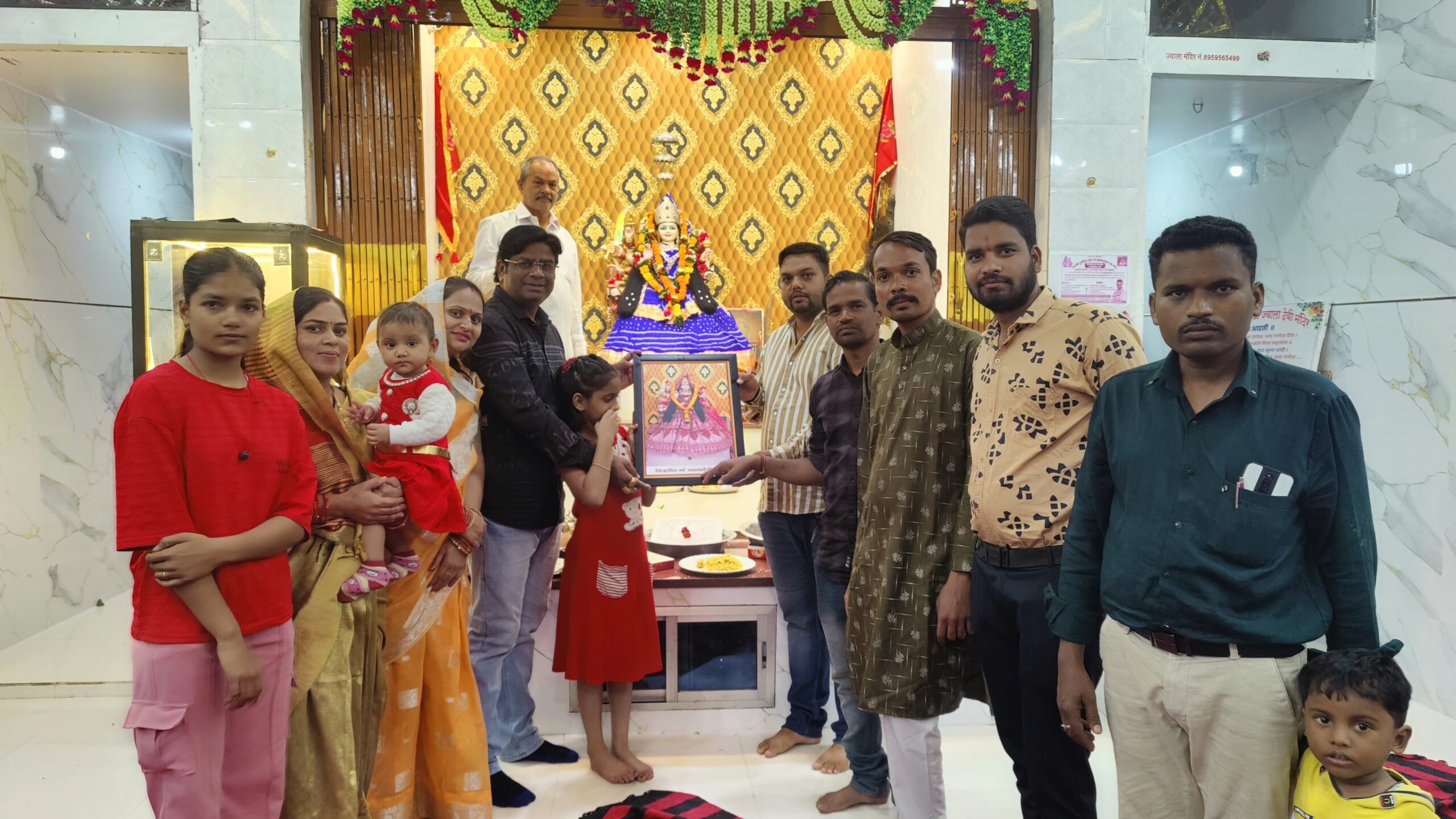 गाय की पूजा के साथ 62 वें सप्ताह सुंदरकांड एवं हनुमान चालीस का पाठ संपन्न सिवनी यशो:- सिद्धपीठ ज्वालादेवी मंदिर परतापुर रोड भैरोगंज में भक्ति और जागरूकता का समागम युक्त युवा और मातृशक्ति का प्रेरणादायक कार्यक्रम सुंदरकांड एवं हनुमान चालीसा का पाठ के 62 वें सप्ताह भी श्रद्धा और भक्ति के साथ संपन्न हुआ । गोपाष्टमी पर संपन्न इस आयोजन में गाय के संरक्षण पर चर्चा और गौ माता का पूजन किया गया । गाय की महत्ता पर इस आयोजन में चर्चा हुई जिसमें कहा गया है कि गाय हिन्दुस्तान की आत्मा है और हमारी धार्मिक मान्यता के अनुसार गाय की पूजा समस्त देवी देवताओं को प्रिय है । इसके धार्मिक महत्व के साथ वैज्ञानिक आधार भी गाय के दूध, गोबर, गोमूत्र के महत्व को प्रतिपादित करते है । हमारी धार्मिक आस्था और श्रद्धा ने गाय को माता का दर्जा दिया है । इसका संरक्षण हमारा दायित्व है । युवाओं एवं मातृशक्ति द्वारा 62 वे सप्ताह सास्वर भक्तिमय सुंदरकांड एवं हनुमान चालीसा का पाठ बड़ी श्रद्धा और आस्था के साथ किया गया । इस सप्ताह युवाओं एवं मातृशक्ति ने संकल्प व्यक्त किया कि इस भक्तिमय आयोजन का विस्तार और हनुमान जी की भक्ति के लिये सभी हर दिन एक एक व्यक्ति को प्रेरित करेंगे । आज के इस वातावरण में हनुमान जी के प्रति आस्था और भक्ति ही ऐसा कारगर उपाय है जो चरित्र निर्माण के लिये रामवाण सिद्ध होगा । एक एक परिवार को भी यदि हर दिन इस बात के लिये प्रेरित करने का क्रम प्रारंभ करेंगे तो यह प्रेरणा असंख्य परिवारों के लिये असरकारी होगी ।     मंदिर समिति के शुभम राजपूत ने बताया कि माता रानी के दरबार में इस शनिवार के मुख्य यजमान सुभाष ठाकुर,रानू ठाकुर ने यजमान बनकर मातारानी के दरबार मे पूजन एवं महाप्रसाद भोग अर्पित किया गया । ।    सिद्ध पीठ ज्वाला देवी मंदिर समिति द्वारा प्रति शनिवार होने वाले सुंदरकांड पाठ में मुख्य रूप से जो भी अपने नाम से पाठ कराना चाहता है, वह यजमान बनने के लिए मंदिर समिति से संपर्क कर सकता है। 