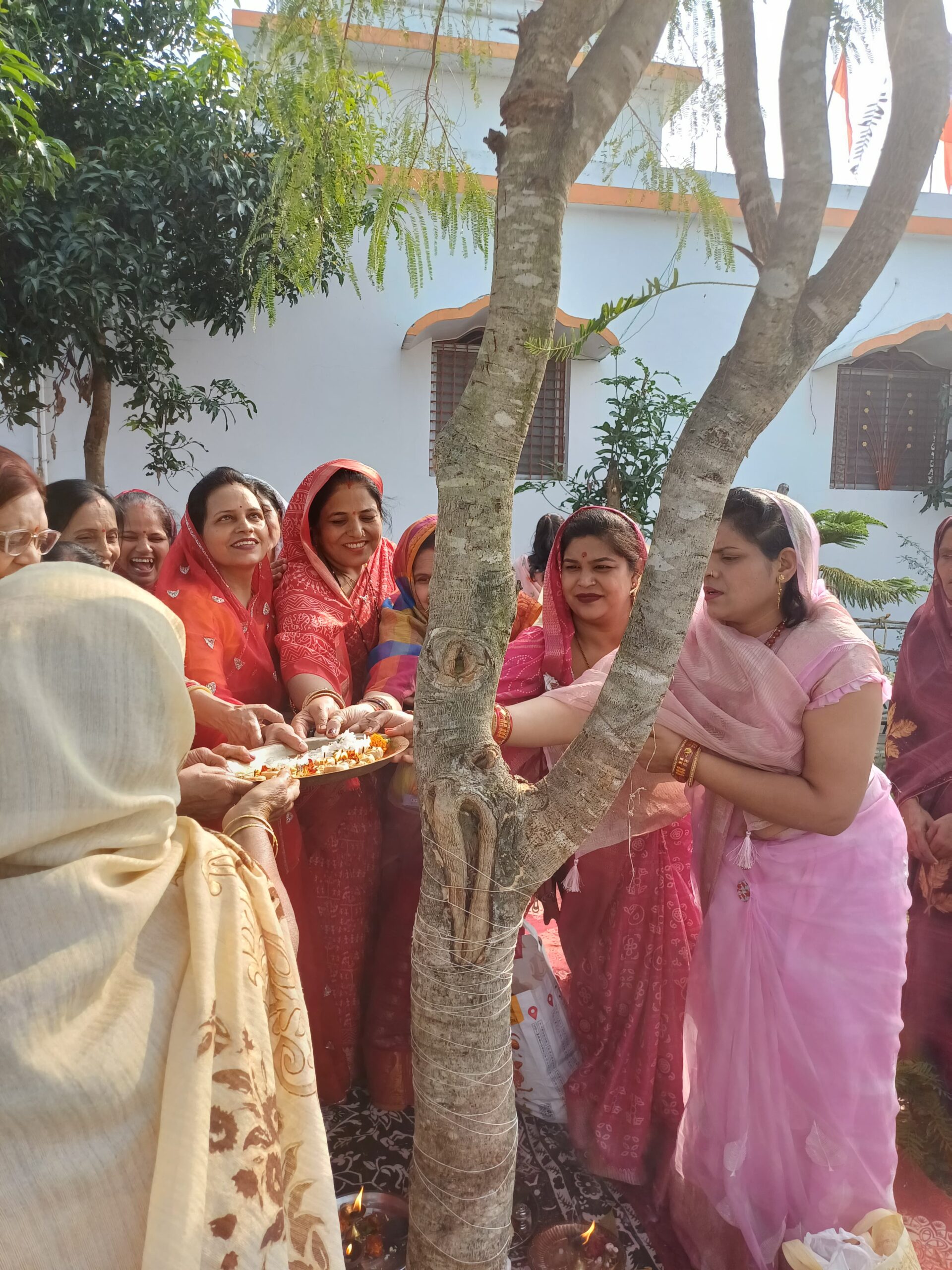 ब्राह्मण समाज ने सामूहिक आंवला नवमी पर्व मनाया सिवनी -10 नवंबर 2024 सिवनी यशो:- जिला ब्राह्मण समाज, महिला शाखा के तत्वाधान में ,प्रतिवर्ष अनुसार आंवला नवमी अक्षय नवमी पर्व मनाया गया । जिला ब्राह्मण समाज सामाजिक भवन परिसर नंदीकेश्वर धाम ,बरघाट रोड सिवनी में- *धर्म सम्राट जगतगुरु शंकराचार्य ब्रह्मलीन स्वामी स्वरूपानंद सरस्वती जी महाराज के शुभ हस्ते प्रतिष्ठित, श्रीमाता राजराजेश्वरी एवं श्रीपरशुराम मंदिर प्रांगण में, आंवला वृक्ष की विधि विधान से सामूहिक पूजन अर्चन आरती के पश्चात भगवान विष्णु को भोग लगाया गया। मान्यता है कि द्वापर युग के प्रारंभ में लक्ष्मी जी ने आंवल के अमृतमय वृक्ष में भगवान विष्णु एवं भगवान शिव का निवास जानकर पूजन अर्चन किया तथा उन्हें भोग लगाया था। और इसी वृक्ष के तले भोजन प्रसादी ग्रहण किया था। प्रकृति उपासक वैदिक सनातन धर्म की मान्यता के अनुसार इस दिन आंवला पेड़ तले अमृत वर्षा होती है। इस वृक्ष के तले भोजन पकाने और ग्रहण करने पर अक्षय पुण्य की प्राप्ति होती है। धार्मिक मान्यताओं के परिपालन में आज ब्राह्मण समाज के( फोटो चित्र में दृष्टतव्य) श्रद्धालु नर-नारी सपरिवार बड़ी संख्या में उपस्थित हुए। सभी उपस्थित परिवारों ने अपनी भोजन प्रसादी स्वादिष्ट व्यंजनों का परस्पर आदान प्रदान कर अक्षय पुण्य लाभ अर्जित किया । ब्रह्मण भाव *सर्वे भवन्तु सुखिन: के अनुरूप, जिला ब्राह्मण समाज द्वारा पृथ्वी के समस्त जड़ और चेतन के कल्याण की मंगल कामना की गई है।
