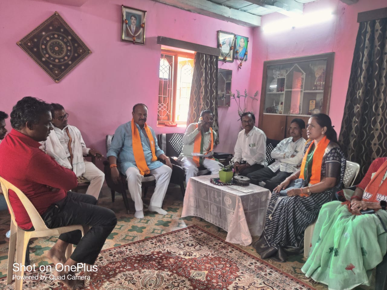 महाराष्ट्र का यह चुनाव देश की एकता और अखंडता के लिये महत्वपूर्ण है - प्रेम तिवारी सिवनी जिला भाजपा के पूर्व जिलाध्यक्ष प्रेम तिवारी साकोली विधानसभा में भाजपा की जीत सुनिश्चित करने कार्यकत्र्ताओं के साथ कर रहे व्यापक जनसंपर्क महाराष्ट्र चुनाव साकोली 12 नवबंर 2024 साकोली 12 नवबंर....महाराष्ट्र के ये चुनाव देश को खण्ड-खण्ड करने की सोच वाली अखण्ड धूर्त ताकतों के विरूद्ध देश की एकता और अखण्डता के लिए अपना सर्वस्व समर्पण करने की भावना रखने वाली भारतीय जनता पार्टी के बीच है। ये चुनाव बेहद चुनौतीपूर्ण हैं । हमें परिश्रम की पराकाष्ठा करके इसमें विजय हासिल करनी है। भाजपा का हर कार्यकर्ता संघर्षशील और हर चुनौतियों का सामना करने में सदैव सक्षम है। सत्ता हमारे लिए सदैव जनसेवा का माध्यम रही है जबकि हमारे विरूद्ध चुनाव लडऩे वालों के लिए सत्ता सिर्फ व्यवसाय का साधन मात्र है। हमारे पास महाराष्ट्र एवं देश के विकास की एक व्यापक सोच और नीतियां है। हमारी सरकार ने जनसेवा के साथ ही सशक्त भारत के निर्माण में कोई कसर नही छोड़ी है। उक्ताशय की बात पूर्व जिलाध्यक्ष एवं महाराष्ट्र के भण्डारा जिले की साकोली विधानसभा के चुनाव प्रभारी प्रेम तिवारी द्वारा अपने व्यापक जनसंपर्क के दौरान विभिन्न नुक्कड़ सभाओं को संबोधित करते हुए कही गयी। श्री तिवारी ने कहा कि लोगों का विश्वास भाजपा के साथ है चाहे प्रधानमंत्री नरेन्द्र मोदी हों अथवा महाराष्ट्र की हमारी गठबंधन की सरकार हो, हमने महाराष्ट्र के विकास और जनसेवा के कार्यो को घर-घर तक पंहुचाने में कोई कसर नहीं छोड़ी है। इन चुनावों में हमारे सक्रिय, जुझारू, मिलनसार, अनुभवी और सेवाभावी प्रत्याशी अविनाश बा्रम्हणकर को लोगो का व्यापक जनसमर्थन प्राप्त है और निश्चित ही हम इन चुनावों में विजय प्राप्त करेंगे।  श्री तिवारी द्वारा कहा गया कि कार्यकर्ता पूर्ण आत्मविश्वास के साथ लोगों के बीच जायें हमारे पास अनेकों उपलब्धियां हैं विकास का दृष्टिकोण है, जनसेवा के कार्य हैं। हमें आत्मविश्वास तो रखना है किन्तु सजग भी रहना होगा क्योंकि इन चुनावों में विपक्ष की धूर्त शक्तियां झूठ और पाखंड का प्रोपेगेंडा चला रही हैं। लोगों को गुमराह करना और झूठ बोलकर सत्ता हासिल करना इनकी फितरत में शामिल है। जनता को लूटने और समाज के बीच जहर घोलने में इन्हे महारथ हासिल है। हमे हर क्षण सजग रहना है और इनका सामना करना है। हमारी जीत बड़ी होनी चाहिए, विशाल होनी चाहिए और ऐतिहासिक होनी चाहिए।  श्री तिवारी ने इन जनसभाओं में महाराष्ट्र सरकार के अनेकों कार्यों का लेख करते हुए कहा कि हमारी सरकारों ने किसानो का बिजली बिल माफ किया है, लाड़ली बहना की राशि बढ़ाकर इक्कीस सौ रू प्रति माह की है, 65 वर्ष से अधिक के वरिष्ठ जन अब निशुल्क बस यात्रा कर सकेंगे वहीं बहनों के लिए यात्री किरायें में 50 प्रतिशत की छूट दी गयी है। इन नुक्कड़ सभाओं के दौरान भाजपा के वरिष्ठ नेताओं के साथ ही स्थानीय जनप्रतिनिधि व पदाधिकारी भारी संख्या में शामिल रहे।