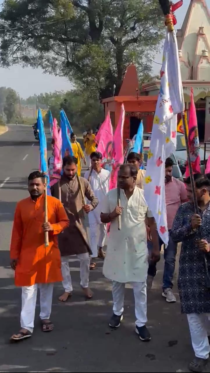 28 किमी पैदल श्याम निशान यात्रा लेकर आए कान्हीवाड़ा के श्याम प्रेमी सिवनी यशो:- खाटू श्याम जी का जन्मोत्सव सिवनी में मनाया गया कान्हीवाड़ा से श्याम प्रेमी श्याम निशान यात्रा लेकर पहुंचे श्याम धाम , देव उठनी ग्यारस जो कि खाटू श्याम बाबा के जन्मदिन के रूप में भी मनाया जाता है , इस अवसर पर कान्हीवाड़ा के उत्साही युवा श्याम प्रेमियों द्वारा कान्हीवाड़ा के तहसील टोला स्थित श्री हनुमान मंदिर से पैदल श्याम निशान यात्रा नागपुर रोड में निर्माणाधीन भव्य श्री श्याम मंदिर (बालाजी गुरुकुल स्कूल के सामने ) लेकर पहुंचे , और बाबा श्याम के निशान (ध्वज ) को गर्भ गृह में चढ़ाया गया । इस यात्रा का रास्ते में भोमा के इंदिरा चौक - बस स्टैंड , डूंडा सिवनी , बरघाट नाका सहित छिंदवाड़ा चौक, नागपुर रोड में जगह जगह स्वागत किया गया । श्री श्याम परिवार सिवनी के श्यामप्रेमियों द्वारा बाजे गाजे के साथ मंदिर परिसर में स्वागत किया गया एवं भोजन प्रसाद वितरित कर आए निशान यात्रियों का अभिवादन किया गया।