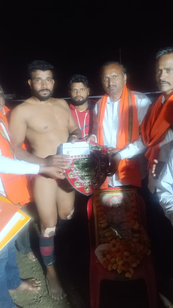 भंडारपुर में ईनामी दंगल संपन्न, रोहित पहलवान को मिला पहला ईनाम सिवनी -13 नवंबर 2024 सिवनी यशो:- प्रतिवर्षानुसार इस वर्ष भी थाना लखनवाड़ा चाबाताल भंडारपुर में इनामी दंगल का आयोजन ढब्बू पटेल की अध्यक्षता किया गया। सर्व् प्रथम हनुमान जी के चित्र पर फूल माला अर्पण कर दीप प्रज्जवलित कर अतिथियों का स्वागत सत्कार आयोजन समिति के सदस्यो के द्वारा किया गया। तत्पश्चात दंगल का शुभारंभ किया गया। इस दंगल में मध्य प्रदेश, महाराष्ट्र राज्य के पहलावानों नें अपने अपने जौहर दिखाए उपस्थित युवा हुनर ज्ञान देख प्रफुल्लित हुए। कुस्तियों का संचालन राजेंद्र पहलवान ने किया एवं मंच संचालन राकेश साहू,महासिंग यादव इंडियन आर्मी के द्वारा किया गया। मंचासीन मात्रधाम मंदिर के प्रभारी अजित तिवारी जी एवं कान्हा राय ,बिठ्ठल पटेल,रामेश्वर पटेल,रामायण सिंह पहलवान, प्रकाश पहलवान अटल बघेल की गरिमामई उपस्थिति रही साथ ही क्षेत्रीय जनप्रतिनिधियों ,समाज सेवियों ,एवं दंगल प्रेमियों की उपस्थिति ने दूर दराज से आये पहलवानों का हौसला बढ़ाया। प्रथम विजेता रोहित पहलवान पाखडिय़ा को दस हजार रुपये एवं शील्ड ,दूसरे विजेता शिवशंकर पहलवान महाराष्ट्र पांच हजार रुपये एवं शील्ड ,तीसरे विजेता पूर्वा पहलवान छिंदवाड़ा इकत्तीस सौ रुपये एवं शील्ड घनश्याम पटेल जिला पंचायत सदस्य एव शेरु माल्या के कर कमलों से सप्रेम भेट किया गया ।आयोजन समिति भंडारपुर द्वारा उपस्थित मंच पुलिस प्रशासन सहित सभी उपस्थित जनों का साह्रदय आभार व्यक्त किया।