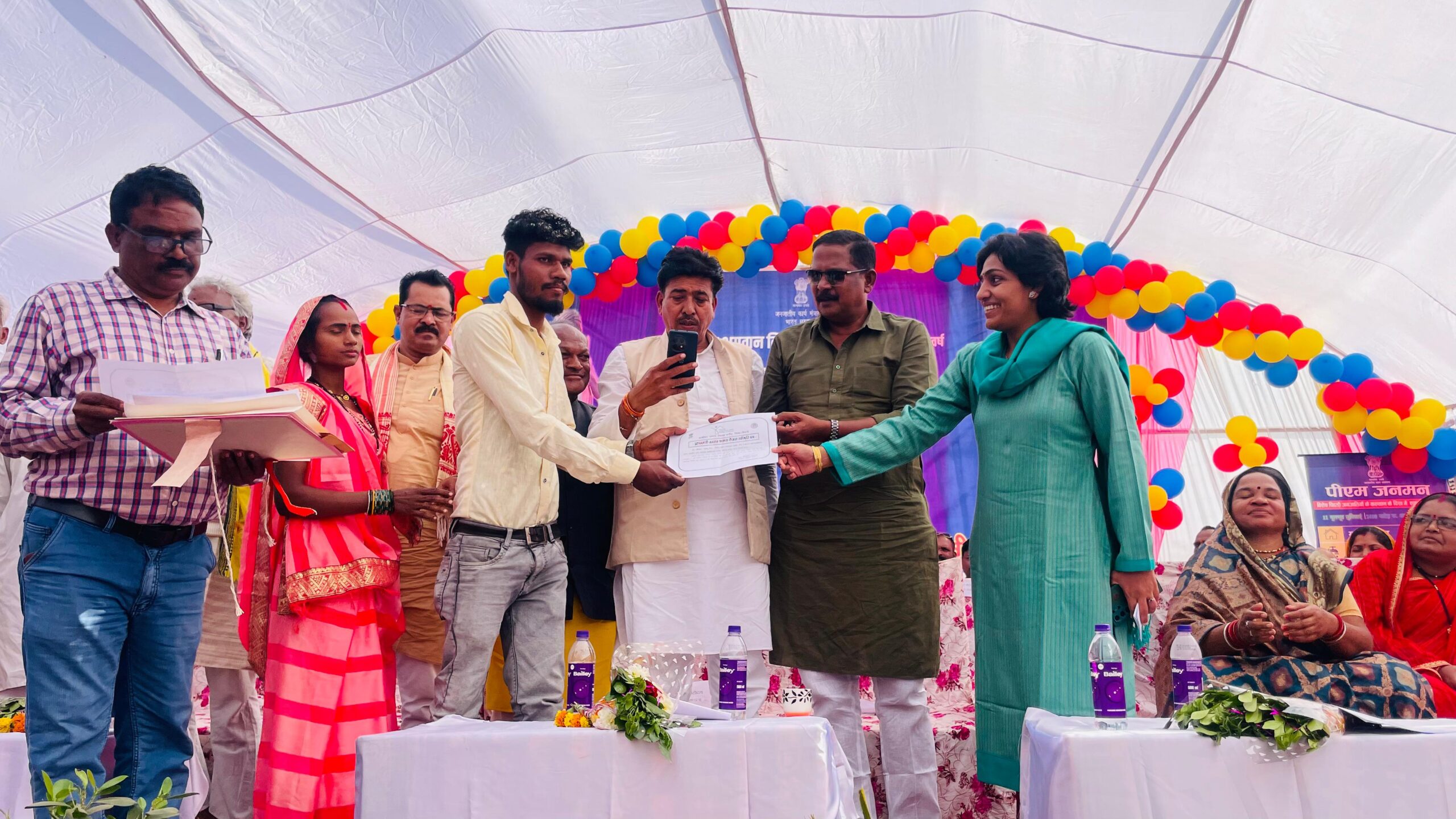 जनजातीय गौरव दिवस पर 6600 करोड़ की योजनाओं का शुभारंभ, शिलान्यास, लोकार्पण सिवनी विधायक दिनेश राय मुनमुन जनजाति गौरव दिवस सहित अन्य कार्यक्रमों में हुये शामिल सिवनी यशो:- शुक्रवार, दिनांक 15/11/2024 को सिवनी विधानसभा क्षेत्र के विधायक दिनेश राय मुनमुन क्षेत्रांतर्गत आयोजित विभिन्न कार्यक्रमों मे शामिल हुए।आज धनौरा विकास खंड अंतर्गत जनपद पंचायत प्रांगण मे धरती आबा भगवान बिरसा मुंडा जी का 150 वां जन्म जयंती वर्ष जनजातीय गौरव दिवस समारोह के अवसर पर आयोजित 6600 करोड़ की योजनाओं का शुभारंभ, शिलान्यास, लोकार्पण कार्यक्रम मे विधायक दिनेश राय मुनमुन अतिथि के रुप मे शामिल हुए। मां सरस्वती जी एवं बिरसा मुंडा जी को नमन पूजन व माल्यार्पण कर कार्यक्रम आरंभ कराया। तदोपरांत श्री राय सहित उपस्थित अतिथियों का फूलमालाओं से आत्मीय स्वागत किया गया। इस दौरान विधायक श्री राय के हस्ते हितग्राहियों को प्रमाण पत्रों का वितरण किया जाकर यशस्वी प्रधानमंत्री श्री नरेन्द्र मोदी जी के वर्चुअल संदेश को सुना व देखा गया। इस अवसर पर योगेन्द्र सिंह बाबा विधायक लखनादौन, जिला कलेक्टर सुश्री संस्कृति जैन, मुकेश बघेल सहित जन प्रतिनिधियों अधिकारियों, कर्मचारियों एवं बड़ी संख्या मे ग्रामीण जनों की उपस्थिति रही। इसके पश्चात विधायक श्री दिनेश राय मुनमुन जी ने सिवनी नगर स्थित गुरुद्वारा पहुंचकर नमन कर माथा टेका तथा श्री गुरुनानक देव जी की जयंती के पावन अवसर पर सामाजिक बंधुओं से मिलकर बधाई, शुभकामनाएं दिया एवं आयोजित भण्डारा कार्यक्रम मे सहभागिता कर प्रसाद ग्रहण किया। इसके पश्चात विधायक श्री राय ने सर्किट हाउस पहुंचकर भारतीय जनता पार्टी के जबलपुर एवं सागर संंभाग के पूर्व संभागीय संगठन मंत्री वर्तमान में प्रदेश मंत्री केशव सिंह भदोरिया से मुलाकात की । इसके पश्चात विधायक पूर्व देव दीपावली के शुभ अवसर पर सीलादेही देवी मंदिर पहुंचे। जहां पर आपने दर्शन पूजन कर आशीर्वाद प्राप्त किया। तथा आयोजित भंडारा कार्यक्रम मे शामिल होकर प्रसाद ग्रहण किया। इस अवसर पर बड़ी संख्या मे श्रद्धालुओं की उपस्थिति रही।