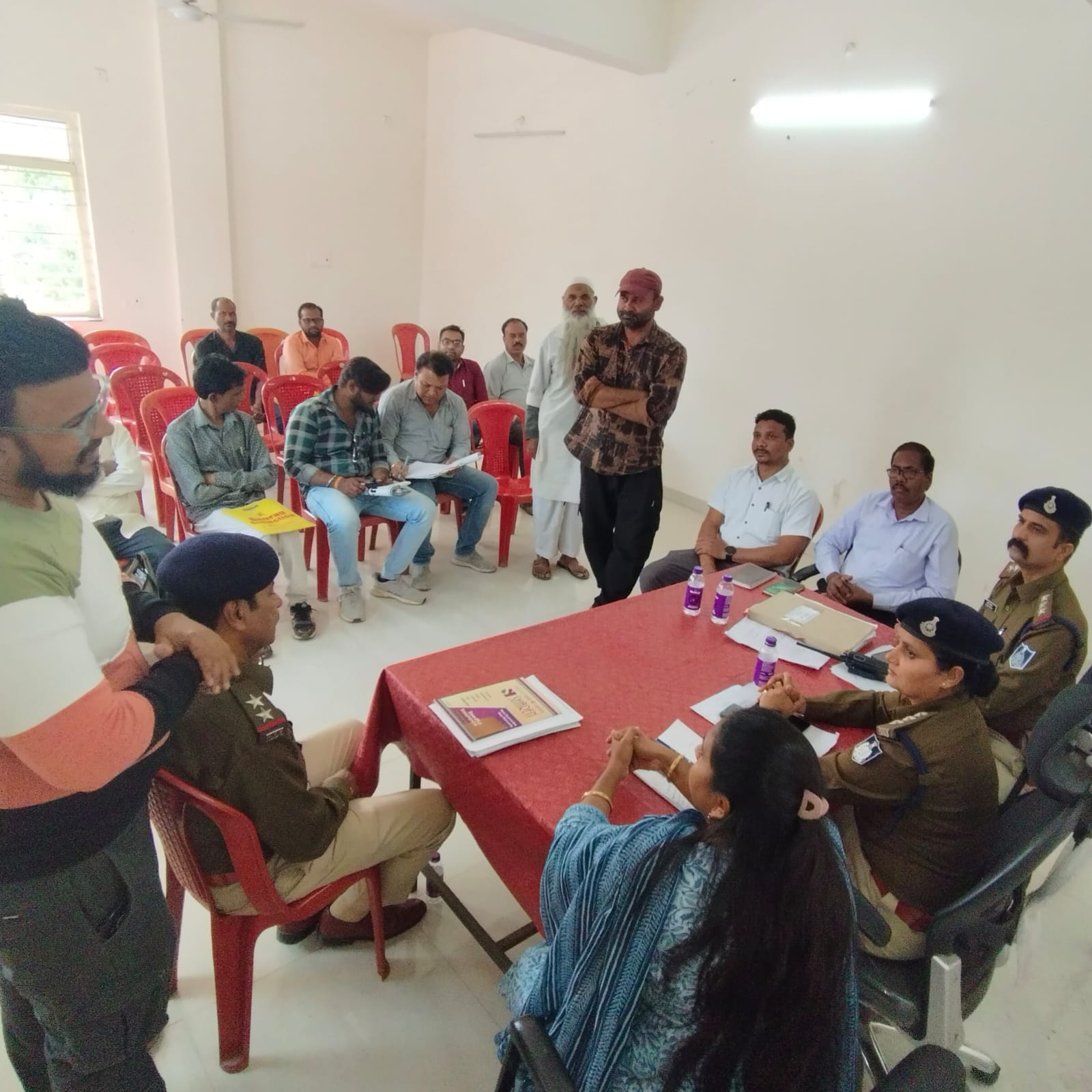 राजस्व एवं पुलिस विभाग का एक दिवसीय शिविर का आयोजन, भूमि संबंधी शिकायतों का किया निराकरण सिवनी यशो:- सिवनी क्षेत्र में लगातार मिल रही भूमि संबंधी शिकायतों के निराकरण हेतु पुलिस अधीक्षक सुनील मेहता के निर्देशन में राजस्व विभाग से तहसीलदार, राजस्व निरीक्षक, पटवारी एवं श्रीमान एएसपी गुरूदत्त शर्मा, नगर पुलिस अधीक्षक श्रीमती पूजा पाण्डेय, सतीष तिवारी थाना प्रभारी थाना कोतवाली सिवनी, उनि ओ. पी. धौलपुरी एवं महिला आरक्षक मंजुलता नागवंशी की टीम गठित कर भूमि संबंधी विवादों का निराकरण हेतु दिनांक 16.11.2024 को एक दिवसीय शिविर का आयोजन थाना कोतवाली में किया गया । शिविर में थाना क्षेत्र में स्थित भूमि पर सीमाकंन,अवैध अतिक्रमण एवं भूमि पर कचरा फेंकने की बात को लेकर कुल 07 शिकायतो का निराकरण किया गया जिनमें आवेदक सलमान खान, अनावेदक नबी खान, आवेदक लोकेष गढेवाल, अनावेदक सीताराम सनोडिया, आवेदक अजय कुमार कुशवाहा, आवेदक सतेन्द्र बघेल, अनावेदक अनिल बघेल एवं अन्य शिकायतकर्ता की भूमि संबंधी शिकायतों के संबंध में विस्तृत चर्चा कर पुलिस विभाग एवं राजस्व विभाग के द्वारा आवेदक एवं अनावेदकों के मध्य सामंजस्य स्थापित कर शिकायतों का निराकरण किया गया ।