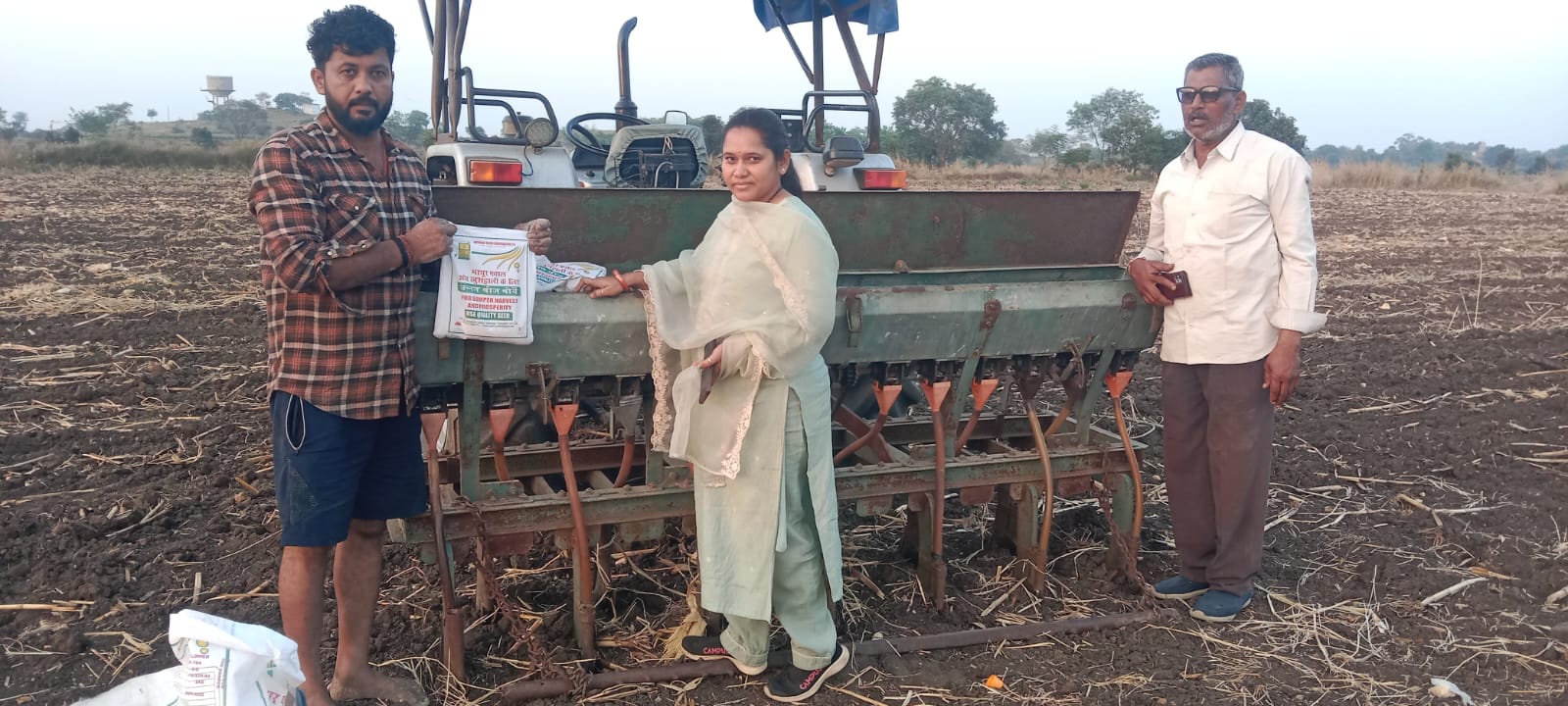 तिलहन फसल को बढ़ावा देने के उद्देश्य कुसुम की कराई गई बोनी सिवनी यशो:- कहानी विकासखंड घंसौर के अंतर्गत कृषि विभाग के विकासखंड के कृषि अधिकारी के सतत प्रयास एवं मॉनिटरिंग से जिला कलेक्टर सुश्री संस्कृति जैन एवं जिला कृषि अधिकारी मोरिशनाथ के मार्गदर्शन पर घंसौर कृषि विभाग के अधिकारियों द्वारा लगातार तिलहन फसल को बढ़ावा एवं तिलहन की फसल का उत्पादन बढ़ाने के उद्देश्य से क्षेत्र के कृषकों को जागरुक करते हुए तिलहन की अधिक से अधिक फसल की बौनी कराकर गैर पारंपरिक खेती से छुटकारा दिलाते हुए पारंपरिक एवं प्रकृति पर आधारित खेती करने हेतु प्रोत्साहित किया जा रहा है । जिसके चलते विकासखंड घसौर के ग्राम कहानी के कृषक जितेंद्र सिंह गुमास्ता राजीव गुमास्ता के खेत में एक हेक्टेयर कृषि भूमि पर बीज उपचार नेनो डीएपी का उपयोग कर कुसुम (कऱर) की बीज की बोनी ग्रामीण कृषि विस्तार अधिकारी रश्मि राजनेगी की उपस्थी में की गई जिसे देखकर अन्य अन्य कृषकों को प्रोत्साहन देने के उद्देश्य कृषि विभाग द्वारा बोनी का प्रदर्शन जितेंद्र सिंह के ग्राम हराई स्थित खेत पर किया गया