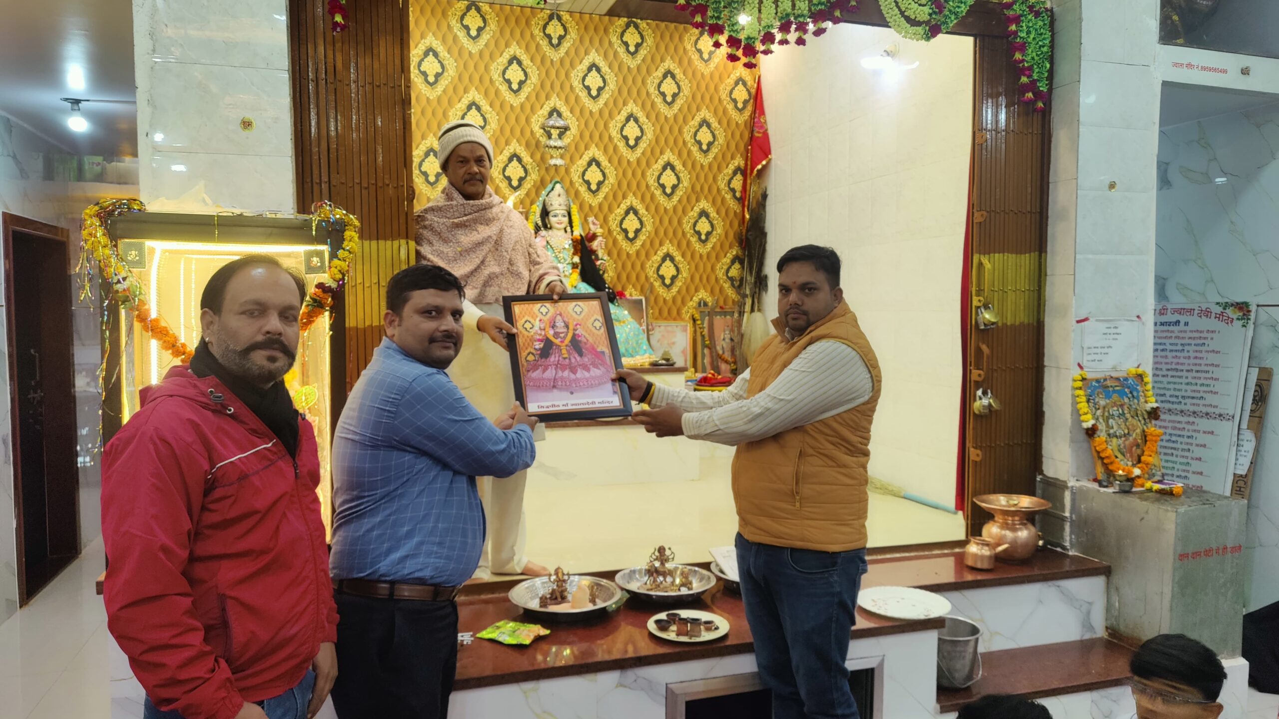 हनुमान जी की आराधना से मन को करें पवित्र और पायें मन चाही सफलता सिद्ध ज्वाला देवी पीठ में 63 वें सप्ताह श्रद्धा और भक्ति से संपन्न हुआ सुंदरकांड और हनुमान चालीसा का पाठ सिवनी यशो:- सिद्धपीठ ज्वालादेवी मंदिर परतापुर रोड भैरोगंज में भक्ति और जागरूकता संदेशों के साथ युवा और मातृशक्ति का प्रेरणादायक कार्यक्रम सुंदरकांड एवं हनुमान चालीसा के पाठ का 63 वां सप्ताह भी श्रद्धा और भक्ति के साथ संपन्न हुआ । युवाओं एवं मातृशक्ति द्वारा 63 वे सप्ताह सास्वर भक्तिमय सुंदरकांड एवं हनुमान चालीसा का पाठ बड़ी श्रद्धा और आस्था के साथ किया गया । इस सप्ताह युवाओं एवं मातृशक्ति ने संकल्प व्यक्त किया कि इस भक्तिमय आयोजन का विस्तार और हनुमान जी की भक्ति के लिये सभी हर दिन एक एक व्यक्ति को प्रेरित करेंगे । हनुमान जी की आराधन विद्यार्थियों के लिये बेहद लाभकारी हो सकती है । हनुमान जी की आराधना से मन में पवित्रता और लक्ष्य को प्राप्त करने की चमत्कारी शक्ति प्राप्त होती है । दीप पर्व के पश्चात छात्र छात्राओं को परीक्षा में सफलता की चिंता रहती है । इस चिंता को दूर करने के लिये पवित्र मन से सफलता के लिये जुटने की आवश्यकता होती है और इसके लिये राम भक्त हनुमान जी की भक्ति उनके लिये संजीवनी का काम करती है । पवित्र मन से हनुमान जी का स्मरण कर छात्र छात्राओं को अपने लक्ष्य पर फोकस करना चाहिये । मन में जरा भी भटकाव हो तो हनुमान जी का ध्यान करें और सफलता के लिये जुट जाये । इस प्रकार का मोटीवेशन छात्र छात्राओं को देने के लिये सक्रियता से कार्य में जुटे ।     मंदिर समिति के शुभम राजपूत ने बताया कि माता रानी के दरबार में इस शनिवार के मुख्य यजमान दीपक चौहान (पीएनबी ) ने यजमान बनकर मातारानी के दरबार मे पूजन एवं महाप्रसाद भोग अर्पित किया गया । ।    सिद्ध पीठ ज्वाला देवी मंदिर समिति द्वारा प्रति शनिवार होने वाले सुंदरकांड पाठ में मुख्य रूप से जो भी अपने नाम से पाठ कराना चाहता है, वह यजमान बनने के लिए मंदिर समिति से संपर्क कर सकता है। 