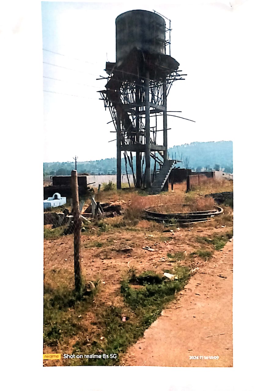 आक्रोशित ग्रामीण 25 नवंबर को करेंगे आंदोलन : कलेक्टर को लिखा पत्र जल जीवन मिशन की 3 साल से बना रही है पानी की टंकी आज भी अधूरी Seoni 21 November 24 छपारा यशो:- कलेक्टर सिवनी (Collector Seoni) को लकवह पंचायत के ग्रामीण ने एक हस्ताक्षर युक्त शिकायत पत्र (signed complaint letter) में बताया है कि जनपद पंचायत छपारा (Chhapara) के अंतर्गत ग्राम पंचायत लकवाह (Gram Panchayat Lakwah) में जल जीवन मिशन  (Jal Jeevan Mission) अंतर्गत पाइप लाइन एवं पानी टंकी (pipeline and water tank) का कार्य लगभग 3 वर्षों से चल रहा था जो आज भी अपूर्ण पड़ा है  पी एच  ई विभाग  (PH E Department)  ध्यान दे रहा है ना ठेकेदार ध्यान दे रहा है पानी टंकी अपूर्ण है । पाइप लाइन भी पूरी तरह ग्राम में नहीं बिछी है ना कनेक्शन (connection) किए गए हैं ना ही नलकूप (tube well) है ।  ऐसी स्थिति में ग्रामीण जनों में आक्रोश व्याप्त है ग्राम वासियों का कहना है एक  सप्ताह के अंदर कार्य चालू नहीं किया गया तो ग्राम लकवाह के   ग्रामवासी समस्त महिलाओं सहित रोड पर बैठकर धरना प्रदर्शन करेंगे  आवागमन पूरी तरह से बंद कर दिया जाएगा आने जाने वाली जनता को जो परेशानी का सामना करना पड़ेगा जिसकी जवाबदारी  पी एच ई ओर ठेकेदार  की रहेगी सिवनी विधानसभा क्षेत्र के लकवाह पंचायत के युक्त जल जीवन मिशन के कार्य का निरीक्षण विगत दिन विधायक दिनेश राय द्वारा किया गया था अधिकारियों को विधायक महोदय के द्वारा इस पर  कार्रवाई करने के निर्देश भी दिए गए थे लेकिन अभी तक किसी के द्वारा कोई निरीक्षण नहीं किया गया ना ही कार्रवाई की गई ग्रामीणों ने पत्र में लिखा है कि 24 -11 -24 तक यह कर को प्रारंभ नहीं किया गया तो दिनांक 25 नवंबर-24 से ग्राम की महिलाओं ग्राम वासियों एवं पंचायत के सदस्यों के द्वारा रोड पर बैठकर अनिश्चित कालीन धरना प्रदर्शन किया जाएगा जिसकी जवाबदारी विभाग और ठेकेदार की होगी । ग्राम पंचायत लकवाह के ग्राम सालीवाड़ा में जल जीवन मिशन अंतर्गत पाइप लाइन ट्यूबवेल कराया गया था और ट्यूबवेल की मोटर 2 महीने से जल चुकी है ठेकेदार द्वारा मोटर को नहीं सुधारी  गई है ना ही दूसरी मोटर डाली गई है ग्राम वासियों के द्वारा कंपनी की 7-50 द्ध श्च  वाली मोटर डालने के लिए कहा गया है उक्त पंचायत के हैंडोवर नहीं किया गया जिसके कारण ठेकेदार मनमानी कर रहे हैं । कार्यालय ग्राम पंचायत लकवाह मे  हायर सेकेंडरी स्कूल है जहां पर संस्कृत विषय के तीन टीचर पहुंचा दिए गए हैं जबकि यहां अन्य विषय के टीचर आना चाहिए था ऐसी अन्य समस्याएं पंचायत में व्याप्त हैं जिसके कारण ग्रामीण हड़ताल करने में विवश हो रहे हैं ।