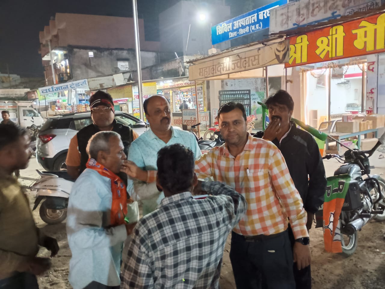 महाराष्ट्र में प्रचंड जीत पर बरघाट कार्यकर्ताओं ने बैंड बाजे बजाकर व पटाखे फोड़ कर मनाई खुशियां Seoni 23 November 2024  बरघाट यशो:- महाराष्ट्र विधानसभा चुनाव (maharashtra assembly elections) में महायुति की प्रचंड जीत (Great victory of Mahayuti) पर भारतीय जनता पार्टी मंडल बरघाट (Bharatiya Janata Party Mandal Barghat) में कार्यकर्ताओं ने फटाके फोड़ कर व बैंड बाजे बजा कर खुशियां मनाएं (celebrate happiness) और सभी ने एक दूसरे को मिठाई खिलाकर बधाई प्रेषित की ( congratulated him by feeding him sweets)।        भारतीय जनता पार्टी के सुजीत सूर्यवंशी ने कहा कि महाराष्ट्र में प्रचंड जीत प्रधानमंत्री नरेंद्र मोदी (Prime Minister Narendra Modi) के कुशल नेतृत्व का परिणाम (result of effective leadership) है साथ ही भारतीय जनता पार्टी  के द्वारा संचालित जन कल्याणकारी योजनाओं (public welfare schemes) से मतदाता (voter) भी खुश हैं उन्हें योजनाओं का लाभ प्राप्त हो रहा है।        महाराष्ट्र विधानसभा चुनाव में मिली ऐतिहासिक जीत (epic win) पर एवं झारखंड (Jharkhand) में पार्टी के उत्कृष्ट प्रदर्शन पर सुजीत सूर्यवंशी ने  सभी जेस्ट श्रेष्ट कार्यकर्ताओं का हृदय से आभार व्यक्त किया।        इस अवसर पर पार्टी के वरिष्ठ मानसिंह नागवंशी पूर्व मंडल अध्यक्ष राजेंद्र सिंह ठाकुर, दीपक साहू, सुजीत सूर्यवंशी, राजेश साहू, रमन लुधियाना, सत्यांश भट्ट ,विकास जैन, संजय रंहागडाले ,आनंद लुधियाना, अंशुल रंहागडाले, रजनीश बोपचे अबीर वेश्य सहित अनेक कार्यकर्ता उपस्थित रहे।