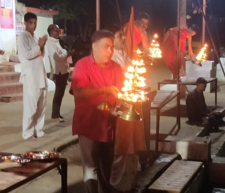 बैनगंगा लखनवाड़ा घाट में धार्मिक आयोजन में भारी उत्साह गंगा पूजन, विष्णु सहस्त्रनाम, लक्षार्चन, लक्ष्य दीपदान एवं श्री सत्यनारायण भगवान की कथा पूजन और संध्या में मां बैनगंगा की महा पचं आरती सिवनी यशो:- भगवान श्री हरि विष्णु के परमप्रिय पुण्य मास कार्तिक के प्रथम पक्ष में मां बैनगंगा जी के लखनवाड़ा तट पर गंगा पूजन, विष्णु सहस्त्रनाम, लक्षार्चन, लक्ष्य दीपदान एवं श्री सत्यनारायण भगवान की कथा पूजन और संध्या में मां बैनगंगा की महापचंआरती की गई इस कार्यक्रम बड़े हर्ष उत्सहित होकर धर्म प्रेमी बंधु बढ़चढ़कर के भाग ले धर्म लाभ लिया। कार्तिक माह की इस दूसरे पक्ष में भी यह आयोजन यथावत प्रारम्भ है जोभी श्रद्धालु प्रात: और संध्या के समय इन अनुष्ठानों में शामिल होना चाहे वह बैनगंगा के लखनवाड़ा तट पहुँच सकता है। आयोजन समिति के सोनू महाराज जी ने बताया कि इस पवनपवित्र माह कार्तिक में उत्तर भारतीय धर्मावलबियो का छठ पूजा त्यौहार बहुत महत्वपूर्ण होता है जिसमे छठ व्रत करने वाली महिला त्यौहार के एक दिन पूर्व ही अर्थात पंचमी तिथि से ही निराहार व्रत करती है और तीसरे दिन उगते सूर्य को अर्घ्य देकर व्रत पूर्ण करती है, इस वर्ष छट पूजा का त्यौहार हेतु व्रतियों को पवित्र बैनगंगा के लखनवाड़ा तट पर 07 नवंबर की सन्ध्या पर डूबते सूर्य को अर्घ्य देना होगा, वही उगते सूर्य को अर्घ्य देने के लिए 08 नवम्बर को प्रात: पुन: तट पर ही सूर्य को अर्घ्य देकर व्रत पूर्ण करना होगा, सोनू महाराज ने बताया कि षष्ठी तिथि की शुरुआत 07 नवंबर को रात 12 बजकर 41 मिनट पर होगी, वहीं इस तिथि का समापन 8 नवंबर को रात 12 बजकर 34 मिनट पर होगा।