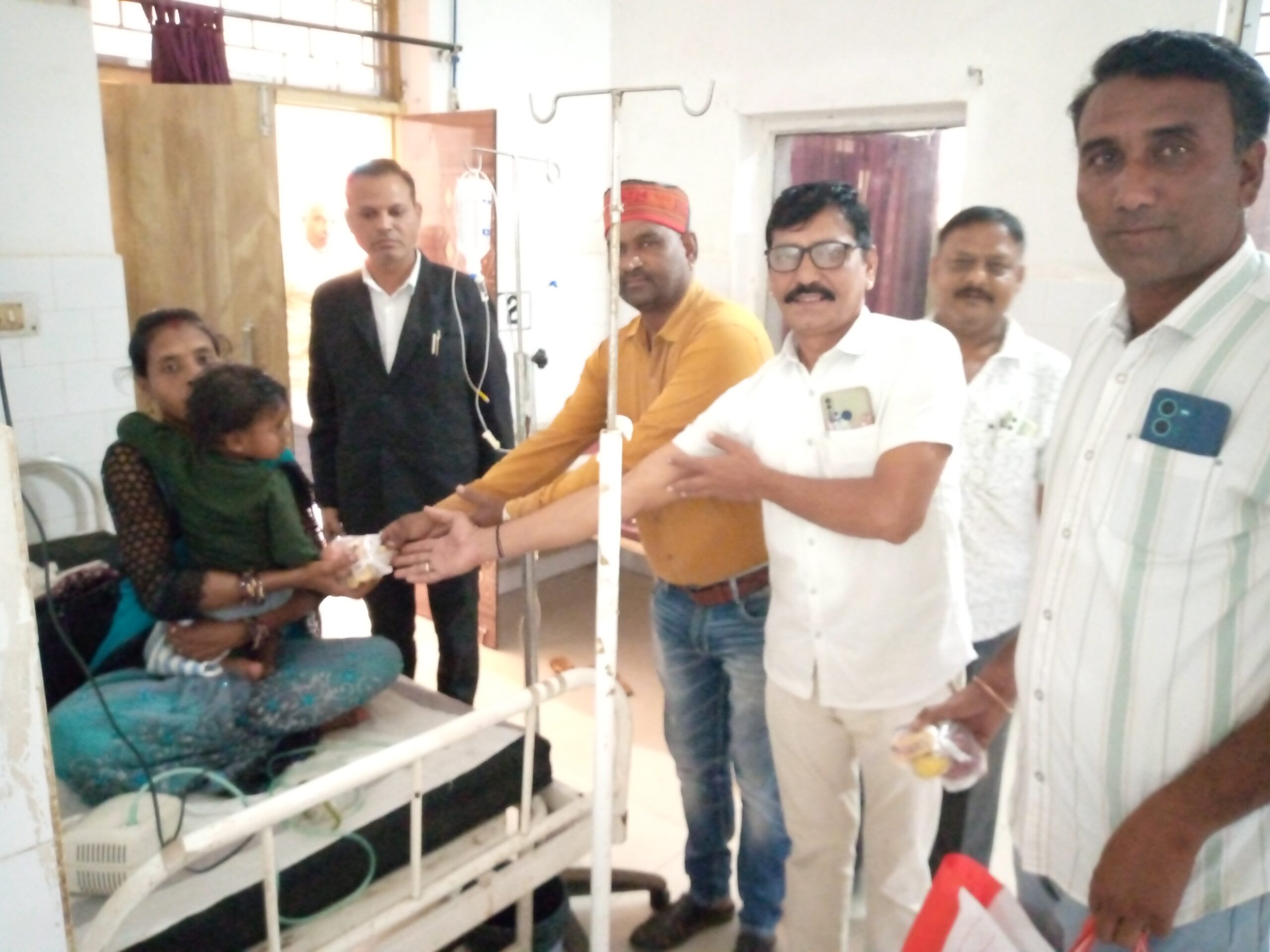 पूर्व त्रि विभागीय मंत्री स्वर्गीय ठा.हरवंश सिंह की जयंती पर मरीजों को फल वितरित किए, छपारा ब्लाक कांग्रेस कमेटी के पदाधिकारियों एवं कार्यकर्ताओं द्वारा, छपारा यशो:- नगर के सामुदायिक स्वास्थ्य केंद्र में 11 नवंबर को प्रदेश कांग्रेस के कद्दावर नेता स्वर्गीय हरवंश सिंह ठाकुर की जयंती पर नगर के बस स्टैंड के समीप स्थित निज प्रतिष्ठान में स्वर्गीय दादा हरवंश सिंह के छायाचित्र के समक्ष दीप जलाकर उन्हें पुष्प अर्पित कर भावभीनी श्रद्धांजलि दी गई । उपस्थित वरिष्ठ जनों द्वारा ठाकुर साहब के जीवन काल के दिनों को याद करते हुए सभी अपने उद्बोधन में भावुक हो हुए श्रृद्धांजलि अर्पित कर के कुछ समय बाद सभी कांग्रेस कमेटी के पदाधिकारियों एवं कार्यकर्ताओं ने दोपहर दो बजे नगर के सामुदायिक स्वास्थ्य केंद्र पर पहुंचकर वहां भर्ती मरीजों एवं उनके परिजनों को फल एवं बिस्किट्स वितरित कर भर्ती मरीजों की जल्द स्वास्थ्य लाभ की कामना की गई । उक्त अवसर पर ब्लाक कांग्रेस कमेटी के अध्यक्ष जयकेश सिंह ठाकुर, उपाध्यक्ष गुलाब साहु, सूरजलाल बंजारा,भरत जैन, नितिन जैन, रमेश चौहान, उमाशंकर सिंह ठाकुर, गजेन्द्र सिंह चौहान, संजय बैस, संजीव सिंह सिसोदिया सहित बड़ी संख्या में कार्यकर्ता उपस्थित रहे।