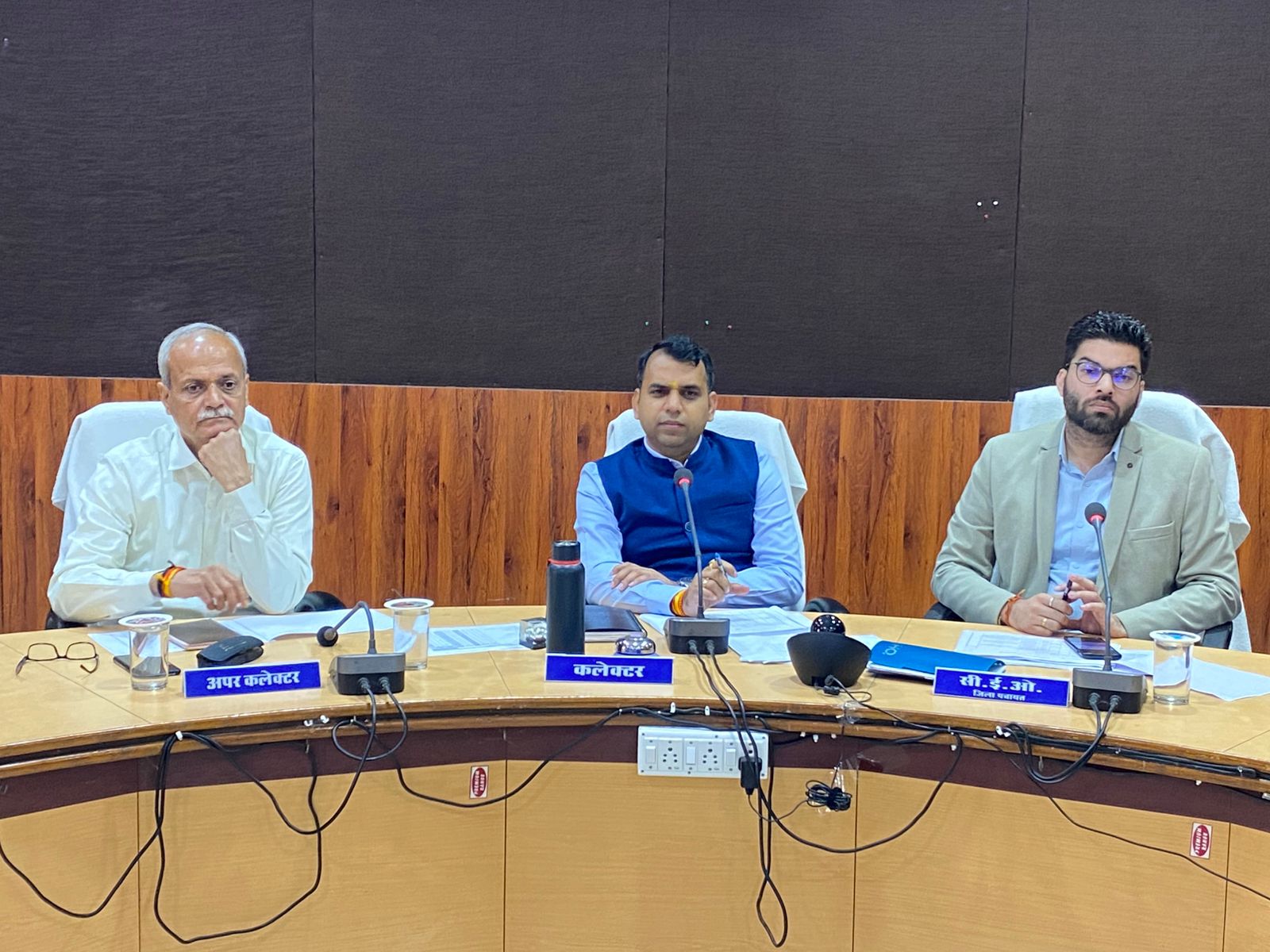 प्रधानमंत्री सूर्य घर मुफ्त बिजली योजना की बैठक सम्पन्न समय सीमा एवं विभागीय समन्वय समिति की बैठक सम्पन्न (Mandala 18 November 2024) मंडला यशो:- समय सीमा ( time limit ) एवं विभागीय समन्वय समिति की बैठक में कलेक्टर सोमेश मिश्रा (Collector Somesh Mishra) ने निर्देशित किया कि सीएम हेल्पलाईन (CM Helpline) तथा समाधान ऑनलाईन (solution online) के प्रकरणों को गंभीरता से लेते हुए उनका सकारात्मक रूप से निराकरण करें।   उन्होंने निर्देशित किया कि प्रत्येक प्रकरण का जिला अधिकारी स्वयं अध्ययन कर आवश्यक कार्यवाही करें। कलेक्टर ने निर्देशित किया कि सीएम हेल्पलाईन में 50 दिवस से अधिक दिनों के लम्बित प्रकरणों के निराकरण पर फोकस करें। पीएचई, स्वास्थ्य, राजस्व, जनपद तथा नगरीय निकायों में लम्बित प्रकरणों की संख्या अधिक है, संबंधित अधिकारी सीएम हेल्पलाईन तथा समाधान ऑनलाईन के प्रकरणों के निराकरण को अपनी प्राथमिकता में शामिल करें। जिला योजना भवन में सम्पन्न हुई इस बैठक में सीईओ जिला पंचायत श्रेयांश कूमट, अपर कलेक्टर राजेन्द्र कुमार सिंह, डिप्टी कलेक्टर क्षमा सराफ सहित संबंधित अधिकारी उपस्थित रहे। कलेक्टर ने निर्देशित किया कि सीएम हेल्पलाईन प्रकरणों के निराकरण के लिए आवश्यकतानुसार आवेदकों से चर्चा करें तथा उन्हें शासन के नियम निर्देशों तथा पात्रता से अवगत कराएं। राजस्व विभाग की समीक्षा के दौरान कलेक्टर ने कहा कि विभागीय अधिकारी अपने कोरवर्क पर फोकस करें। सीमांकन, नामांतरण तथा बटवारा के प्रकरणों को प्राथमिकता से निराकृत करें। निराकरण किए गए प्रकरणों की रिपोर्ट प्रस्तुत करें। जिन विभागों ने सीएम हेल्पलाईन के प्रकरणों का संतुष्टिपूर्वक निराकरण नहीं किया है उन विभागों को नोटिस जारी करने के निर्देश दिए। सीएम हेल्पलाईन और समाधान ऑनलाईन के प्रकरणों पर लापरवाही करने पर एसी ट्राईबल विभाग के सहायक ग्रेड-3 श्री पटेल को निलंबन नोटिस जारी करने के निर्देश दिए। उच्च न्यायालयीन प्रकरणों की समीक्षा करते हुए कलेक्टर श्री मिश्रा ने प्रत्येक प्रकरणों पर निर्धारित समयावधि में जवाब प्रस्तुत करें।    उन्होंने 28 नवंबर 2024 को निवास में आने वालेे व्हीआईपी के लिए हेलीपेड निर्माण व कानून व्यवस्था के संबंध में समीक्षा करते हुए आवश्यक निर्देश दिए। कलेक्टर ने कहा कि सभी जिलाधिकारी बिना अनुमति के मुख्यालय न छोड़ें। उर्वरक उपलब्धता एवं उपार्जन की तैयारियों की समीक्षा करते हुए कलेक्टर सोमेश मिश्रा ने कहा कि उर्वरक का सुचारू रूप से वितरण करने के लिए विस्तृत कार्ययोजना तैयार करें। किसानों को चिन्हित करते हुए गांव में खाद का वितरण सुनिश्चित करें। बुधवार को धनगांव में आयोजित होगा रात्रि चौपाल कलेक्टर सोमेश मिश्रा ने कहा कि जनसमस्याओं के त्वरित एवं उनके ग्राम में ही निराकरण करने के लिए रात्रि चौपाल का शुभारंभ किया जा रहा है। उन्होंने कहा कि प्रत्येक बुधवार को रात्रि चौपाल का आयोजन कर ग्रामीणों की समस्याओं का निराकरण किया जाएगा। कलेक्टर ने कहा कि मवई विकासखंड के ग्राम धनगाँव में 20 नवंबर 2024 को रात्रि चौपाल का आयोजन किया जाएगा। उन्होंने निर्देशित किया कि सभी जिला अधिकारी रात्रि चौपाल में सभी ग्रामीणों की समस्याओं का त्वरित निराकरण करें। रात्रि चौपाल में संबंधित विभागों के स्टॉल भी लगाए जाएंगे। कलेक्टर सोमेश मिश्रा ने निर्देशित किया कि रात्रि चौपाल की सभी तैयारियाँ समय से पहले पूर्ण कर लें।