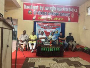 सरस्वती शिशु मंदिर सिवनी के पूर्व छात्रों का दीपावली मिलन समारोह संपन्नपूर्व छात्रों ने बढ-चढ कर लिया हिस्सा
बढाई कार्यक्रम की शोभा
सिवनी यशो:- नगर की प्रतिष्ठित शैक्षणिक संस्था सरस्वती शिशु मंदिर सिवनी में विद्यालय के पूर्व छात्रों का दीपावली मिलन समारोह आयोजित किया गया है। कार्यक्रम में मंचासीन अतिथि एवं पूर्व छात्र श्री अविनाश पाठक, डॉ. आशुतोष सिंह गौर, श्री राहुल नायक, श्री विनीत जी अग्रवाल, श्री दीपक साहू, श्री मनोज जी अग्रवाल उपस्थित रहे। कार्यक्रम में सर्वप्रथम मंचासीन अतिथियों द्वारा मॉ वीणापाणी के समक्ष पूजन एवं सरस्वती वंदना की गई। कार्यक्रम में उपस्थित मंचासीन अतिथियों का परिचय विद्यालय के व्याख्याता श्री महेश प्रसाद चौबे ने कराया। तत्पश्चात् संपूर्ण कार्यक्रम की प्रस्तावना विद्यालय के पूर्व छात्र एवं व्यवस्थापक श्री नितिन जी चौधरी द्वारा प्रस्तुत की गई। 

कार्यक्रम में उपस्थित भैया-बहिनों द्वारा अपने अध्ययन काल के दौरान के अनुभव कथन व्यक्त किये गये। जिसमें सर्वश्री भैया विनीत रजक, प्रदीप बांगर, राजा वर्मा, अमित द्विवेदी, अविनाश पाठक, डॉ अभिजीत सिंह चौहान, राहुल नायक, बहिन रानू सिंह आदि प्रमुख रहें।  सभी ने अपने अनुभव कथनों में सरस्वती शिशु मंदिर को नगर की सर्वश्रेष्ठ शैक्षणिक संस्था बताते हुए भविष्य में यथा संभव अपना योगदान देने का आश्वासन दिया। 

इस कार्यक्रम में 100 से अधिक भैया-बहिनों ने सहभागिता की। कार्यक्रम के दौरान विद्यालय की पूर्व छात्रा बहिन रितिका सोनी एवं सौ. सृष्टि पाण्डे ने सरस्वती भजन प्रस्तुत किया। मंच संचालन विद्यालय के व्याख्याता श्री प्रकाश गुप्ता जी ने किया। कार्यक्रम में आभार प्रदर्शन पूर्व छात्र परिषद के जिला संयोजक डॉ आशुतोष सिंह गौर ने किया। कार्यक्रम के अंत में सभी भैया-बहिनों ने चाय एवं अल्पाहार ग्रहण किया। उक्त कार्यक्रम में समस्त आचार्य परिवार की उपस्थिति रही।
