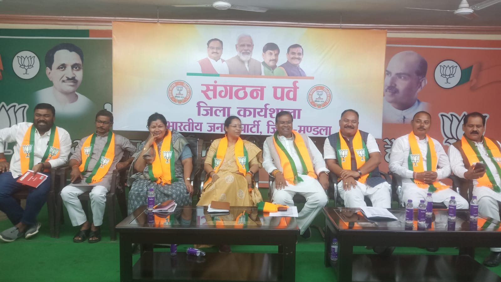 संगठन पर्व की जिला स्तरीय कार्यशाला संपन्न बूथ एवं मंडल के चुनाव को लेकर हुई विस्तृत चर्चा मंडला यशो: -भारतीय जनता पार्टी की चल रहे हैं संगठन पर्व के तहत भाजपा जिला कार्यालय में जिला स्तरीय कार्यशाला आयोजित की गई इस अवसर पर चुनाव संगठन प्रभारी श्रीमती प्रज्ञा त्रिपाठी ने संगठनात्मक विषयों को लेकर प्रदेश संगठन की कार्य योजना से कार्यकर्ताओं को अवगत कराते हुए कहा कि संगठन की लोकतांत्रिक व्यवस्था के तहत सभी स्तर के चुनाव संपन्न कराए जाएंगे जिसमें जिला स्तर पर तय किए गए चुनाव पदाधिकारियो की जिम्मेदारी महत्वपूर्ण होगी । उन्होंने कहा संगठन के तय कार्यक्रम के तहत समय सीमा पर चुनाव संपन्न किए जाएंगे जिसमें सभी मंडलो में सक्रिय सदस्यता के लक्ष्य का कार्य पूर्ण किया जाए, इस अवसर पर सांसद फग्गन सिंह कुलस्ते कैबिनेट मंत्री श्रीमती संपतिया उइके जिला अध्यक्ष भीष्म द्विवेदी ने कहा कि भारतीय जनता पार्टी का चुनाव कार्यक्रम के हर चरण को हम उत्सव के रूप में रेखांकित करेंगे बूथ से लेकर जिला तक के चुनाव में प्रदेश संगठन की गाइड लाइन के तहत कार्य करेंगे ,संगठन चुनाव को लेकर जिला संगठन द्वारा कार्यक्रम जारी किए जा रहे ,उन्होंने कहा कि जिले के सभी कार्यकर्ता पदाधिकारियों जनप्रतिनिधियों ने संगठन पर्व में सदस्यता अभियान को प्रभावी रूप से पूरा किया सभी धन्यवाद के पात्र हैं। भाजपा मीडिया प्रभारी सुधीर कसार ने बताया कि बूथ चुनाव हेतु प्रभारी तय किए गए है इस अवसर भाजपा जिला महामंत्री व संगठन सह निर्वाचन अधिकारी उमेश ठाकुर , ,जिला महामंत्री भगवती श्रीधर,जिला पंचायत अध्यक्ष डॉक्टर संजय कुशराम,मंडला नगरपालिका अध्यक्ष विनोद कछवाहा , सक्रिय सदस्यता जिला टोली सदस्य श्री अंजनी तिवारी, नरेंद्र राजपूत, पूर्व जिलाध्यक्ष रतन ठाकुर सहित भाजपा जिला पदाधिकारी और मंडल अध्यक्ष सहित अपेक्षित पदाधिकारी उपस्थित रहे ।