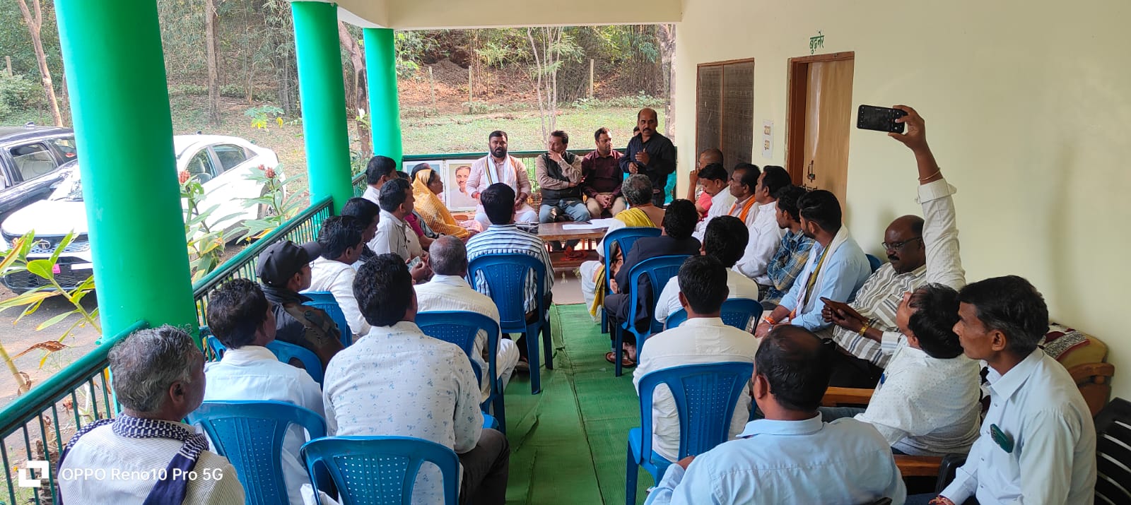 जिले के 173 शक्ति केंद्र में भाजपा द्वारा कार्यशाला आयोजित संगठन पर्व पर 17 मंडलों में चरणबद्ध रूप से कार्यशाला संपन्न प्रदेश संगठन के मार्गदर्शन में 14 से 20 नवंबर तक 945 नवीन बूथ समिति का होगा गठन मण्डला, 11 नवंबर 2024 मण्डला यशो:- भारतीय जनता पार्टी में वैचारिक रूप से केंद्रित मूल्य आधारित एवं सक्रिय बूथ समितियां पिछले 7 दशकों से संगठन की ताकत रहे हैं संगठन पर्व पर लगातार प्राथमिक व सक्रिय सदस्यता का अभियान जिले में उत्साह के साथ पूरा किया गया। जिले के सभी 17 मंडलों में चुनाव अधिकारी टोली के मार्गदर्शन में कार्यशाला आयोजित हुई। 11 नवंबर से 14 नवंबर तक नवीन बूथ समितियों का गठन किया जायेगा। बूथ समिति का गठन पार्टी संगठन तथा पार्टी की गतिविधि और चुनाव अभियान को हमेशा मजबूत आधार देने वाली समिति है इसलिए बूथ समिति के गठन के लिए जिले के वरिष्ठ नेताओं को शक्ति केंद्र संगठन पर्व सहयोगी के रूप में संगठन की सबसे महत्वपूर्ण इकाई बूथ समिति के गठन हेतु भेजा जा रहा है। जिले की विभिन्न बूथ समिति का गठन सर्वसम्मति अथवा चुनाव द्वारा किया जायेगा साथ ही बूथ समिति के 11 सदस्यों के चयन के पश्चात बूथ की मतदाता सूची के पन्ना प्रमुखों का भी चयन किया जायेगा। भाजपा जिला मीडिया प्रभारी सुधीर कसार ने बताया कि जिला चुनाव प्रभारी एवं भाजपा जिलाध्यक्ष के मार्गदर्शन में जिले के 173 शक्ति केंद्रों में कार्यशालाएं प्रारंभ की गयी हैं इस कार्यशाला को संगठनात्मक रूप से परिणाम में पहुंचाने के लिए जिले के वरिष्ठ नेताओं पदाधिकारी, जनप्रतिनिधि, जिला पदाधिकारी, मोर्चा प्रकोष्ठ संयोजकों के जिलाध्यक्ष को जिम्मेदारी सौंपी गयी है। भाजपा के 1208 सक्रिय सदस्यों की सूची प्रकाशित जिले की कार्यशाला के पश्चात भारतीय जनता पार्टी के सक्रिय सदस्यों की सूची का प्रकाशन कर जिला कार्यालय मंडला में अवलोकनार्थ सूचना पटल पर रखी गयी है। अभी तक जिले में 1208 सक्रिय सदस्यों के नाम पहली सूची प्रकाशित की जा चुकी है। जिले के सभी कार्यकर्ताओं, पदाधिकारी, जनप्रतिनिधियों के प्रयास से भारतीय जनता पार्टी के प्राथमिक सदस्य संख्या 1 लाख 90 हजार तक पहुंच चुकी है साथ ही टोल फ्री नंबर 8800002024 में मिस्ड कॉल कर प्राथमिक सदस्यता अभियान का क्रम निरंतर जारी है।