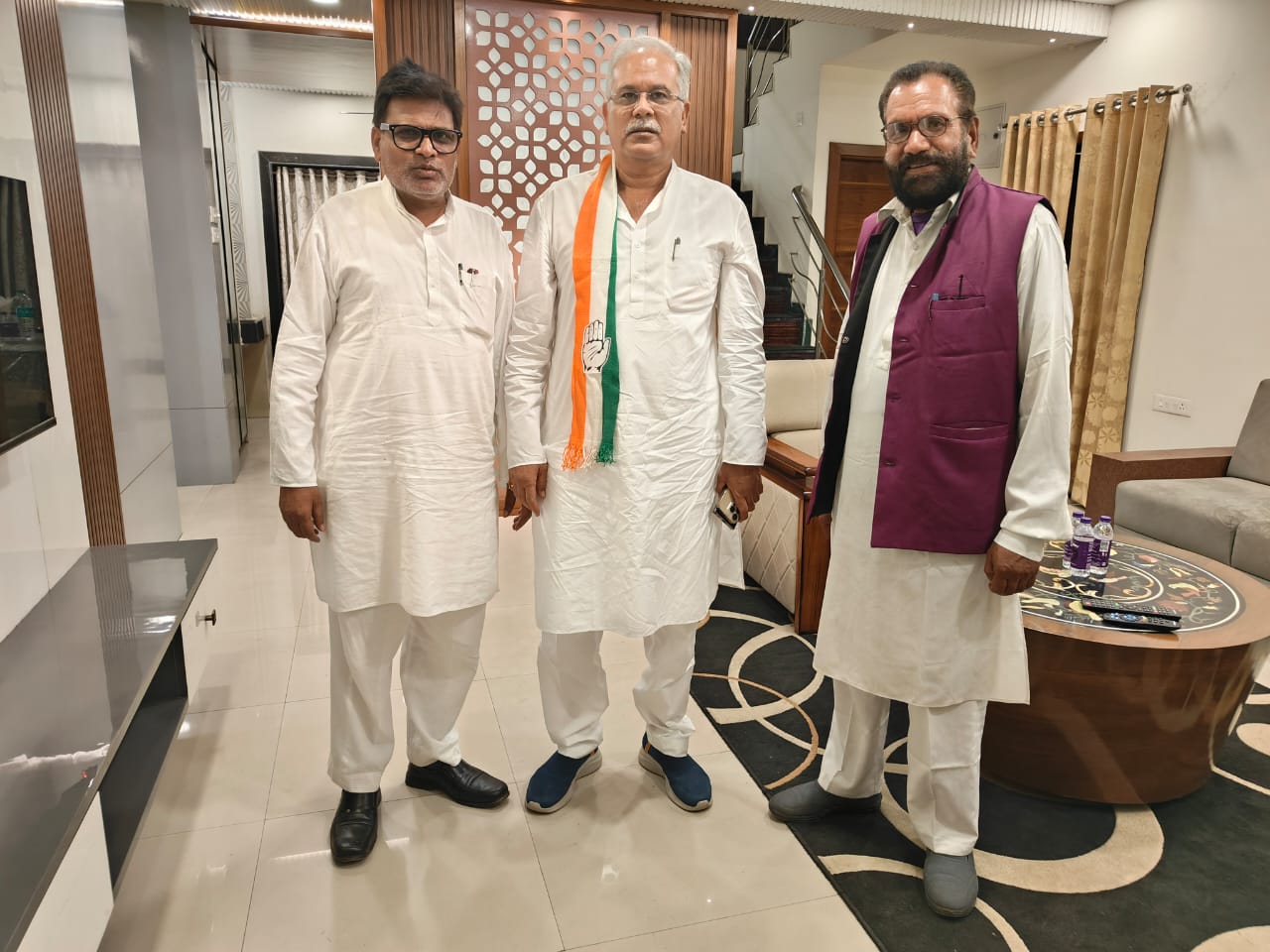 भूपेश बघेल से मिले मोहन सिंह चंदेल सिवनी 17 नवम्बर सिवनी यशो:- छत्तीसगढ़ के पूर्व मुख्यमंत्री एवं अखिल भारतीय कांग्रेस कमेटी द्वारा महाराष्ट्र हेतु नियुक्त सीनियर ऑब्जर्वर भूपेश बघेल जी (Bhupesh Baghel, former Chief Minister of Chhattisgarh and Senior Observer appointed for Maharashtra by All India Congress Committee) से उनके नागपुर  (Nagpur) प्रवास के दौरान जिला पंचायत सिवनी के पूर्व अध्यक्ष मोहन सिंह चंदेल एवं विनोद यादव अध्यक्ष पिछड़ा वर्ग विभाग ने सौजन्य भेंट किया। मुलाकात के दौरान भूपेश बघेल जी ने दोनों नेताओं को सिवनी जिले से जो लोग नागपुर में आकर रह रहे हैं उनसे संपर्क कर उन्हें कांग्रेस के पक्ष में मतदान करने हेतु प्रेरित करने का निर्देश दिया। श्री बघेल के निर्देशानुसार दोनों नेता गण चुनाव प्रचार कार्य में सक्रिय हो चुके हैं।