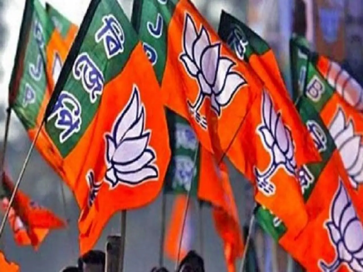 संगठन चुनाव में हमें निष्ठावान कार्यकत्र्ताओं की फौज खड़ी करना है - आलोक मंडल स्तर पर संगठन चुनाव संबंधी कार्यशालाएँ संपन्न सिवनी यशो:- भाजपा में सच्चे अर्थों में लोकतंत्र है, जिसके कारण संगठन पर्व के अंतर्गत प्राथमिक सदस्यता और फिर सक्रिय सदस्यता और उसके बाद संगठन चुनाव भारतीय जनता पार्टी करने जा रही है। संगठन चुनाव पार्टी की मजबूती और ऊर्जावान, राष्ट्रभक्त कार्यकर्ताओं की टोली खड़ी करना है। भाजपा में प्रत्येक कार्यकर्ता महत्वपूर्ण है। उक्त आशय के उद्गार संगठन चुनाव के अंतर्गत भाजपा जिला अध्यक्ष आलोक दुबे द्वारा आज से जिले के विभिन्न मडलों में आयोजित कार्यशालाओं के कार्यकर्ताओं को संबोधित करते हुए करते हुए कही गई। श्री दुबे ने कहा कि, जिस प्रकार से हमने संगठन पर्व के अंतर्गत प्राथमिक डिजिटल और सक्रिय सदस्यता ऐतिहासिक ढंग से बनाई है। उसी प्रकार से अच्छे और संगठन निष्ठ कार्यकर्ताओं की फौज, हम इन संगठन चुनाव में खड़ी करें और पार्टी को अजेय बनाएं। भाजपा मीडिया प्रभारी श्रीकांत अग्रवाल ने बताया कि, भाजपा जिला अध्यक्ष आलोक दुबे द्वारा इन संगठनात्मक चुनावों को योग्यता को आगे बढऩे का सुनहरा अवसर निरूपित करते हुए दायित्वान कार्यकर्ताओं से आग्रह किया कि हमारी कार्यशैली निष्पक्ष होना चाहिए योग्यता को उसका स्थान और सम्मान मिलना चाहिए।भारतीय जनता पार्टी कार्यकर्ता आधारित पार्टी है क्योंकि इस में ही कभी बूथ अध्यक्ष रहे अमित शाह पार्टी के राष्ट्रीय अध्यक्ष और बाद में केंद्रीय गृहमंत्री बने वहीं एक सामान्य चाय बेचने वाले परिवार का बेटा दुनिया का सबसे मजबूत प्रधानमंत्री नरेंद्र मोदी के रूप में बनता है। श्री दुबे ने पार्टी कार्यकर्ता एवं पदाधिकारी को बधाइयां देते हुए कहा कि सिवनी जिले की सदस्यता का लक्ष्य जिसे आप सभी ने परिश्रम की पराकाष्ठा करते प्राप्त किया है इसके लिए पार्टी के सभी देव दुर्लभ कार्यकर्ता अभिनंदन के पात्र हैं। चुनाव सर्वसम्मति से और पार्टी विस्तार की दृष्टि से निर्विरोध रूप से संपन्न हों इसका प्रयास करें। श्री दुबे ने कहा कि,भाजपा में संगठन चुनाव संगठन को और मजबूती प्रदान करने के लिए होता है। भाजपा परिवार सर्वस्पर्शी, सर्वव्यापी और सर्वक्षेत्रिय हो, इसके लिए पार्टी की सदस्यता करने के पश्चात निष्ठावान, संधर्षशील, अनुभवी, सक्रिय, सक्षम, समर्पित , उर्जावान और जुझारू पदाधिकारीयों की टीम बनाएं। सभी दायित्वान कार्यकर्ता आपसी सहमति और समन्वय के साथ आगामी दिनों में संपन्न होने वाले संगठन के चुनाव को संपादित करें। यह ध्यान रखें कि भाजपा में पद नहीं दायित्व होता है, सम्मान नहीं बल्कि एक चुनौती होती है।