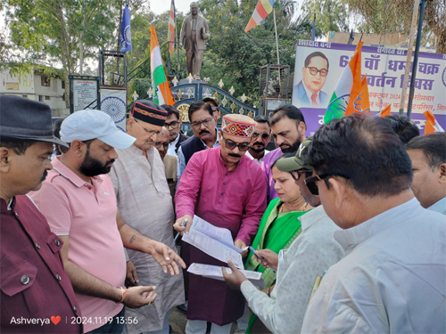 अनेक समस्याओं के निराकरण के लिये कांग्रेस ने जिला कलेक्टर को सौंपा ज्ञापन कहा किसानों को खाद और बिजली नहीं मिल रही, सड़्क निर्माण में नियमों की अनदेखी से हो सकती है दुर्घटना  Seoni 19 November 24 सिवनी यशो:- जिला कांग्रेस कमेटी सिवनी (District Congress Committee Seoni) द्वारा सिवनी जिले के किसानों की निम्नलिखित समस्याओं का त्वरित निराकरण करने जिला कलेक्टर (District Collector) को ज्ञापन (memorandum ) सौंपकर मांग की है कि वर्तमान में किसान भाई अपनी रबी फसल (Winter crops) की बुआई का कार्य कर रहे है किसानों को पर्याप्त खाद  (fertilizer) मिलने में अनेक समस्याओं का सामना करना पड़ रहा है जिन खेतो में बुआई हो चुकी है वहॉ फसलों में पानी देने के लिए ग्रामीण क्षेत्रों में बिजली (Electricity) की कटौती से किसान परेशान (farmers worried ) हो रहें है। तथा जिला मुख्यालय के नगझर से खैरीटेक तक एमपीआरडीसी (MPRDC ) द्वारा सड़क का निर्माण (road construction ) कराया जा रहा है ठेकेदार (Contractor ) द्वारा निर्माण कार्य में नियमों को ताक में रखकर सड़क का निर्माण किया जा रहा है पूरी सड़क पर धूल एवं गिट्टी के कारण राहगीरों को आवागमन में भारी कठिनाईयों से जूझना पड़ रहा है साथ ही इसी मार्ग पर अनेक शिक्षण संस्थान (Teaching institute) लगती है इन शिक्षण संस्थानों में अध्यनरत छात्र छात्राओं  (students studying ) को आवागमन में अनेक तरह की परेशानीयों का समना करना पड़ रहा है यदि समय रहते सिंगल मार्ग को व्यवस्थित नही किया गया तो कोई भी गंभीर दुर्घटना घटने से इंकार नही किया जा सकता। जिला कांग्रेस अध्यक्ष राजकुमार खुराना के नेतृत्व में जिला कलेक्टर महोदय को ज्ञापन सौंपकर मांग की गई है कि जिले के किसानों को रवि फसल की बुआई कार्य में आ रही समस्या को ध्यान में रखते हुए खाद एवं बिजली की आपूर्ति सुचारू रूप से करने के साथ ही सड़क निर्माण के ठेकेदार को यातायात व्यवस्था को ध्यान में रखते हुये सड़क निर्माण हेतु निर्देशित करने का कष्ट करें। कार्यक्रम में जेपीएस तिवारी, मो. असलम खान, सुरेन्द्र करोसिया, मोहनसिंह चंदेल, रामकुमार कुल्हाडा मासाब, विष्णु करोसिया, आजम दीवान अली, तेजसिंह रघुवंशी, मनोज राहंगडाले, मोहन सिह ठाकुर, गेंदलाल भलावी, डालचंद बर्वे, धु्रवनारायण चौधरी, विनोद यादव, गिडियन टी सिंह, श्रीमति ललिता बघेल, शंकरलाल डहेरिया, कैलाश अवधिया, राजेश मानाठाकुर, राजिक अकील, सुमित मिश्रा,आदित्य मोन्टू भूरा, विपिन यादव, शिवसनोडिया, प्रमोद गुंटी यादव, जोएब जकी अनवर खान, नब्बू भाई, नन्दू यादव, राजकुमार ठाकुर, सुजीत गोदरे, उमंग शर्मा, नितिन बघेले, दिलीप राहंगडाले, एड़ मिर्जा फेसल बेग, रामकिशोर बघेल, छोटेलाल उइके, दुर्गेश भूरा बहारे सहित बडी संख्या में कांग्रेस जन उपस्थित रहें।