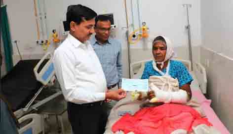 भेडि़ए के हमले में घायल महिलाओं से मिलने पहुंचे कलेक्टर घायल महिलाओं को प्रदान की अनुदान राशि छिंदवाड़ा-13 नवंबर 2024 छिन्दवाड़ा यशो:- कलेक्टर शीलेन्द्र सिंह ने जिला चिकित्सालय पहुंचकर हाल ही में भेडि़ए के हमले में घायल हुईं महिलाओं की स्वास्थ्य स्थिति का जायजा लिया। इस दौरान उनके साथ पुलिस अधीक्षक श्री मनीष खत्री, एसडीएम श्री सुधीर जैन व सिविल सर्जन डॉ.गोन्नाड़े उपस्थित रहे। चिकित्सकों से चर्चा के दौरान उन्होंने पाया कि दोनों महिलाओं की स्थिति में लगातार सुधार हो रहा है और अब उनकी जान को कोई खतरा नहीं है। भुजलोबाई और दुर्गा बाई को अनुदान राशि का वितरण- कलेक्टर श्री सिंह ने जिला चिकित्सालय में घायल महिला भुजलो बाई डहेरिया को 1 लाख रुपये का चेक प्रदान किया, वहीं दुर्गा बाई नरवाहे को 20 हजार रुपये का चेक सौंपा। उन्होंने इस दौरान महिलाओं से बातचीत की और उनकी स्वास्थ्य स्थिति के बारे में जानकारी ली।