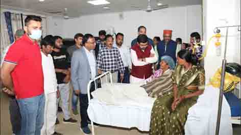 जिला अस्पताल पहुंचे सांसद बंटी विवेक साहू दुर्घटना में घायल मरीजों का हाल-चाल जाना मृतक के परिजन को 20 हजार और घायलों को 10-10 हजार के चेक वितरित किए  Chhindwara 20 November 2024 छिंदवाड़ा यशो:- लावाघोघरी के बंजारी घाट में मंगलवार की शाम मजदूरों से भरे पिकअप वाहन के खाई में गिरने से 20 मजदूर घायल हो गए थे, इनमें से एक महिला की मौत हो गई थी सभी घायलों को जिला अस्पताल  (District Hospital) में भर्ती कराया गया था। बुधवार को सांसद  बंटी विवेक साहू (MP Bunty Vivek Sahu) जैसे ही बेंगलुरु से छिंदवाड़ा (Bengaluru to Chhindwara) पहुंचे सीधे जिला अस्पताल गए और उन्होंने घायल मरीजों का हाल-चाल जाना और सभी के परिजनों को ढांढस बंधाया और संकट की घड़ी में उनके साथ खड़े होने के लिए कहा ।  सासंद ने एक मृतक महिला रूनी पति मेहतराम निवासी ग्राम राजोला माल के परिजन को 20 हजार की सहायता और 5 अन्य गंभीर घायलों में जमुना पिता फलक राम राजोलामाल, जूना पति सुखदेव राजोला रैयत,सुख सुक्को पति बूंदी बडग़ोना, अर्जुन पिता शंकर ग्राम बामला,मनक लाल पिता झमर निवासी बडग़ोना को ?10,10 हजार की राशि के चेक वितरित किए । सांसद हर मरीज से मिले और उनकी इलाज को लेकर चर्चा की मौके पर मौजूद डीन अभय कुमार वर्मा, सिविल सर्जन नरेश गोडांने को घायलों का उचित इलाज करने के निर्देश दिए । सांसद के साथ पूर्व विधायक नथन शाह,वरिष्ठ भाजपा नेता राजू नरोटे, अरविंद राजपूत रोहित पोफली,दुर्गेश नरोटे, गोपी ठाकुर और अन्य जनप्रतिनिधि उपस्थित थे।