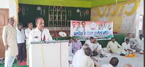 संगठित होकर संगठन को मजबूत करने मैदान में उतरी कांग्रेस जनता को साथ लेकर भाजपा सरकार की जनविरोधी नीतियों की करेंगे खिलाफत सौंसर ब्लॉक कांग्रेस कमेटी की आयोजित बैठक में लिये गये महत्वपूर्ण फैसले Chhindwara-13 November 2024 छिन्दवाड़ा यशो:- मप्र के पूर्व मुख्यमंत्री कमलनाथ (Former Chief Minister of Madhya Pradesh Kamal Nath) व पूर्व सांसद नकुलनाथ (Former MP Nakulnath) के कार्यकाल में जनहितैषी योजनाओं का सफल क्रियान्वयन हुआ जिससे जिले का प्रत्येक वर्ग लाभांवित हुआ, किन्तु वर्तमान में भाजपा सरकार (BJP government) की जन विरोधी नीतियों से समाज का हर वर्ग त्रस्त है। जनता भाजपा के राज में र्दुदिन का सामना कर रही जिसे दूर करने के लिये कांग्रेस (Congress) जल्द ही जनता के साथ मैदान में उतरेगी। उक्त उदगार आज कांग्रेस के वरिष्ठ नेताओं ने सौंसर ब्लॉक कांग्रेस कमेटी की आयोजित बैठक में व्यक्त किये। पांढुर्ना जिला कांग्रेस कमेटी अध्यक्ष सुरेश झलके ने उपस्थित कांग्रेस पदाधिकारियों व कार्यकर्ताओं को सम्बोधित करते हुये कहा कि माननीय कमलनाथ जी व माननीय नकुलनाथ जी के नेतृत्व में कांग्रेस नई ऊर्जा के साथ कांधे से कांधा मिलकर चलने को तैयार है। माननीय कमलनाथ जी के जन्मदिन पर छिन्दवाड़ा जिला मुख्यालय पर आयोजित होने वाले कार्यक्रम में कांग्रेस के सभी पदाधिकारियों व कार्यकर्ताओं से पहुंचने के लिये आग्रह किया। आयोजित बैठक को सम्बोधित करते हुये जिला कांग्रेस कमेटी अध्यक्ष विश्वनाथ ओक्टे ने कहा कि भाजपा सरकार के षड्यंत्र व जनविरोधी नीतियों के खिलाफ कांग्रेस संगठित होकर लड़ेगी और जीतेगी भी। कांग्रेस ने देश को आजाद कराने के लिये अंग्रेजों से लड़ाई लड़ी है अब हमें भाजपा सरकार की उन फसलों के खिलाफ मैदान में उतरना है जिससे जनता त्रस्त हो चुकी है, उसमें महंगाई से लेकर बेरोजगारी, लचर स्वास्थ्य सुविधाओं से लेकर शिक्षा व्यवस्था व भाजपा के द्वारा फैलाया जा रहा भ्रष्टाचार भी शामिल है। उन्होंने पूर्व सीएम श्री कमलनाथ व श्री नकुलनाथ व स्वयं की ओर से नियुक्त पदाधिकारियों को शुभकामनायें दी साथ ही दशहरा मैदान में आयोजित कार्यक्रम में सभी को आमंत्रित किया। पांढुर्ना जिला प्रभारी गंगाप्रसाद तिवारी ने आयोजित बैठक को सम्बोधित करते हुये कहा कि क्षेत्रीय कमेटियों के विस्तार पर विशेष ध्यान दिया जाये। बूथ पर नियुक्ति करने से पहले तेरा-मेरा घर छोड़ें और यह ध्यान रखें की जिसे पद दिया जा रहा है क्या वह कार्य करने में सक्षम है अथवा नहीं। उन्होंने माननीय कमलनाथ जी के जन्मदिन मनाने को लेकर की जा रही तैयारियों की समीक्षा की साथ ही पंडित जवहार लाल नेहरू, पूर्व प्रधानमंत्री श्रीमती इंदिरा गांधी जी व बिरसा मुंडा जयंती मनाने को लेकर भी चर्चा की। आयोजित बैठक में प्रीतम पटेल, डॉ. राजेन्द्र यमदे, भागवत महाजन, पुनाराम बाविस्टाले, , केशव बोड़े, विलाश जोगी, कैलाश चौधरी, चन्द्रशेखर गुर्वे, प्रशांत महाले, अशोक चौधरी, सतीश बोड़के, बसंत चौधरी, नंदू राय, ब्रजकिशोर चांडक, नेहा जोगी, क्षेत्रीय अध्यक्ष व नगर अध्यक्ष सहित बड़ी संख्या में कांग्रेस के पदाधिकारी व कार्यकर्तागण उपस्थित रहे।