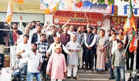 यह एक महत्वपूर्ण जीत है जो हमारी पार्टी की नीतियों और कार्यक्रमों की सफलता को दर्शाती है: शेषराव यादव हमारी पार्टी ने हमेशा से जनता के हितों की लड़ाई लड़ी है और इस जीत से हम और अधिक मजबूत होकर जनता की सेवा करेंगे: शेषराव यादव  Chhindwara 23 November 2024 छिंदवाड़ा यशो:- महाराष्ट्र्र विधानसभा चुनावों (maharashtra assembly elections) में भारतीय जनता पार्टी (Bharatiya Janata Party) को प्रचंड विजयश्री का उत्सव (Celebration of Prachanda Vijayashree) भाजपा जिला कार्यालय में मनाया गया। भाजपा की इस प्रचंड विजयश्री पर भाजपा जिलाध्यक्ष शेषराव यादव (BJP District President Sheshrao Yadav) ने पार्टी पदाधिकारी एवं कार्यकर्ताओं के साथ आतिशबाजी (fireworks)कर मिठाई खिलाकर बधाईयां दीं।    भाजपा जिलाध्यक्ष शेषराव यादव ने पदाधिकारियों एवं कार्यकर्ताओं को संबोधित करते हुए कहा कि महाराष्ट्र विधानसभा चुनाव में भाजपा की जीत के लिए मैं आप सभी को बधाई देता हूं। यह एक महत्वपूर्ण जीत है जो हमारी पार्टी की नीतियों और कार्यक्रमों की सफलता को दर्शाती है।इस जीत के लिए मैं हमारे सभी कार्यकर्ताओं और नेताओं को धन्यवाद देता हूं, जिन्होंने अथक प्रयास किया और इस जीत को संभव बनाया। हमारी पार्टी ने हमेशा से जनता के हितों की लड़ाई लड़ी है और इस जीत से हम और अधिक मजबूत होकर जनता की सेवा करेंगे।    उन्होंने कहा मैं आप सभी से अनुरोध करता हूं कि आप हमारी पार्टी के साथ मिलकर काम करें और हमें और अधिक मजबूत बनाने में मदद करें। हमारी पार्टी की नीतियों और कार्यक्रमों को जन-जन तक पहुंचाने में मदद करें और हमें और अधिक मजबूत बनाने में मदद करें। उन्होंने कहा कि एक बार फिर से मैं आप सभी को इस जीत के लिए बधाई देता हूं और आप सभी से अनुरोध करता हूं कि आप हमारी पार्टी के साथ मिलकर काम करें और हमें और अधिक मजबूत बनाने में मदद करें। इस अवसर पर वरिष्ठ साथी विजय झांझरी, विजय पाण्डे, संजय पटेल, श्रीमती गरिमा दामोदर, भारत घई, माइकल पहाड़े, रंगू यादव, राहुल उइके, संदीप सिंह चौहान, दीपक, कोल्हे, अर्पण मैद, मनोज चौरे, दिंशु यादव, प्रतीक दामोदर, तरुण सोनी, विजय नामदेव सहित बड़ी संख्या में पार्टी के पदाधिकारी एवं कार्यकर्तागण उपस्थित रहे।