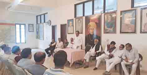 कांग्रेस में एक व्यक्ति एक पद की नीति पर काम कर अधिक कार्यकर्ताओं को देगी अवसर | Dainik Yashonnati कांग्रेस में एक व्यक्ति एक पद की नीति पर काम कर अधिक कार्यकत्र्ताओं को देगी अवसर बूथ को मजबूत करने वरिष्ठ नेताओं ने दिये मंत्र सम्बंधों से संगठन को मजबूत बनाया जाएगा छिन्दवाड़ा यशो:- राजीव कांग्रेस भवन में कांग्रेस के प्रभारी, पर्यवेक्षक व ब्लॉक अध्यक्षों की महत्वपूर्ण बैठक आयोजित की गई, जिसमें संगठनात्मक विषयों के साथ ही आगामी कार्ययोजना पर विस्तृत चर्चा हुई। क्षेत्रीय कांग्रेस कमेटियों में अविलम्ब नियुक्तियां करने हेतु निर्देशित किया गया। उपस्थित प्रभारी, पर्यवेक्षक व ब्लॉक अध्यक्षों ने अपने सुझाव भी प्रस्तुत किये। जिला कांग्रेस अध्यक्ष विश्वनाथ ओक्टे ने आयोजित बैठक को सम्बोधित करते हुये कहा कि कांग्रेस की सभी कमेटियों का पुर्नगठन सतत जारी है। क्षेत्रीय कमेटियों के गठन पर जोर देते हुये कहा कि अविलम्ब नियुक्तियां कर उसकी सूचना जिला कांग्रेस को प्रेषित करें। बूथ को मजबूत करने की दिशा में ठोस कदम उठाने के साथ ही एक बूथ की जिम्मेदारी एक ही व्यक्ति को देना सुनिश्चित किया। उन्होंने आगामी दिवस में आयोजित किये जाने वाले कार्यक्रमों की तैयारियों पर बिन्दुवार चर्चा की। कांग्रेस के मोर्चा संगठन में नियुक्तियां प्रभारी से चर्चा के उपरांत की जाये साथ ही अपनी पसंद व नापसंद को दूर रखते हुये नियुक्ति की जाएगी। पांढुर्ना जिला प्रभारी गंगा प्रसाद तिवारी ने कहा कि प्रत्येक बूथ का अध्ययन व समीक्षा करने के लिये अभी पर्याप्त समय है। जब कांग्रेस प्रत्येक क्षेत्र व जिले के कोने-कोने में मजबूत होगी तब ही कांग्रेस का प्रत्येक पदाधिकारी व कार्यकर्ता मजबूत होगा। संगठन को मजबूत करने के लिये सबसे आवश्यक यह है कि हमें जनता के बीच पहुंचना होगा और सतत उनके सम्पर्क में रहना होगा, क्योंकि सम्बंधों से ही संगठन मजबूत होगा। उन्होंने आपसी मनमुटाव को दूर कर एकजुट होकर कार्य करने की सलाह दी। जामई विधानसभा प्रभारी गोविंद राय ने सम्बोधित करते हुये कहा कि अब कांग्रेस में एक व्यक्ति के पास एक ही पद रहेगा। उन्होंने अपने उदबोधन में आगे कहा कि क्षेत्रीय कांग्रेस कमेटी में कहां बदलाव की आवश्यकता है यह भी तय करें। प्रत्येक बूथ की जिम्मेदारी, ब्लॉक एवं क्षेत्रीय कांग्रेस कमेटियों के मध्य तालमेल बना रहे। उन्होंने कांग्रेस छोडऩे वालों की सूची बनाने की जिम्मेदारी प्रभारी, पर्यवेक्षक व ब्लॉक अध्यक्षों को सौंपी। दिग्गज कवियों का होगा समागम निनाद कला समिति के सचिव आनंद बक्षी ने आयोजित बैठक को सम्बोधित करते हुये पूर्व सीएम माननीय कमलनाथ के जन्मदिवस पर आयोजित होने वाले आयोजनों पर विस्तृत जानकारी दी। कमलनाथ के जन्मदिवस पर दिग्गज कवियों का समागम होगा और हास्य व वीर रस की कविताओं का रस बरसेगा। ख्यातिलब्ध कवि कुमार विश्वास, सुनील जोगी, रमेश मुस्कान (हास्य), दिनेश बावरा (हास्य), कविता तिवारी (वीर) व प्रीति पांडे श्रृंगार रस की कविताओं पर अपनी शानदार प्रस्तुति देंगे। कांग्रेस नवम्बर में मनायेगी विभिन्न कार्यक्रम कांग्रेस के द्वारा आगामी दिवसों में आयोजित किये जाने वाले कार्यक्रमों की रूपरेखा तैयार की गई। 14 नवम्बर को पंडित जवहार लाल नेहरू जी की जयंती, 15 नवम्बर को बिरसा मुंडा जयंती, 18 नवम्बर को पूर्व सीएम श्री कमलनाथ जी का जन्मदिवस व 19 नवम्बर को राष्ट्रनेत्री श्रीमती स्व. इंदिरा गांधी जी की जयंती मनाई जाएगी। आयोजित कार्यक्रमों की आयोजन की विस्तृत रूपरेखा तैयार की गई।