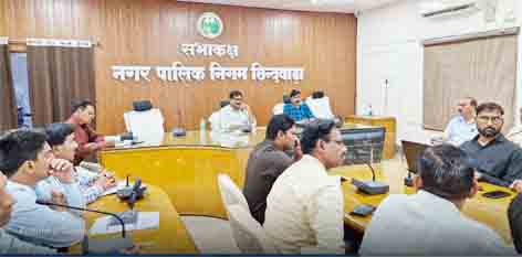 बाजार में अमानक पॉलिथीन जप्ती एवं चालानी कार्यवाही निर्देश निगम आयुक्त ने की अवैध कालोनियों की समीक्षा छिंदवाड़ा यशो:- नगर निगम आयुक्त चंद्रप्रकाश राय ने मंगलवार को निगम सभाकक्ष मे समय सीमा की बैठक ली। आयुक्त ने बैठक में निगम की विभिन्न शाखाओं के प्रमुखों के कार्यों की समीक्षा की। बैठक में मुख्य रूप से अवैध एवं स्वीकृति के विपरित निर्माण एवं क्षतिग्रस्त भवन के संबंध में अब तक जारी नोटिसों पश्चात की गई कार्यवाही की जानकारी लेते हुए आगामी कार्यवाही प्रस्तावित करने के निर्देश दिए गए। सांसद एवं विधायक निधि के कार्यों तथा सांसद एवं विधायक के पत्रों पर की जाने की कार्यवाही की अद्यतन स्थिति की समीक्षा की गई। आयुक्त ने अवैध कालोनियों पर की जाने वाली कार्यवाही की समीक्षा की गई। आगामी दिवसों में स्वच्छ भारत मिशन सर्वेक्षण को लेकर की जाने वाली तैयारियों के बिंदुओं के संबंध में निगमायुक्त ने विस्तार से निर्देश दिए। इसके साथ ही बाजार में अमानक पॉलिथीन जप्ती एवं चालानी कार्यवाही में तेजी लाने के निर्देश भी बैठक में दिए गए।प्रधानमंत्री आवास योजना (बीएलसी घटक) में जियो टैग एवं राशि प्राप्त होने के उपरांत किए जाने की समीक्षा आयुक्त ने की। निगमायुक्त ने सड़को पर आवारा पशुओं को पकडऩे की कार्यवाही को प्रतिदिन किए जाने के निर्देश दिए। बिना अनुमति भवन निर्माण एवं अनुमति से अधिक निर्माण किए जाने वाले भवनों पर प्रशमन अधिरोपित करने की कार्यवाही के साथ ही नोटिस जारी करने के निर्देश निगमायुक्त ने दिए। राजस्व वसूली की समीक्षा करते हुए निगमायुक्त ने संपत्ति कर, जलकर, दुकान किराया एवं प्रीमियम, लीज रेंट की राशि सहित अन्य करो कि राशि संग्रहण में वृद्धि के निर्देश दिए। इसके साथ ही जिन भवन स्वामियों को डिमांड नोटिस जारी किए गए थे परंतु उनके द्वारा कर का भुगतान नहीं किए है उनके विरुद्ध कुर्की की कार्यवाही करने के निर्देश दिए। भवन अनुज्ञा हेतु लंबित आवेदनों की समीक्षा में आयुक्त ने आवेदनों के समय सीमा के निराकरण के निर्देश दिए। पी0एम0 स्वनिधि के अंतर्गत आयुक्त ने दस हजार, बीस हजार एवं पचास हजार रुपए की राशि के ऋण को लक्ष्य के अनुसार अधिक से अधिक हितग्राही को प्रदान करने के निर्देश दिए। इसके साथ ही आयुक्त ने कोर्ट प्रकरण, जनसुनवाई, कलेक्टर टीएल, सीएम हेल्पलाइन, जन आकांक्षा पोर्टल, महापौर हेल्पलाइन सहित निगम टीएल के लंबित प्रकरणों की समीक्षा की एवं समय सीमा में निराकरण के निर्देश दिए। बैठक में सभी शाखा प्रमुख एवं अन्य कर्मचारी उपस्थित रहे।